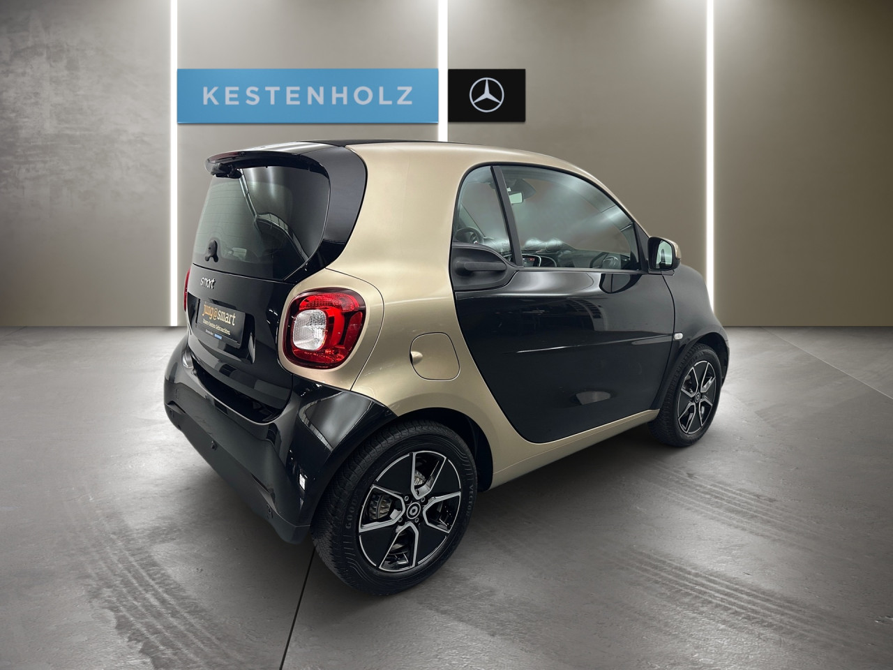 Getriebe: Automatikgetriebe, 1 GangDetailangaben f&uuml;r XEV Fahrzeug: Batterietechnologie: Lithium-Ionen,  Nutzbare Batteriekapazit&auml;t: 17,0kWh,  Batteriezustand: 92%Assistenzsysteme: Einparkhilfe hinten,  Tempomat,  Berganfahrhilfe,  Bremsassistent,  Seitenwind AssistentLicht und Sicht: LED-Tagfahrlicht,  Regensensor,  Colorverglasung,  Leuchtweitenregulierung,  LichtsensorAudio &amp; Kommunikation: Radio: smart Media-System connect mit digitalem Radio,  Multi-Funktions-Display,  Digitaler Radioempfang DAB,  USB Anschluss,  Handyvorbereitung Bluetooth,  Smartphone-App IntegrationKomfort: Klimaautomatik,  Fahrersitz h&ouml;henverstellbar,  Sitzheizung,  Armauflage Fahrer/Beifahrer,  Servolenkung,  Lenks&auml;ule verstellbar,  Zentralver. mit Fernbedienung,  Fensterheber elektrisch 2-fachInterieur: Sitze passion,  Multifunktions-Lederlenkrad: Lenkrad im 3-Speichen-Design in Leder, Multifunktionslenkrad im 3-Speichen-Design in Leder,  Bordcomputer,  LaderaumabdeckungExterieur: Leichtmetallfelgen 15 Zoll: Aluminiumr&auml;der 15, Im 4-Speichen-Design,  Au&szlig;enspiegel elekt.,  Reifenpannenset,  LadekabelSicherheit: i-Size Kindersitzbefestigung,  Fu&szlig;g&auml;ngerschutzsystem,  Fahrer- /Beifahrerairbag,  Kopfairbag vorn,  Seitenairbag vorn,  Knieairbag Fahrer,  Traktionskontrolle,  Elektr. Stabilit&auml;tsprogramm ESP,  Reifendruckverlust-Warnung,  Wegfahrsperre,  Au&szlig;entemperatur Anzeige: mit Frostwarnung,  Antiblockiersystem ABS,  Akustischer UmfeldschutzWeitere Ausstattung: L Linkslenker,  820 Deutschland-Ausf&uuml;hrung,  Plus-Paket,  V60 Batterie wassergek&uuml;hlt,  Ladekabel-Paket,  E01 ELEKTRO-DRIVE,  908 22 kW-Bordlader,  925 Null-Emission f&uuml;r Elektro Antrieb,  C65 Systemfrequenz Funkschl&uuml;ssel 433 MHZ,  164 drive lock - autom. T&uuml;rverriegelung bei FahrtSonstige Ma&szlig;e und Gewichte: Nutzlast: 215 kg,  zul&auml;ssiges Gesamtgewicht: 1.310 kgIrrt&uuml;mer und &Auml;nderungen vorbehalten