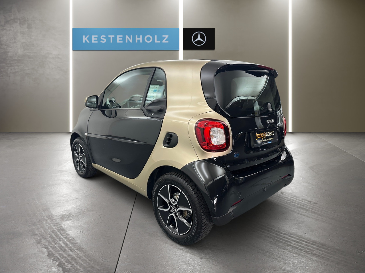 Getriebe: Automatikgetriebe, 1 GangDetailangaben f&uuml;r XEV Fahrzeug: Batterietechnologie: Lithium-Ionen,  Nutzbare Batteriekapazit&auml;t: 17,0kWh,  Batteriezustand: 92%Assistenzsysteme: Einparkhilfe hinten,  Tempomat,  Berganfahrhilfe,  Bremsassistent,  Seitenwind AssistentLicht und Sicht: LED-Tagfahrlicht,  Regensensor,  Colorverglasung,  Leuchtweitenregulierung,  LichtsensorAudio &amp; Kommunikation: Radio: smart Media-System connect mit digitalem Radio,  Multi-Funktions-Display,  Digitaler Radioempfang DAB,  USB Anschluss,  Handyvorbereitung Bluetooth,  Smartphone-App IntegrationKomfort: Klimaautomatik,  Fahrersitz h&ouml;henverstellbar,  Sitzheizung,  Armauflage Fahrer/Beifahrer,  Servolenkung,  Lenks&auml;ule verstellbar,  Zentralver. mit Fernbedienung,  Fensterheber elektrisch 2-fachInterieur: Sitze passion,  Multifunktions-Lederlenkrad: Lenkrad im 3-Speichen-Design in Leder, Multifunktionslenkrad im 3-Speichen-Design in Leder,  Bordcomputer,  LaderaumabdeckungExterieur: Leichtmetallfelgen 15 Zoll: Aluminiumr&auml;der 15, Im 4-Speichen-Design,  Au&szlig;enspiegel elekt.,  Reifenpannenset,  LadekabelSicherheit: i-Size Kindersitzbefestigung,  Fu&szlig;g&auml;ngerschutzsystem,  Fahrer- /Beifahrerairbag,  Kopfairbag vorn,  Seitenairbag vorn,  Knieairbag Fahrer,  Traktionskontrolle,  Elektr. Stabilit&auml;tsprogramm ESP,  Reifendruckverlust-Warnung,  Wegfahrsperre,  Au&szlig;entemperatur Anzeige: mit Frostwarnung,  Antiblockiersystem ABS,  Akustischer UmfeldschutzWeitere Ausstattung: L Linkslenker,  820 Deutschland-Ausf&uuml;hrung,  Plus-Paket,  V60 Batterie wassergek&uuml;hlt,  Ladekabel-Paket,  E01 ELEKTRO-DRIVE,  908 22 kW-Bordlader,  925 Null-Emission f&uuml;r Elektro Antrieb,  C65 Systemfrequenz Funkschl&uuml;ssel 433 MHZ,  164 drive lock - autom. T&uuml;rverriegelung bei FahrtSonstige Ma&szlig;e und Gewichte: Nutzlast: 215 kg,  zul&auml;ssiges Gesamtgewicht: 1.310 kgIrrt&uuml;mer und &Auml;nderungen vorbehalten