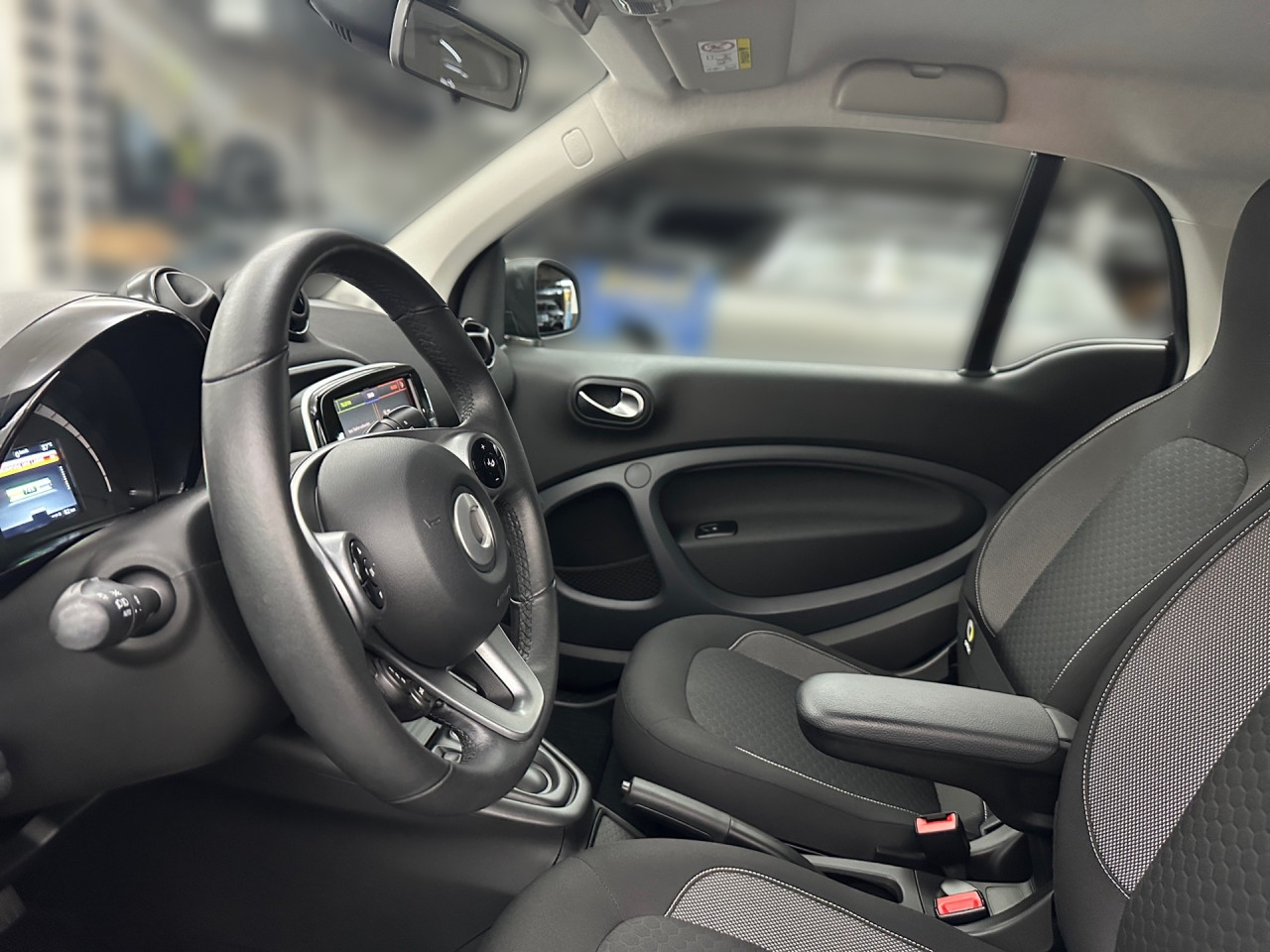 Getriebe: Automatikgetriebe, 1 GangDetailangaben f&uuml;r XEV Fahrzeug: Batterietechnologie: Lithium-Ionen,  Nutzbare Batteriekapazit&auml;t: 17,0kWh,  Batteriezustand: 92%Assistenzsysteme: Einparkhilfe hinten,  Tempomat,  Berganfahrhilfe,  Bremsassistent,  Seitenwind AssistentLicht und Sicht: LED-Tagfahrlicht,  Regensensor,  Colorverglasung,  Leuchtweitenregulierung,  LichtsensorAudio &amp; Kommunikation: Radio: smart Media-System connect mit digitalem Radio,  Multi-Funktions-Display,  Digitaler Radioempfang DAB,  USB Anschluss,  Handyvorbereitung Bluetooth,  Smartphone-App IntegrationKomfort: Klimaautomatik,  Fahrersitz h&ouml;henverstellbar,  Sitzheizung,  Armauflage Fahrer/Beifahrer,  Servolenkung,  Lenks&auml;ule verstellbar,  Zentralver. mit Fernbedienung,  Fensterheber elektrisch 2-fachInterieur: Sitze passion,  Multifunktions-Lederlenkrad: Lenkrad im 3-Speichen-Design in Leder, Multifunktionslenkrad im 3-Speichen-Design in Leder,  Bordcomputer,  LaderaumabdeckungExterieur: Leichtmetallfelgen 15 Zoll: Aluminiumr&auml;der 15, Im 4-Speichen-Design,  Au&szlig;enspiegel elekt.,  Reifenpannenset,  LadekabelSicherheit: i-Size Kindersitzbefestigung,  Fu&szlig;g&auml;ngerschutzsystem,  Fahrer- /Beifahrerairbag,  Kopfairbag vorn,  Seitenairbag vorn,  Knieairbag Fahrer,  Traktionskontrolle,  Elektr. Stabilit&auml;tsprogramm ESP,  Reifendruckverlust-Warnung,  Wegfahrsperre,  Au&szlig;entemperatur Anzeige: mit Frostwarnung,  Antiblockiersystem ABS,  Akustischer UmfeldschutzWeitere Ausstattung: L Linkslenker,  820 Deutschland-Ausf&uuml;hrung,  Plus-Paket,  V60 Batterie wassergek&uuml;hlt,  Ladekabel-Paket,  E01 ELEKTRO-DRIVE,  908 22 kW-Bordlader,  925 Null-Emission f&uuml;r Elektro Antrieb,  C65 Systemfrequenz Funkschl&uuml;ssel 433 MHZ,  164 drive lock - autom. T&uuml;rverriegelung bei FahrtSonstige Ma&szlig;e und Gewichte: Nutzlast: 215 kg,  zul&auml;ssiges Gesamtgewicht: 1.310 kgIrrt&uuml;mer und &Auml;nderungen vorbehalten
