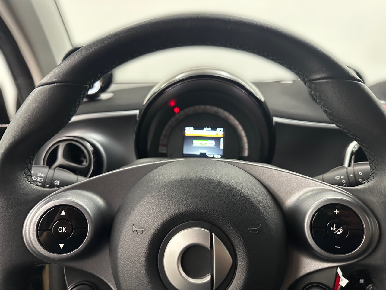 Getriebe: Automatikgetriebe, 1 GangDetailangaben f&uuml;r XEV Fahrzeug: Batterietechnologie: Lithium-Ionen,  Nutzbare Batteriekapazit&auml;t: 17,0kWh,  Batteriezustand: 92%Assistenzsysteme: Einparkhilfe hinten,  Tempomat,  Berganfahrhilfe,  Bremsassistent,  Seitenwind AssistentLicht und Sicht: LED-Tagfahrlicht,  Regensensor,  Colorverglasung,  Leuchtweitenregulierung,  LichtsensorAudio &amp; Kommunikation: Radio: smart Media-System connect mit digitalem Radio,  Multi-Funktions-Display,  Digitaler Radioempfang DAB,  USB Anschluss,  Handyvorbereitung Bluetooth,  Smartphone-App IntegrationKomfort: Klimaautomatik,  Fahrersitz h&ouml;henverstellbar,  Sitzheizung,  Armauflage Fahrer/Beifahrer,  Servolenkung,  Lenks&auml;ule verstellbar,  Zentralver. mit Fernbedienung,  Fensterheber elektrisch 2-fachInterieur: Sitze passion,  Multifunktions-Lederlenkrad: Lenkrad im 3-Speichen-Design in Leder, Multifunktionslenkrad im 3-Speichen-Design in Leder,  Bordcomputer,  LaderaumabdeckungExterieur: Leichtmetallfelgen 15 Zoll: Aluminiumr&auml;der 15, Im 4-Speichen-Design,  Au&szlig;enspiegel elekt.,  Reifenpannenset,  LadekabelSicherheit: i-Size Kindersitzbefestigung,  Fu&szlig;g&auml;ngerschutzsystem,  Fahrer- /Beifahrerairbag,  Kopfairbag vorn,  Seitenairbag vorn,  Knieairbag Fahrer,  Traktionskontrolle,  Elektr. Stabilit&auml;tsprogramm ESP,  Reifendruckverlust-Warnung,  Wegfahrsperre,  Au&szlig;entemperatur Anzeige: mit Frostwarnung,  Antiblockiersystem ABS,  Akustischer UmfeldschutzWeitere Ausstattung: L Linkslenker,  820 Deutschland-Ausf&uuml;hrung,  Plus-Paket,  V60 Batterie wassergek&uuml;hlt,  Ladekabel-Paket,  E01 ELEKTRO-DRIVE,  908 22 kW-Bordlader,  925 Null-Emission f&uuml;r Elektro Antrieb,  C65 Systemfrequenz Funkschl&uuml;ssel 433 MHZ,  164 drive lock - autom. T&uuml;rverriegelung bei FahrtSonstige Ma&szlig;e und Gewichte: Nutzlast: 215 kg,  zul&auml;ssiges Gesamtgewicht: 1.310 kgIrrt&uuml;mer und &Auml;nderungen vorbehalten