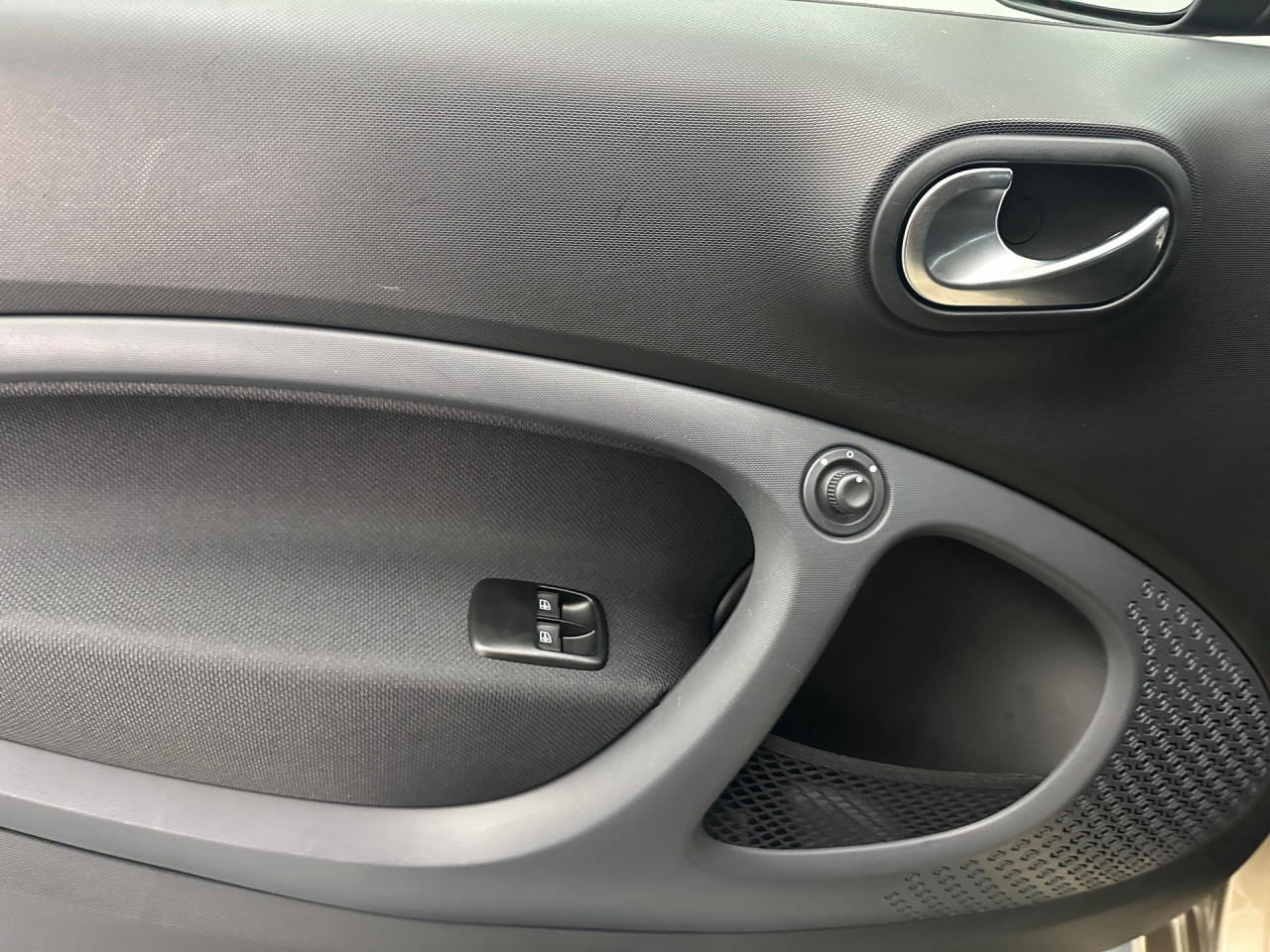Getriebe: Automatikgetriebe, 1 GangDetailangaben f&uuml;r XEV Fahrzeug: Batterietechnologie: Lithium-Ionen,  Nutzbare Batteriekapazit&auml;t: 17,0kWh,  Batteriezustand: 92%Assistenzsysteme: Einparkhilfe hinten,  Tempomat,  Berganfahrhilfe,  Bremsassistent,  Seitenwind AssistentLicht und Sicht: LED-Tagfahrlicht,  Regensensor,  Colorverglasung,  Leuchtweitenregulierung,  LichtsensorAudio &amp; Kommunikation: Radio: smart Media-System connect mit digitalem Radio,  Multi-Funktions-Display,  Digitaler Radioempfang DAB,  USB Anschluss,  Handyvorbereitung Bluetooth,  Smartphone-App IntegrationKomfort: Klimaautomatik,  Fahrersitz h&ouml;henverstellbar,  Sitzheizung,  Armauflage Fahrer/Beifahrer,  Servolenkung,  Lenks&auml;ule verstellbar,  Zentralver. mit Fernbedienung,  Fensterheber elektrisch 2-fachInterieur: Sitze passion,  Multifunktions-Lederlenkrad: Lenkrad im 3-Speichen-Design in Leder, Multifunktionslenkrad im 3-Speichen-Design in Leder,  Bordcomputer,  LaderaumabdeckungExterieur: Leichtmetallfelgen 15 Zoll: Aluminiumr&auml;der 15, Im 4-Speichen-Design,  Au&szlig;enspiegel elekt.,  Reifenpannenset,  LadekabelSicherheit: i-Size Kindersitzbefestigung,  Fu&szlig;g&auml;ngerschutzsystem,  Fahrer- /Beifahrerairbag,  Kopfairbag vorn,  Seitenairbag vorn,  Knieairbag Fahrer,  Traktionskontrolle,  Elektr. Stabilit&auml;tsprogramm ESP,  Reifendruckverlust-Warnung,  Wegfahrsperre,  Au&szlig;entemperatur Anzeige: mit Frostwarnung,  Antiblockiersystem ABS,  Akustischer UmfeldschutzWeitere Ausstattung: L Linkslenker,  820 Deutschland-Ausf&uuml;hrung,  Plus-Paket,  V60 Batterie wassergek&uuml;hlt,  Ladekabel-Paket,  E01 ELEKTRO-DRIVE,  908 22 kW-Bordlader,  925 Null-Emission f&uuml;r Elektro Antrieb,  C65 Systemfrequenz Funkschl&uuml;ssel 433 MHZ,  164 drive lock - autom. T&uuml;rverriegelung bei FahrtSonstige Ma&szlig;e und Gewichte: Nutzlast: 215 kg,  zul&auml;ssiges Gesamtgewicht: 1.310 kgIrrt&uuml;mer und &Auml;nderungen vorbehalten