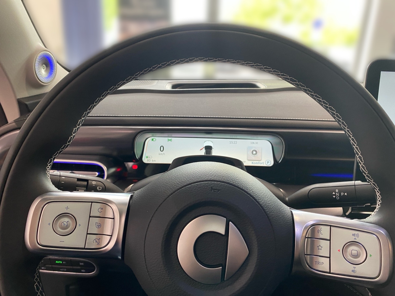 Getriebe: Automatikgetriebe, 1 GangAssistenzsysteme: Head-up-Display HUD,  selbstlenkende Einparkhilfe,  Automatische Distanzregelung ACC,  Spracheingabesystem,  Totwinkel-Assistent,  SpurhalteassistentLicht und Sicht: CyberSparks LED,  Regensensor,  Automatisch abblendender Innenspiegel,  Colorverglasung,  Dynamische LeuchtweitenregulierungAudio &amp; Kommunikation: Navigationssystem,  Multi-Funktions-Display 16:9,  Soundsystem: beats,  Bluetooth Audiostreaming,  Handyvorbereitung BluetoothKomfort: Klimaautomatik, 2 Zonen,  Panoramadach,  Fahrer-/Beifahrersitz elektrisch,  Memoryfunktion Fahrersitz,  Lordosenst&uuml;tze Fahrer,  Sitzheizung Fahrer/Beifahrer,  Easy-Entry Einstiegshilfe,  Armauflage hinten,  Servotronic,  Lenks&auml;ule verstellbar,  Keyless-Entry,  Zentralver. mit Fernbedienung,  Automatisch &ouml;ffnende HeckklappeInterieur: Sitze Leder,  Innenfarbe schwarz,  Multifunktionslenkrad,  Lenkradheizung,  R&uuml;cksitze klapp- und teilbar,  Laderaumabdeckung,  DurchladesystemExterieur: Leichtmetallfelgen 19 Zoll: Rotor,  Au&szlig;enspiegel elekt.,  DachrelingSicherheit: ISOFIX Kindersitzbefestigung,  Fahrer- /Beifahrerairbag,  Kopfairbag vorn und hinten,  Seitenairbag vorn,  TCS,  Elektr. Stabilit&auml;tsprogramm ESP: mit TSA,  Reifendruckkontrolle,  Diebstahlwarnanlage,  Wegfahrsperre,  Antiblockiersystem ABSIrrt&uuml;mer und &Auml;nderungen vorbehalten