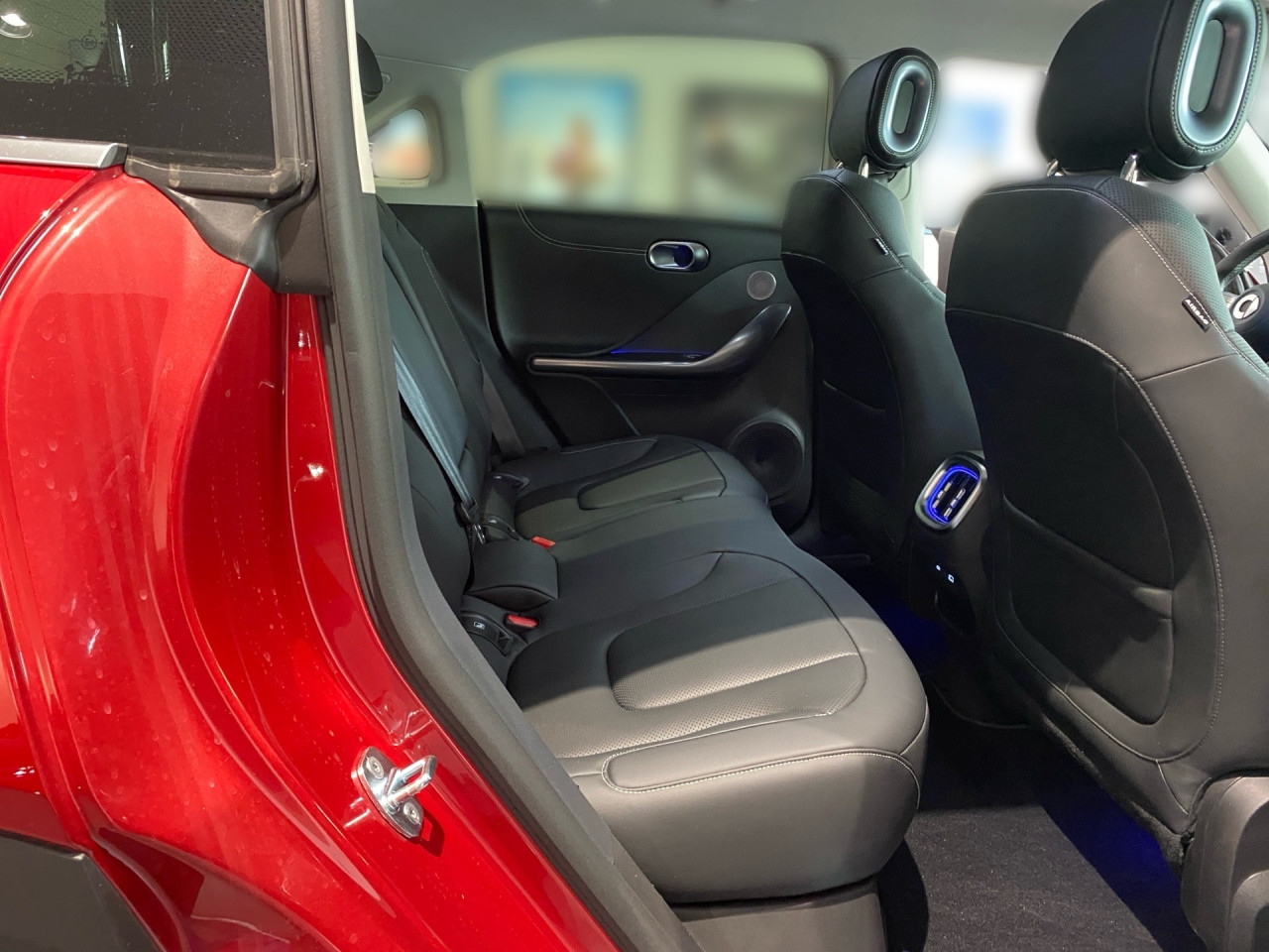 Getriebe: Automatikgetriebe, 1 GangAssistenzsysteme: Head-up-Display HUD,  selbstlenkende Einparkhilfe,  Automatische Distanzregelung ACC,  Spracheingabesystem,  Totwinkel-Assistent,  SpurhalteassistentLicht und Sicht: CyberSparks LED,  Regensensor,  Automatisch abblendender Innenspiegel,  Colorverglasung,  Dynamische LeuchtweitenregulierungAudio &amp; Kommunikation: Navigationssystem,  Multi-Funktions-Display 16:9,  Soundsystem: beats,  Bluetooth Audiostreaming,  Handyvorbereitung BluetoothKomfort: Klimaautomatik, 2 Zonen,  Panoramadach,  Fahrer-/Beifahrersitz elektrisch,  Memoryfunktion Fahrersitz,  Lordosenst&uuml;tze Fahrer,  Sitzheizung Fahrer/Beifahrer,  Easy-Entry Einstiegshilfe,  Armauflage hinten,  Servotronic,  Lenks&auml;ule verstellbar,  Keyless-Entry,  Zentralver. mit Fernbedienung,  Automatisch &ouml;ffnende HeckklappeInterieur: Sitze Leder,  Innenfarbe schwarz,  Multifunktionslenkrad,  Lenkradheizung,  R&uuml;cksitze klapp- und teilbar,  Laderaumabdeckung,  DurchladesystemExterieur: Leichtmetallfelgen 19 Zoll: Rotor,  Au&szlig;enspiegel elekt.,  DachrelingSicherheit: ISOFIX Kindersitzbefestigung,  Fahrer- /Beifahrerairbag,  Kopfairbag vorn und hinten,  Seitenairbag vorn,  TCS,  Elektr. Stabilit&auml;tsprogramm ESP: mit TSA,  Reifendruckkontrolle,  Diebstahlwarnanlage,  Wegfahrsperre,  Antiblockiersystem ABSIrrt&uuml;mer und &Auml;nderungen vorbehalten