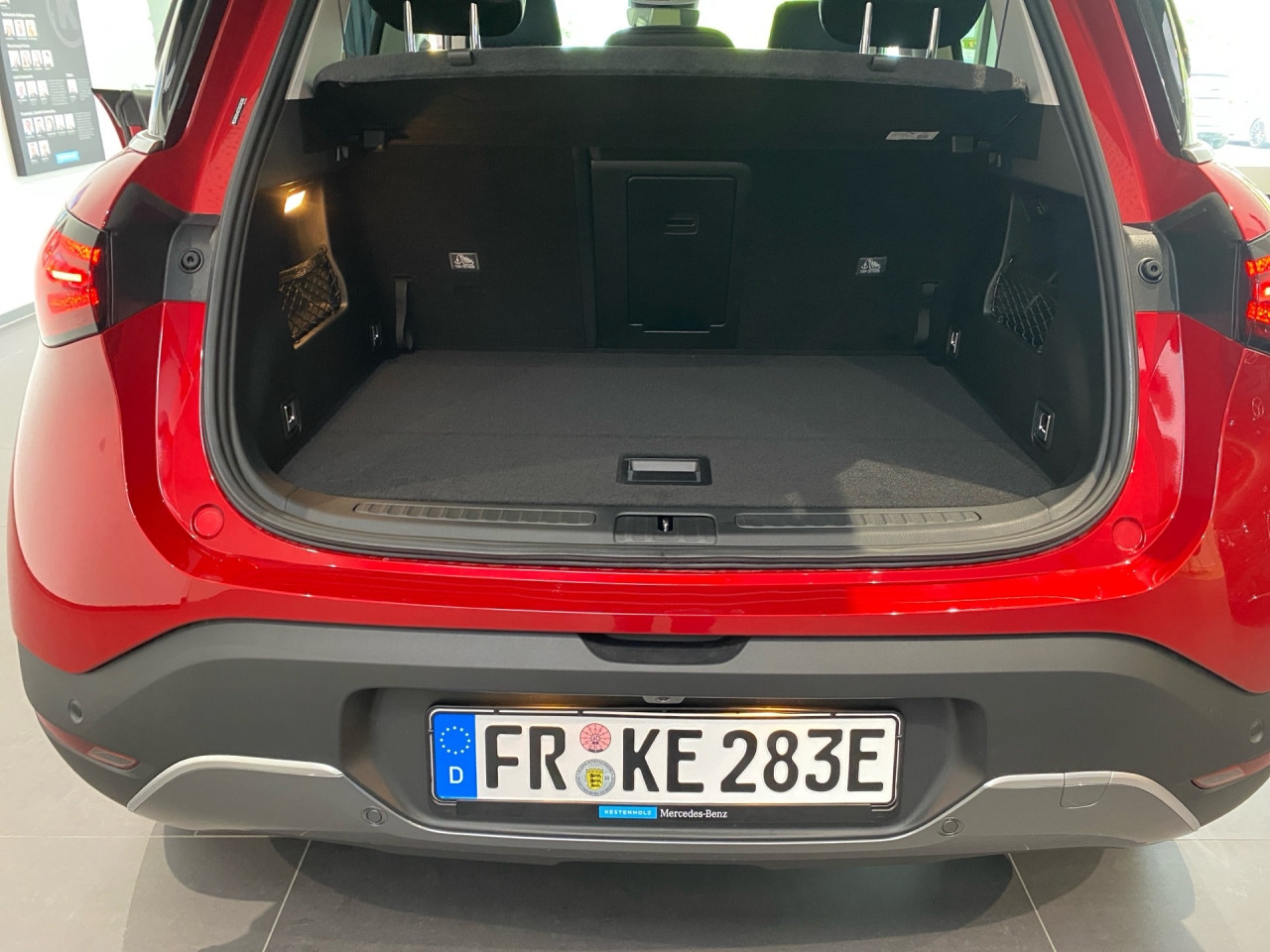 Getriebe: Automatikgetriebe, 1 GangAssistenzsysteme: Head-up-Display HUD,  selbstlenkende Einparkhilfe,  Automatische Distanzregelung ACC,  Spracheingabesystem,  Totwinkel-Assistent,  SpurhalteassistentLicht und Sicht: CyberSparks LED,  Regensensor,  Automatisch abblendender Innenspiegel,  Colorverglasung,  Dynamische LeuchtweitenregulierungAudio &amp; Kommunikation: Navigationssystem,  Multi-Funktions-Display 16:9,  Soundsystem: beats,  Bluetooth Audiostreaming,  Handyvorbereitung BluetoothKomfort: Klimaautomatik, 2 Zonen,  Panoramadach,  Fahrer-/Beifahrersitz elektrisch,  Memoryfunktion Fahrersitz,  Lordosenst&uuml;tze Fahrer,  Sitzheizung Fahrer/Beifahrer,  Easy-Entry Einstiegshilfe,  Armauflage hinten,  Servotronic,  Lenks&auml;ule verstellbar,  Keyless-Entry,  Zentralver. mit Fernbedienung,  Automatisch &ouml;ffnende HeckklappeInterieur: Sitze Leder,  Innenfarbe schwarz,  Multifunktionslenkrad,  Lenkradheizung,  R&uuml;cksitze klapp- und teilbar,  Laderaumabdeckung,  DurchladesystemExterieur: Leichtmetallfelgen 19 Zoll: Rotor,  Au&szlig;enspiegel elekt.,  DachrelingSicherheit: ISOFIX Kindersitzbefestigung,  Fahrer- /Beifahrerairbag,  Kopfairbag vorn und hinten,  Seitenairbag vorn,  TCS,  Elektr. Stabilit&auml;tsprogramm ESP: mit TSA,  Reifendruckkontrolle,  Diebstahlwarnanlage,  Wegfahrsperre,  Antiblockiersystem ABSIrrt&uuml;mer und &Auml;nderungen vorbehalten