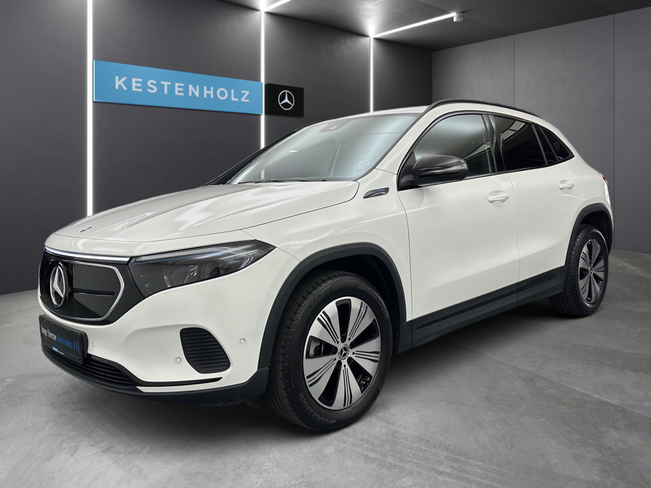 Getriebe: AutomatikgetriebeDetailangaben f&uuml;r XEV Fahrzeug: Batterietechnologie: Lithium-Ionen,  Nutzbare Batteriekapazit&auml;t: 66,0kWh,  Ladezeit (in Minuten): 375 (10% bis 100%),  Schnellladezeit (in Minuten): 32 (10% bis 80%)Ausstattungslinie: ProgressiveAusstattungspakete: Ausstattungspaket: Advanced-Paket, Remote und Charging Services Premium, Laderaum-Paket,  Komfort Paket: Sitzkomfort-Paket,  Night-Paket,  Licht- und Sichtpaket,  Businesspaket,  SpiegelpaketAssistenzsysteme: Fernlichtassistent,  Aktiver Park-Assistent inkl. PARKTRONIC: Parkassistent mit Querfunktion,  R&uuml;ckfahrkamera,  Tempomat,  Berganfahrhilfe,  Spracheingabesystem,  M&uuml;digkeitserkennung,  Spurhalteassistent,  Bremsassistent,  COLLISION PREVENTION ASSIST,  VerkehrszeichenerkennungLicht und Sicht: LED-Scheinwerfer,  Tagfahrlicht,  Regensensor,  Automatisch abblendende Innen- und Au&szlig;enspiegel,  W&auml;rmeschutzverglasung,  Ambientebeleuchtung mehrfarbig,  LichtsensorAudio &amp; Kommunikation: MBUX,  Navigationssystem,  Radio,  Multi-Funktions-Display,  Digitaler Radioempfang DAB,  zentrale Bedieneinheit: Touchpad,  AUX &amp; USB Anschluss,  Mercedes connect me: Konnektivit&auml;ts-Paket Navigation,  Handyvorbereitung Bluetooth,  Android Auto u. Apple CarPlay,  WLAN HotspotKomfort: Digitales Kombiinstrument,  Klimaautomatik,  Fahrersitz elektrisch,  Memoryfunktion Fahrersitz,  Lordosenst&uuml;tze Fahrer/Beifahrer,  Sitzheizung Fahrer/Beifahrer,  Komfortsitze,  Armauflage hinten,  Servolenkung,  Lenks&auml;ule verstellbar,  Start-Stopp System,  Zentralver. mit Fernbedienung,  Fensterheber elektrisch,  EASY-PACK Heckklappe,  DYNAMIC SELECT,  Getr&auml;nkehalter vornInterieur: Sitze Stoff Ledernachbildung ARTICO / Stoff Fl&eacute;ron schwarz,  Innenfarbe schwarz,  Multifunktions-Sport-/Lederlenkrad,  Bordcomputer,  R&uuml;cksitze klappbar,  Dekoreinlagen: Zierelemente Spiraloptik,  Lenkrad-SchaltwippenExterieur: Touchscreen Bedienung,  Leichtmetallfelgen 18 Zoll,  Au&szlig;enspiegel elekt. anklappbar,  Dachreling,  Reifenpannenset,  Notrufsystem,  Ladekabel Mode 3 (Typ 2/2): 5m glatt,  Wechsel-/Gleichstromladesystem (AC/DC Laden)Sicherheit: i-Size Kindersitzbefestigung,  Fu&szlig;g&auml;ngerschutzsystem,  Fahrer- /Beifahrerairbag,  Seitenairbag vorn und hinten,  Knieairbag Fahrer,  Traktionskontrolle,  Elektr. Stabilit&auml;tsprogramm ESP,  Reifendruckkontrolle,  Wegfahrsperre,  Au&szlig;entemperatur Anzeige,  Antiblockiersystem ABS,  Bremsverschlei&szlig;anzeige,  Notbremsassistent,  Akustischer Umfeldschutz,  Totwinkel-AssistentSonstige Ma&szlig;e und Gewichte: Nutzlast: 430 kg,  zul&auml;ssiges Gesamtgewicht: 2.470 kg,  Radstand: 2.729 mmIrrt&uuml;mer und &Auml;nderungen vorbehalten