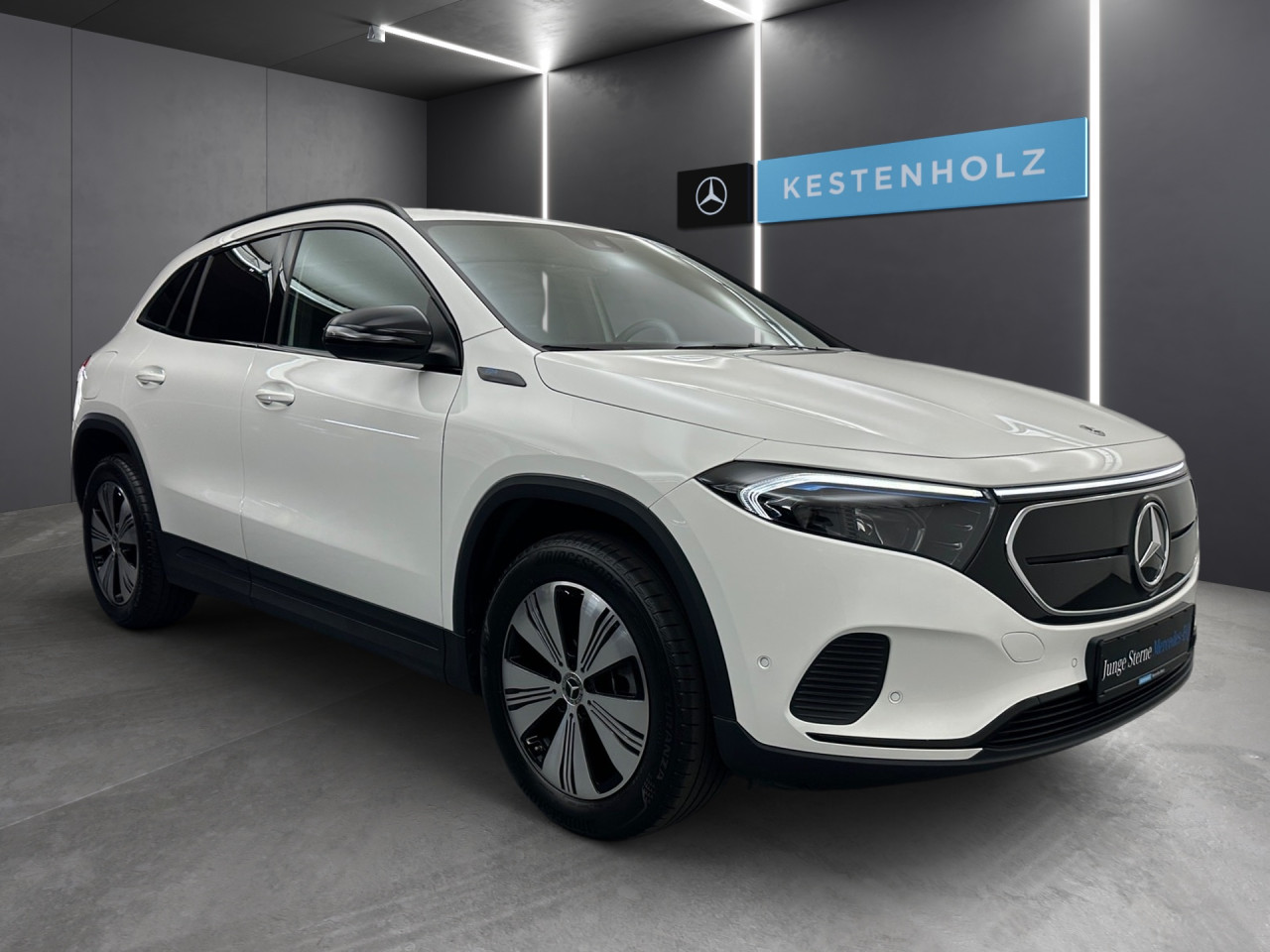 Getriebe: AutomatikgetriebeDetailangaben f&uuml;r XEV Fahrzeug: Batterietechnologie: Lithium-Ionen,  Nutzbare Batteriekapazit&auml;t: 66,0kWh,  Ladezeit (in Minuten): 375 (10% bis 100%),  Schnellladezeit (in Minuten): 32 (10% bis 80%)Ausstattungslinie: ProgressiveAusstattungspakete: Ausstattungspaket: Advanced-Paket, Remote und Charging Services Premium, Laderaum-Paket,  Komfort Paket: Sitzkomfort-Paket,  Night-Paket,  Licht- und Sichtpaket,  Businesspaket,  SpiegelpaketAssistenzsysteme: Fernlichtassistent,  Aktiver Park-Assistent inkl. PARKTRONIC: Parkassistent mit Querfunktion,  R&uuml;ckfahrkamera,  Tempomat,  Berganfahrhilfe,  Spracheingabesystem,  M&uuml;digkeitserkennung,  Spurhalteassistent,  Bremsassistent,  COLLISION PREVENTION ASSIST,  VerkehrszeichenerkennungLicht und Sicht: LED-Scheinwerfer,  Tagfahrlicht,  Regensensor,  Automatisch abblendende Innen- und Au&szlig;enspiegel,  W&auml;rmeschutzverglasung,  Ambientebeleuchtung mehrfarbig,  LichtsensorAudio &amp; Kommunikation: MBUX,  Navigationssystem,  Radio,  Multi-Funktions-Display,  Digitaler Radioempfang DAB,  zentrale Bedieneinheit: Touchpad,  AUX &amp; USB Anschluss,  Mercedes connect me: Konnektivit&auml;ts-Paket Navigation,  Handyvorbereitung Bluetooth,  Android Auto u. Apple CarPlay,  WLAN HotspotKomfort: Digitales Kombiinstrument,  Klimaautomatik,  Fahrersitz elektrisch,  Memoryfunktion Fahrersitz,  Lordosenst&uuml;tze Fahrer/Beifahrer,  Sitzheizung Fahrer/Beifahrer,  Komfortsitze,  Armauflage hinten,  Servolenkung,  Lenks&auml;ule verstellbar,  Start-Stopp System,  Zentralver. mit Fernbedienung,  Fensterheber elektrisch,  EASY-PACK Heckklappe,  DYNAMIC SELECT,  Getr&auml;nkehalter vornInterieur: Sitze Stoff Ledernachbildung ARTICO / Stoff Fl&eacute;ron schwarz,  Innenfarbe schwarz,  Multifunktions-Sport-/Lederlenkrad,  Bordcomputer,  R&uuml;cksitze klappbar,  Dekoreinlagen: Zierelemente Spiraloptik,  Lenkrad-SchaltwippenExterieur: Touchscreen Bedienung,  Leichtmetallfelgen 18 Zoll,  Au&szlig;enspiegel elekt. anklappbar,  Dachreling,  Reifenpannenset,  Notrufsystem,  Ladekabel Mode 3 (Typ 2/2): 5m glatt,  Wechsel-/Gleichstromladesystem (AC/DC Laden)Sicherheit: i-Size Kindersitzbefestigung,  Fu&szlig;g&auml;ngerschutzsystem,  Fahrer- /Beifahrerairbag,  Seitenairbag vorn und hinten,  Knieairbag Fahrer,  Traktionskontrolle,  Elektr. Stabilit&auml;tsprogramm ESP,  Reifendruckkontrolle,  Wegfahrsperre,  Au&szlig;entemperatur Anzeige,  Antiblockiersystem ABS,  Bremsverschlei&szlig;anzeige,  Notbremsassistent,  Akustischer Umfeldschutz,  Totwinkel-AssistentSonstige Ma&szlig;e und Gewichte: Nutzlast: 430 kg,  zul&auml;ssiges Gesamtgewicht: 2.470 kg,  Radstand: 2.729 mmIrrt&uuml;mer und &Auml;nderungen vorbehalten