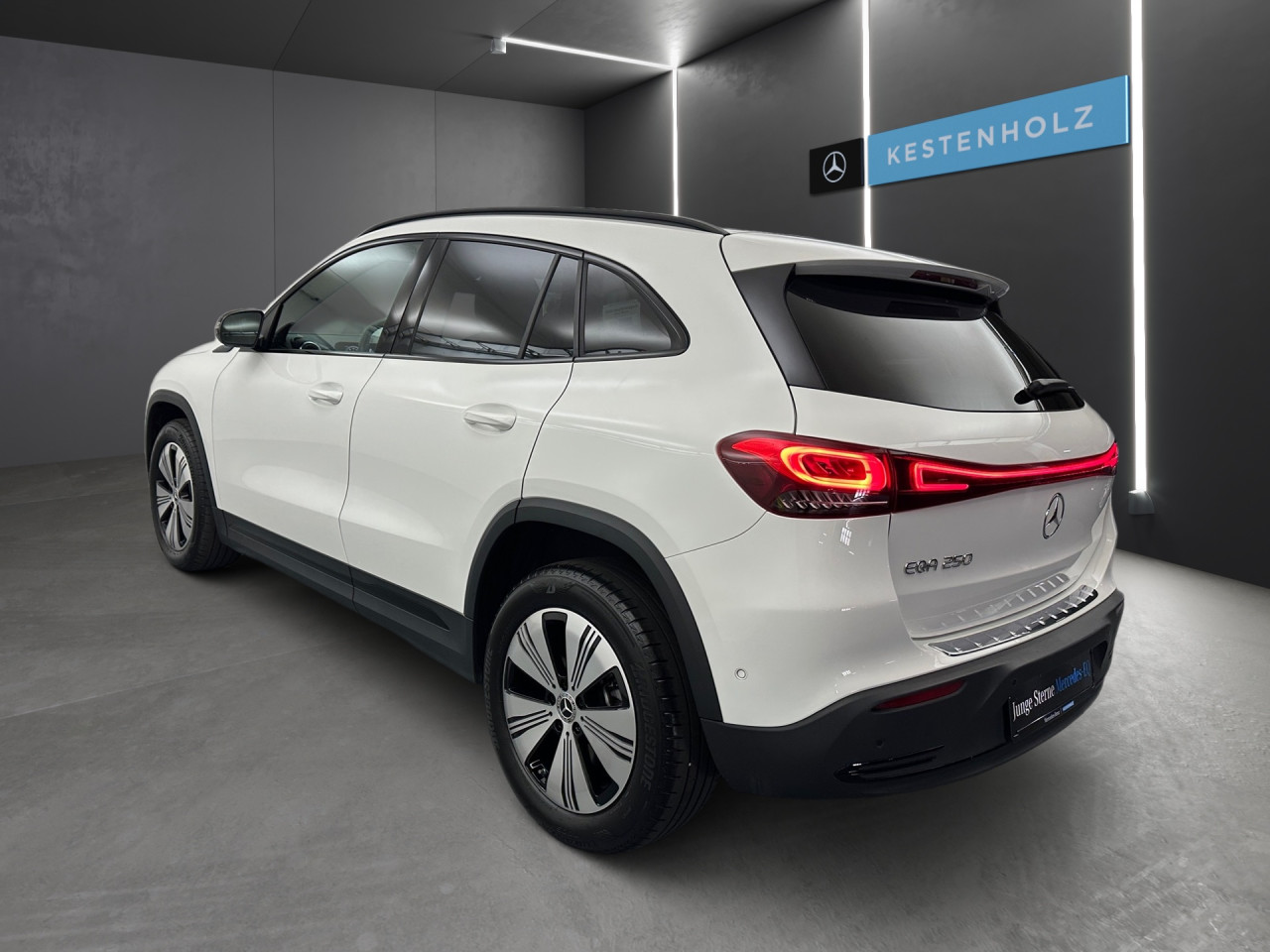 Getriebe: AutomatikgetriebeDetailangaben f&uuml;r XEV Fahrzeug: Batterietechnologie: Lithium-Ionen,  Nutzbare Batteriekapazit&auml;t: 66,0kWh,  Ladezeit (in Minuten): 375 (10% bis 100%),  Schnellladezeit (in Minuten): 32 (10% bis 80%)Ausstattungslinie: ProgressiveAusstattungspakete: Ausstattungspaket: Advanced-Paket, Remote und Charging Services Premium, Laderaum-Paket,  Komfort Paket: Sitzkomfort-Paket,  Night-Paket,  Licht- und Sichtpaket,  Businesspaket,  SpiegelpaketAssistenzsysteme: Fernlichtassistent,  Aktiver Park-Assistent inkl. PARKTRONIC: Parkassistent mit Querfunktion,  R&uuml;ckfahrkamera,  Tempomat,  Berganfahrhilfe,  Spracheingabesystem,  M&uuml;digkeitserkennung,  Spurhalteassistent,  Bremsassistent,  COLLISION PREVENTION ASSIST,  VerkehrszeichenerkennungLicht und Sicht: LED-Scheinwerfer,  Tagfahrlicht,  Regensensor,  Automatisch abblendende Innen- und Au&szlig;enspiegel,  W&auml;rmeschutzverglasung,  Ambientebeleuchtung mehrfarbig,  LichtsensorAudio &amp; Kommunikation: MBUX,  Navigationssystem,  Radio,  Multi-Funktions-Display,  Digitaler Radioempfang DAB,  zentrale Bedieneinheit: Touchpad,  AUX &amp; USB Anschluss,  Mercedes connect me: Konnektivit&auml;ts-Paket Navigation,  Handyvorbereitung Bluetooth,  Android Auto u. Apple CarPlay,  WLAN HotspotKomfort: Digitales Kombiinstrument,  Klimaautomatik,  Fahrersitz elektrisch,  Memoryfunktion Fahrersitz,  Lordosenst&uuml;tze Fahrer/Beifahrer,  Sitzheizung Fahrer/Beifahrer,  Komfortsitze,  Armauflage hinten,  Servolenkung,  Lenks&auml;ule verstellbar,  Start-Stopp System,  Zentralver. mit Fernbedienung,  Fensterheber elektrisch,  EASY-PACK Heckklappe,  DYNAMIC SELECT,  Getr&auml;nkehalter vornInterieur: Sitze Stoff Ledernachbildung ARTICO / Stoff Fl&eacute;ron schwarz,  Innenfarbe schwarz,  Multifunktions-Sport-/Lederlenkrad,  Bordcomputer,  R&uuml;cksitze klappbar,  Dekoreinlagen: Zierelemente Spiraloptik,  Lenkrad-SchaltwippenExterieur: Touchscreen Bedienung,  Leichtmetallfelgen 18 Zoll,  Au&szlig;enspiegel elekt. anklappbar,  Dachreling,  Reifenpannenset,  Notrufsystem,  Ladekabel Mode 3 (Typ 2/2): 5m glatt,  Wechsel-/Gleichstromladesystem (AC/DC Laden)Sicherheit: i-Size Kindersitzbefestigung,  Fu&szlig;g&auml;ngerschutzsystem,  Fahrer- /Beifahrerairbag,  Seitenairbag vorn und hinten,  Knieairbag Fahrer,  Traktionskontrolle,  Elektr. Stabilit&auml;tsprogramm ESP,  Reifendruckkontrolle,  Wegfahrsperre,  Au&szlig;entemperatur Anzeige,  Antiblockiersystem ABS,  Bremsverschlei&szlig;anzeige,  Notbremsassistent,  Akustischer Umfeldschutz,  Totwinkel-AssistentSonstige Ma&szlig;e und Gewichte: Nutzlast: 430 kg,  zul&auml;ssiges Gesamtgewicht: 2.470 kg,  Radstand: 2.729 mmIrrt&uuml;mer und &Auml;nderungen vorbehalten