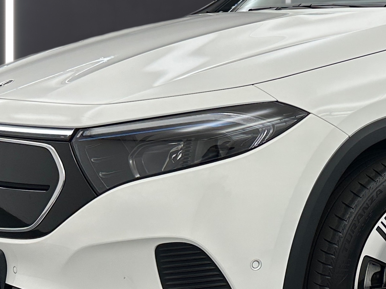 Getriebe: AutomatikgetriebeDetailangaben f&uuml;r XEV Fahrzeug: Batterietechnologie: Lithium-Ionen,  Nutzbare Batteriekapazit&auml;t: 66,0kWh,  Ladezeit (in Minuten): 375 (10% bis 100%),  Schnellladezeit (in Minuten): 32 (10% bis 80%)Ausstattungslinie: ProgressiveAusstattungspakete: Ausstattungspaket: Advanced-Paket, Remote und Charging Services Premium, Laderaum-Paket,  Komfort Paket: Sitzkomfort-Paket,  Night-Paket,  Licht- und Sichtpaket,  Businesspaket,  SpiegelpaketAssistenzsysteme: Fernlichtassistent,  Aktiver Park-Assistent inkl. PARKTRONIC: Parkassistent mit Querfunktion,  R&uuml;ckfahrkamera,  Tempomat,  Berganfahrhilfe,  Spracheingabesystem,  M&uuml;digkeitserkennung,  Spurhalteassistent,  Bremsassistent,  COLLISION PREVENTION ASSIST,  VerkehrszeichenerkennungLicht und Sicht: LED-Scheinwerfer,  Tagfahrlicht,  Regensensor,  Automatisch abblendende Innen- und Au&szlig;enspiegel,  W&auml;rmeschutzverglasung,  Ambientebeleuchtung mehrfarbig,  LichtsensorAudio &amp; Kommunikation: MBUX,  Navigationssystem,  Radio,  Multi-Funktions-Display,  Digitaler Radioempfang DAB,  zentrale Bedieneinheit: Touchpad,  AUX &amp; USB Anschluss,  Mercedes connect me: Konnektivit&auml;ts-Paket Navigation,  Handyvorbereitung Bluetooth,  Android Auto u. Apple CarPlay,  WLAN HotspotKomfort: Digitales Kombiinstrument,  Klimaautomatik,  Fahrersitz elektrisch,  Memoryfunktion Fahrersitz,  Lordosenst&uuml;tze Fahrer/Beifahrer,  Sitzheizung Fahrer/Beifahrer,  Komfortsitze,  Armauflage hinten,  Servolenkung,  Lenks&auml;ule verstellbar,  Start-Stopp System,  Zentralver. mit Fernbedienung,  Fensterheber elektrisch,  EASY-PACK Heckklappe,  DYNAMIC SELECT,  Getr&auml;nkehalter vornInterieur: Sitze Stoff Ledernachbildung ARTICO / Stoff Fl&eacute;ron schwarz,  Innenfarbe schwarz,  Multifunktions-Sport-/Lederlenkrad,  Bordcomputer,  R&uuml;cksitze klappbar,  Dekoreinlagen: Zierelemente Spiraloptik,  Lenkrad-SchaltwippenExterieur: Touchscreen Bedienung,  Leichtmetallfelgen 18 Zoll,  Au&szlig;enspiegel elekt. anklappbar,  Dachreling,  Reifenpannenset,  Notrufsystem,  Ladekabel Mode 3 (Typ 2/2): 5m glatt,  Wechsel-/Gleichstromladesystem (AC/DC Laden)Sicherheit: i-Size Kindersitzbefestigung,  Fu&szlig;g&auml;ngerschutzsystem,  Fahrer- /Beifahrerairbag,  Seitenairbag vorn und hinten,  Knieairbag Fahrer,  Traktionskontrolle,  Elektr. Stabilit&auml;tsprogramm ESP,  Reifendruckkontrolle,  Wegfahrsperre,  Au&szlig;entemperatur Anzeige,  Antiblockiersystem ABS,  Bremsverschlei&szlig;anzeige,  Notbremsassistent,  Akustischer Umfeldschutz,  Totwinkel-AssistentSonstige Ma&szlig;e und Gewichte: Nutzlast: 430 kg,  zul&auml;ssiges Gesamtgewicht: 2.470 kg,  Radstand: 2.729 mmIrrt&uuml;mer und &Auml;nderungen vorbehalten