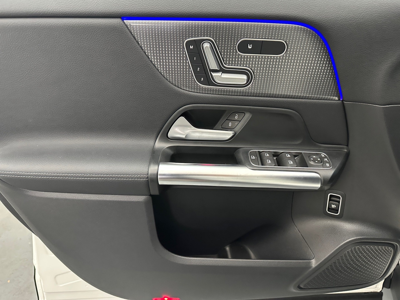 Getriebe: AutomatikgetriebeDetailangaben f&uuml;r XEV Fahrzeug: Batterietechnologie: Lithium-Ionen,  Nutzbare Batteriekapazit&auml;t: 66,0kWh,  Ladezeit (in Minuten): 375 (10% bis 100%),  Schnellladezeit (in Minuten): 32 (10% bis 80%)Ausstattungslinie: ProgressiveAusstattungspakete: Ausstattungspaket: Advanced-Paket, Remote und Charging Services Premium, Laderaum-Paket,  Komfort Paket: Sitzkomfort-Paket,  Night-Paket,  Licht- und Sichtpaket,  Businesspaket,  SpiegelpaketAssistenzsysteme: Fernlichtassistent,  Aktiver Park-Assistent inkl. PARKTRONIC: Parkassistent mit Querfunktion,  R&uuml;ckfahrkamera,  Tempomat,  Berganfahrhilfe,  Spracheingabesystem,  M&uuml;digkeitserkennung,  Spurhalteassistent,  Bremsassistent,  COLLISION PREVENTION ASSIST,  VerkehrszeichenerkennungLicht und Sicht: LED-Scheinwerfer,  Tagfahrlicht,  Regensensor,  Automatisch abblendende Innen- und Au&szlig;enspiegel,  W&auml;rmeschutzverglasung,  Ambientebeleuchtung mehrfarbig,  LichtsensorAudio &amp; Kommunikation: MBUX,  Navigationssystem,  Radio,  Multi-Funktions-Display,  Digitaler Radioempfang DAB,  zentrale Bedieneinheit: Touchpad,  AUX &amp; USB Anschluss,  Mercedes connect me: Konnektivit&auml;ts-Paket Navigation,  Handyvorbereitung Bluetooth,  Android Auto u. Apple CarPlay,  WLAN HotspotKomfort: Digitales Kombiinstrument,  Klimaautomatik,  Fahrersitz elektrisch,  Memoryfunktion Fahrersitz,  Lordosenst&uuml;tze Fahrer/Beifahrer,  Sitzheizung Fahrer/Beifahrer,  Komfortsitze,  Armauflage hinten,  Servolenkung,  Lenks&auml;ule verstellbar,  Start-Stopp System,  Zentralver. mit Fernbedienung,  Fensterheber elektrisch,  EASY-PACK Heckklappe,  DYNAMIC SELECT,  Getr&auml;nkehalter vornInterieur: Sitze Stoff Ledernachbildung ARTICO / Stoff Fl&eacute;ron schwarz,  Innenfarbe schwarz,  Multifunktions-Sport-/Lederlenkrad,  Bordcomputer,  R&uuml;cksitze klappbar,  Dekoreinlagen: Zierelemente Spiraloptik,  Lenkrad-SchaltwippenExterieur: Touchscreen Bedienung,  Leichtmetallfelgen 18 Zoll,  Au&szlig;enspiegel elekt. anklappbar,  Dachreling,  Reifenpannenset,  Notrufsystem,  Ladekabel Mode 3 (Typ 2/2): 5m glatt,  Wechsel-/Gleichstromladesystem (AC/DC Laden)Sicherheit: i-Size Kindersitzbefestigung,  Fu&szlig;g&auml;ngerschutzsystem,  Fahrer- /Beifahrerairbag,  Seitenairbag vorn und hinten,  Knieairbag Fahrer,  Traktionskontrolle,  Elektr. Stabilit&auml;tsprogramm ESP,  Reifendruckkontrolle,  Wegfahrsperre,  Au&szlig;entemperatur Anzeige,  Antiblockiersystem ABS,  Bremsverschlei&szlig;anzeige,  Notbremsassistent,  Akustischer Umfeldschutz,  Totwinkel-AssistentSonstige Ma&szlig;e und Gewichte: Nutzlast: 430 kg,  zul&auml;ssiges Gesamtgewicht: 2.470 kg,  Radstand: 2.729 mmIrrt&uuml;mer und &Auml;nderungen vorbehalten