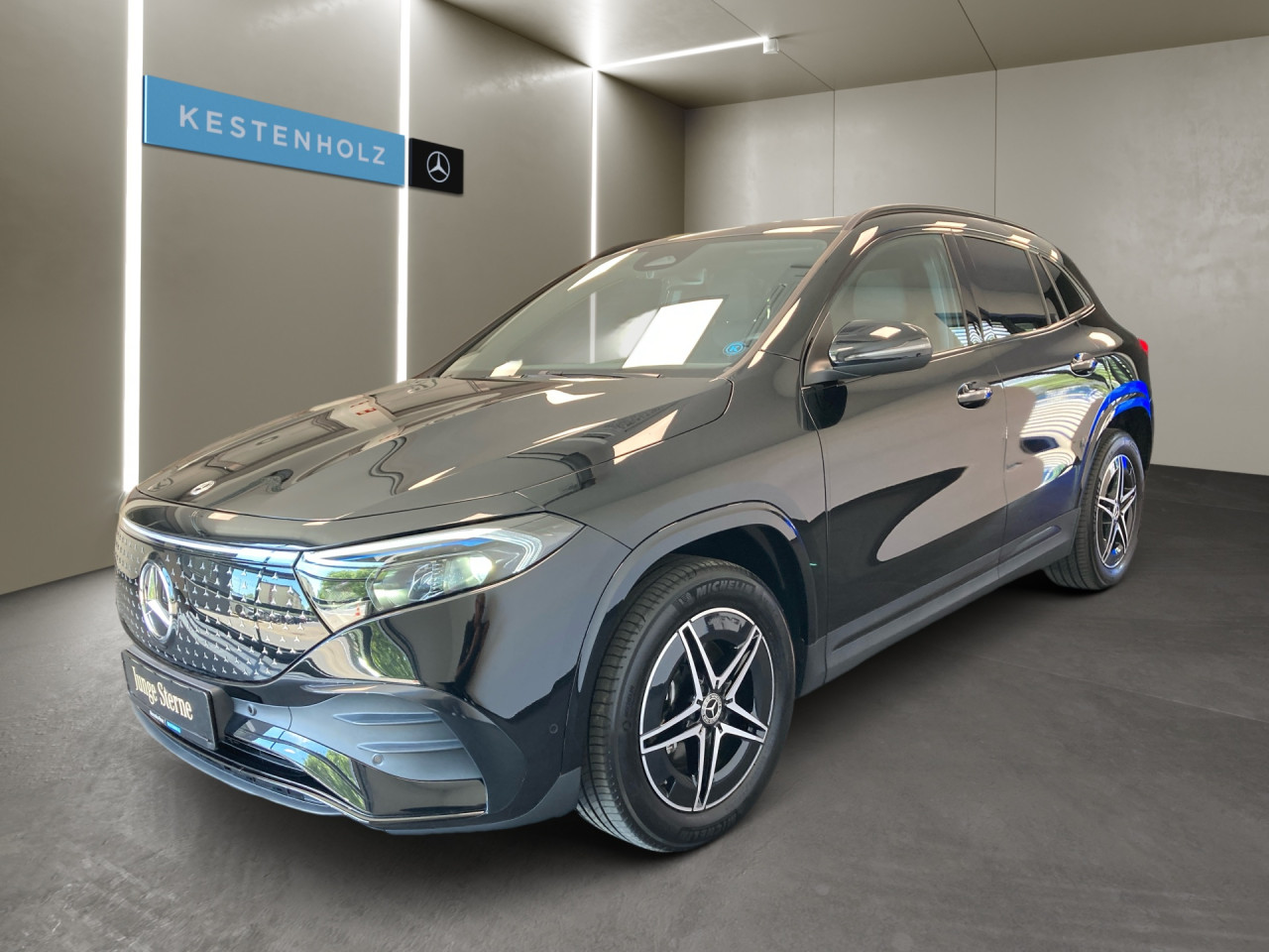 Getriebe: AutomatikgetriebeDetailangaben f&uuml;r XEV Fahrzeug: Batterietechnologie: Lithium-Ionen,  Nutzbare Batteriekapazit&auml;t: 70,0kWh,  Ladezeit (in Minuten): 390 (10% bis 100%),  Schnellladezeit (in Minuten): 35 (10% bis 80%)Ausstattungslinie: AMG Line Exterieur: Advanced Plus,  AMG Line Interieur: Advanced PlusAusstattungspakete: AMG Sportpaket,  Komfort Paket: Sitzkomfort-Paket,  Night-Paket,  Licht- und Sichtpaket,  SpiegelpaketAssistenzsysteme: Fernlichtassistent,  Aktiver Park-Assistent inkl. PARKTRONIC,  R&uuml;ckfahrkamera,  Berganfahrhilfe,  Spracheingabesystem,  M&uuml;digkeitserkennung,  Spurhalteassistent,  Bremsassistent,  COLLISION PREVENTION ASSIST,  Verkehrszeichenerkennung,  GespannstabilisierungLicht und Sicht: LED-Scheinwerfer,  Tagfahrlicht,  Regensensor,  Automatisch abblendender Innenspiegel,  W&auml;rmeschutzverglasung,  Ambientebeleuchtung mehrfarbig,  LichtsensorAudio &amp; Kommunikation: MBUX,  Navigationssystem,  Radio,  Multi-Funktions-Display,  Digitaler Radioempfang DAB,  Soundsystem,  USB Anschluss,  Mercedes connect me,  Handyvorbereitung Bluetooth,  Kabelloses Laden f&uuml;r Handys,  WLAN HotspotKomfort: Digitales Kombiinstrument,  Klimaautomatik,  Panorama-Schiebedach,  Fahrer-/Beifahrersitz elektrisch,  Memoryfunktion Fahrer-/Beifahrersitz,  Lordosenst&uuml;tze Fahrer/Beifahrer,  Sitzheizung Fahrer/Beifahrer,  Sportsitze,  Armauflage hinten,  Servolenkung,  Lenks&auml;ule verstellbar,  HANDS-FREE ACCESS,  Start-Stopp System,  Zentralver. mit Fernbedienung,  Fensterheber elektrisch,  EASY-PACK Heckklappe,  DYNAMIC SELECT,  Getr&auml;nkehalter vornInterieur: Sitze Kunstleder Ledernachbildung ARTICO / Mikrofaser MICROCUT schwarz,  Innenfarbe schwarz,  Multifunktions-Sport-/Lederlenkrad,  Bordcomputer,  R&uuml;cksitze klappbar,  Dekoreinlagen: 56H Zierelemente Star Pattern hinterleuchtet, 331 Zierelement hinterleuchtet,  Lenkrad-SchaltwippenExterieur: Anh&auml;ngerkupplung schwenkbar,  Touchscreen Bedienung,  AMG Leichtmetallfelgen 18 Zoll,  Au&szlig;enspiegel elekt. anklappbar,  Dachreling: schwarz,  Reifenpannenset,  Notrufsystem,  Ladekabel Mode 3 (Typ 2/2),  Wechsel-/Gleichstromladesystem (AC/DC Laden),  FahrzeugpersonalisierungSicherheit: i-Size Kindersitzbefestigung,  Fu&szlig;g&auml;ngerschutzsystem,  Fahrer- /Beifahrerairbag,  Seitenairbag vorn und hinten,  Knieairbag Fahrer,  Traktionskontrolle,  Elektr. Stabilit&auml;tsprogramm ESP,  Reifendruckkontrolle,  Wegfahrsperre,  Au&szlig;entemperatur Anzeige,  Antiblockiersystem ABS,  Bremsverschlei&szlig;anzeige,  Notbremsassistent,  Akustischer Umfeldschutz,  Totwinkel-AssistentWeitere Ausstattung: Laderaum-Paket,  PDB Advanced-Plus-Paket mit  Digitalen Extras,  39U Digitales Extra: Remote und Charging Services Premium,  B05 ECO AssistentSonstige Ma&szlig;e und Gewichte: Nutzlast: 415 kg,  zul&auml;ssiges Gesamtgewicht: 2.395 kg,  Radstand: 2.729 mmIrrt&uuml;mer und &Auml;nderungen vorbehalten