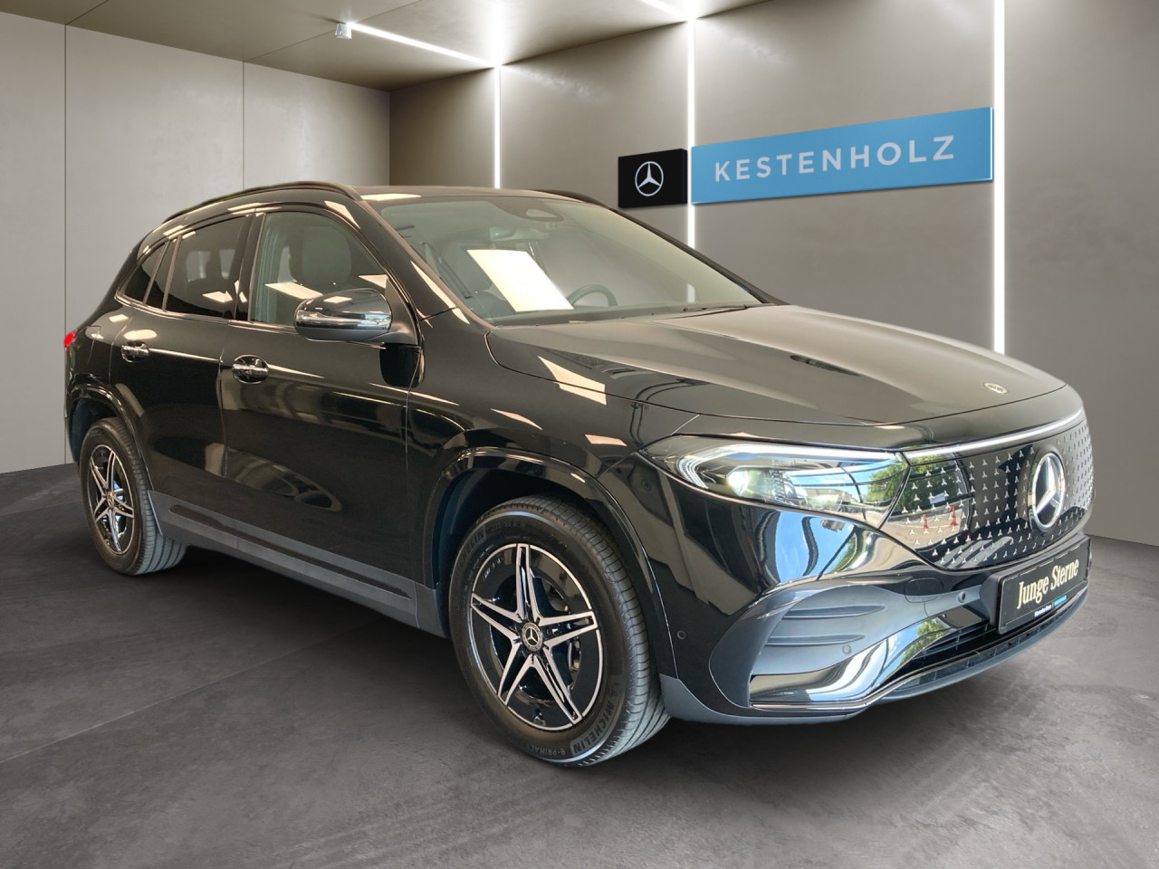 Getriebe: AutomatikgetriebeDetailangaben f&uuml;r XEV Fahrzeug: Batterietechnologie: Lithium-Ionen,  Nutzbare Batteriekapazit&auml;t: 70,0kWh,  Ladezeit (in Minuten): 390 (10% bis 100%),  Schnellladezeit (in Minuten): 35 (10% bis 80%)Ausstattungslinie: AMG Line Exterieur: Advanced Plus,  AMG Line Interieur: Advanced PlusAusstattungspakete: AMG Sportpaket,  Komfort Paket: Sitzkomfort-Paket,  Night-Paket,  Licht- und Sichtpaket,  SpiegelpaketAssistenzsysteme: Fernlichtassistent,  Aktiver Park-Assistent inkl. PARKTRONIC,  R&uuml;ckfahrkamera,  Berganfahrhilfe,  Spracheingabesystem,  M&uuml;digkeitserkennung,  Spurhalteassistent,  Bremsassistent,  COLLISION PREVENTION ASSIST,  Verkehrszeichenerkennung,  GespannstabilisierungLicht und Sicht: LED-Scheinwerfer,  Tagfahrlicht,  Regensensor,  Automatisch abblendender Innenspiegel,  W&auml;rmeschutzverglasung,  Ambientebeleuchtung mehrfarbig,  LichtsensorAudio &amp; Kommunikation: MBUX,  Navigationssystem,  Radio,  Multi-Funktions-Display,  Digitaler Radioempfang DAB,  Soundsystem,  USB Anschluss,  Mercedes connect me,  Handyvorbereitung Bluetooth,  Kabelloses Laden f&uuml;r Handys,  WLAN HotspotKomfort: Digitales Kombiinstrument,  Klimaautomatik,  Panorama-Schiebedach,  Fahrer-/Beifahrersitz elektrisch,  Memoryfunktion Fahrer-/Beifahrersitz,  Lordosenst&uuml;tze Fahrer/Beifahrer,  Sitzheizung Fahrer/Beifahrer,  Sportsitze,  Armauflage hinten,  Servolenkung,  Lenks&auml;ule verstellbar,  HANDS-FREE ACCESS,  Start-Stopp System,  Zentralver. mit Fernbedienung,  Fensterheber elektrisch,  EASY-PACK Heckklappe,  DYNAMIC SELECT,  Getr&auml;nkehalter vornInterieur: Sitze Kunstleder Ledernachbildung ARTICO / Mikrofaser MICROCUT schwarz,  Innenfarbe schwarz,  Multifunktions-Sport-/Lederlenkrad,  Bordcomputer,  R&uuml;cksitze klappbar,  Dekoreinlagen: 56H Zierelemente Star Pattern hinterleuchtet, 331 Zierelement hinterleuchtet,  Lenkrad-SchaltwippenExterieur: Anh&auml;ngerkupplung schwenkbar,  Touchscreen Bedienung,  AMG Leichtmetallfelgen 18 Zoll,  Au&szlig;enspiegel elekt. anklappbar,  Dachreling: schwarz,  Reifenpannenset,  Notrufsystem,  Ladekabel Mode 3 (Typ 2/2),  Wechsel-/Gleichstromladesystem (AC/DC Laden),  FahrzeugpersonalisierungSicherheit: i-Size Kindersitzbefestigung,  Fu&szlig;g&auml;ngerschutzsystem,  Fahrer- /Beifahrerairbag,  Seitenairbag vorn und hinten,  Knieairbag Fahrer,  Traktionskontrolle,  Elektr. Stabilit&auml;tsprogramm ESP,  Reifendruckkontrolle,  Wegfahrsperre,  Au&szlig;entemperatur Anzeige,  Antiblockiersystem ABS,  Bremsverschlei&szlig;anzeige,  Notbremsassistent,  Akustischer Umfeldschutz,  Totwinkel-AssistentWeitere Ausstattung: Laderaum-Paket,  PDB Advanced-Plus-Paket mit  Digitalen Extras,  39U Digitales Extra: Remote und Charging Services Premium,  B05 ECO AssistentSonstige Ma&szlig;e und Gewichte: Nutzlast: 415 kg,  zul&auml;ssiges Gesamtgewicht: 2.395 kg,  Radstand: 2.729 mmIrrt&uuml;mer und &Auml;nderungen vorbehalten