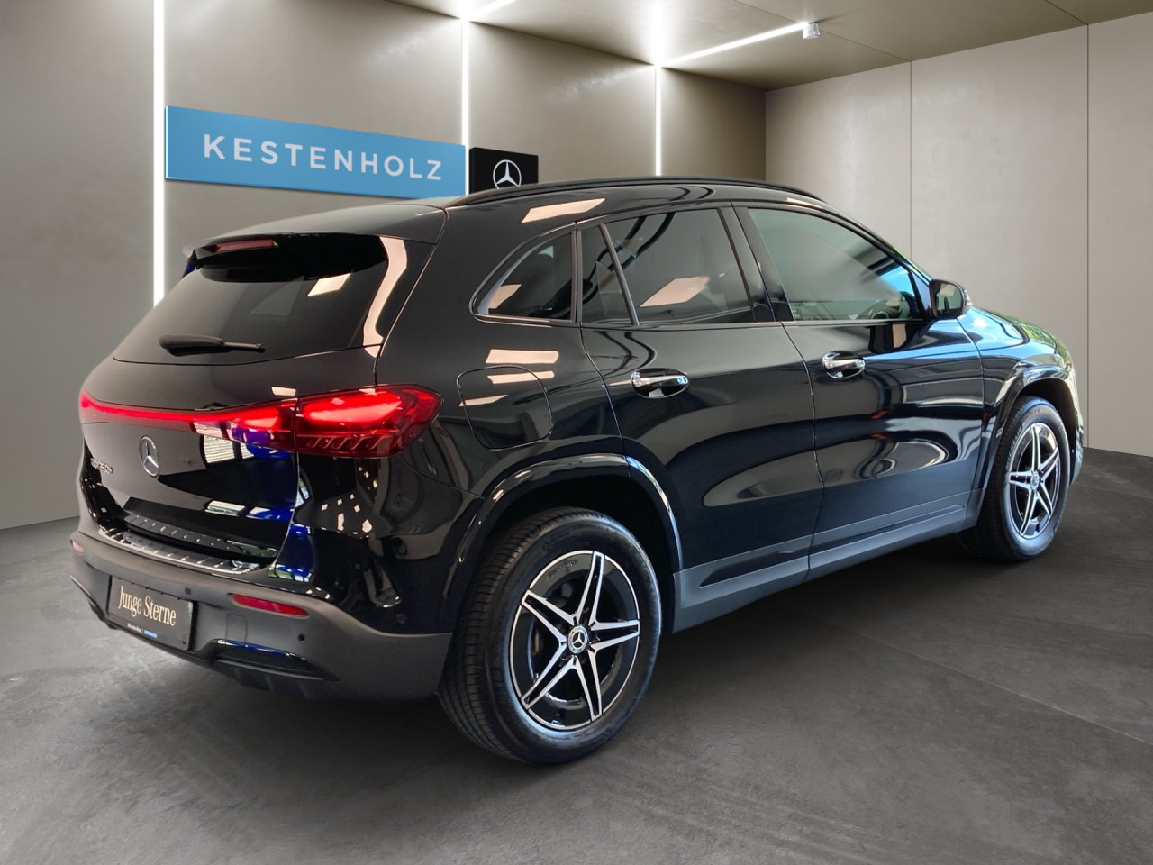 Getriebe: AutomatikgetriebeDetailangaben f&uuml;r XEV Fahrzeug: Batterietechnologie: Lithium-Ionen,  Nutzbare Batteriekapazit&auml;t: 70,0kWh,  Ladezeit (in Minuten): 390 (10% bis 100%),  Schnellladezeit (in Minuten): 35 (10% bis 80%)Ausstattungslinie: AMG Line Exterieur: Advanced Plus,  AMG Line Interieur: Advanced PlusAusstattungspakete: AMG Sportpaket,  Komfort Paket: Sitzkomfort-Paket,  Night-Paket,  Licht- und Sichtpaket,  SpiegelpaketAssistenzsysteme: Fernlichtassistent,  Aktiver Park-Assistent inkl. PARKTRONIC,  R&uuml;ckfahrkamera,  Berganfahrhilfe,  Spracheingabesystem,  M&uuml;digkeitserkennung,  Spurhalteassistent,  Bremsassistent,  COLLISION PREVENTION ASSIST,  Verkehrszeichenerkennung,  GespannstabilisierungLicht und Sicht: LED-Scheinwerfer,  Tagfahrlicht,  Regensensor,  Automatisch abblendender Innenspiegel,  W&auml;rmeschutzverglasung,  Ambientebeleuchtung mehrfarbig,  LichtsensorAudio &amp; Kommunikation: MBUX,  Navigationssystem,  Radio,  Multi-Funktions-Display,  Digitaler Radioempfang DAB,  Soundsystem,  USB Anschluss,  Mercedes connect me,  Handyvorbereitung Bluetooth,  Kabelloses Laden f&uuml;r Handys,  WLAN HotspotKomfort: Digitales Kombiinstrument,  Klimaautomatik,  Panorama-Schiebedach,  Fahrer-/Beifahrersitz elektrisch,  Memoryfunktion Fahrer-/Beifahrersitz,  Lordosenst&uuml;tze Fahrer/Beifahrer,  Sitzheizung Fahrer/Beifahrer,  Sportsitze,  Armauflage hinten,  Servolenkung,  Lenks&auml;ule verstellbar,  HANDS-FREE ACCESS,  Start-Stopp System,  Zentralver. mit Fernbedienung,  Fensterheber elektrisch,  EASY-PACK Heckklappe,  DYNAMIC SELECT,  Getr&auml;nkehalter vornInterieur: Sitze Kunstleder Ledernachbildung ARTICO / Mikrofaser MICROCUT schwarz,  Innenfarbe schwarz,  Multifunktions-Sport-/Lederlenkrad,  Bordcomputer,  R&uuml;cksitze klappbar,  Dekoreinlagen: 56H Zierelemente Star Pattern hinterleuchtet, 331 Zierelement hinterleuchtet,  Lenkrad-SchaltwippenExterieur: Anh&auml;ngerkupplung schwenkbar,  Touchscreen Bedienung,  AMG Leichtmetallfelgen 18 Zoll,  Au&szlig;enspiegel elekt. anklappbar,  Dachreling: schwarz,  Reifenpannenset,  Notrufsystem,  Ladekabel Mode 3 (Typ 2/2),  Wechsel-/Gleichstromladesystem (AC/DC Laden),  FahrzeugpersonalisierungSicherheit: i-Size Kindersitzbefestigung,  Fu&szlig;g&auml;ngerschutzsystem,  Fahrer- /Beifahrerairbag,  Seitenairbag vorn und hinten,  Knieairbag Fahrer,  Traktionskontrolle,  Elektr. Stabilit&auml;tsprogramm ESP,  Reifendruckkontrolle,  Wegfahrsperre,  Au&szlig;entemperatur Anzeige,  Antiblockiersystem ABS,  Bremsverschlei&szlig;anzeige,  Notbremsassistent,  Akustischer Umfeldschutz,  Totwinkel-AssistentWeitere Ausstattung: Laderaum-Paket,  PDB Advanced-Plus-Paket mit  Digitalen Extras,  39U Digitales Extra: Remote und Charging Services Premium,  B05 ECO AssistentSonstige Ma&szlig;e und Gewichte: Nutzlast: 415 kg,  zul&auml;ssiges Gesamtgewicht: 2.395 kg,  Radstand: 2.729 mmIrrt&uuml;mer und &Auml;nderungen vorbehalten