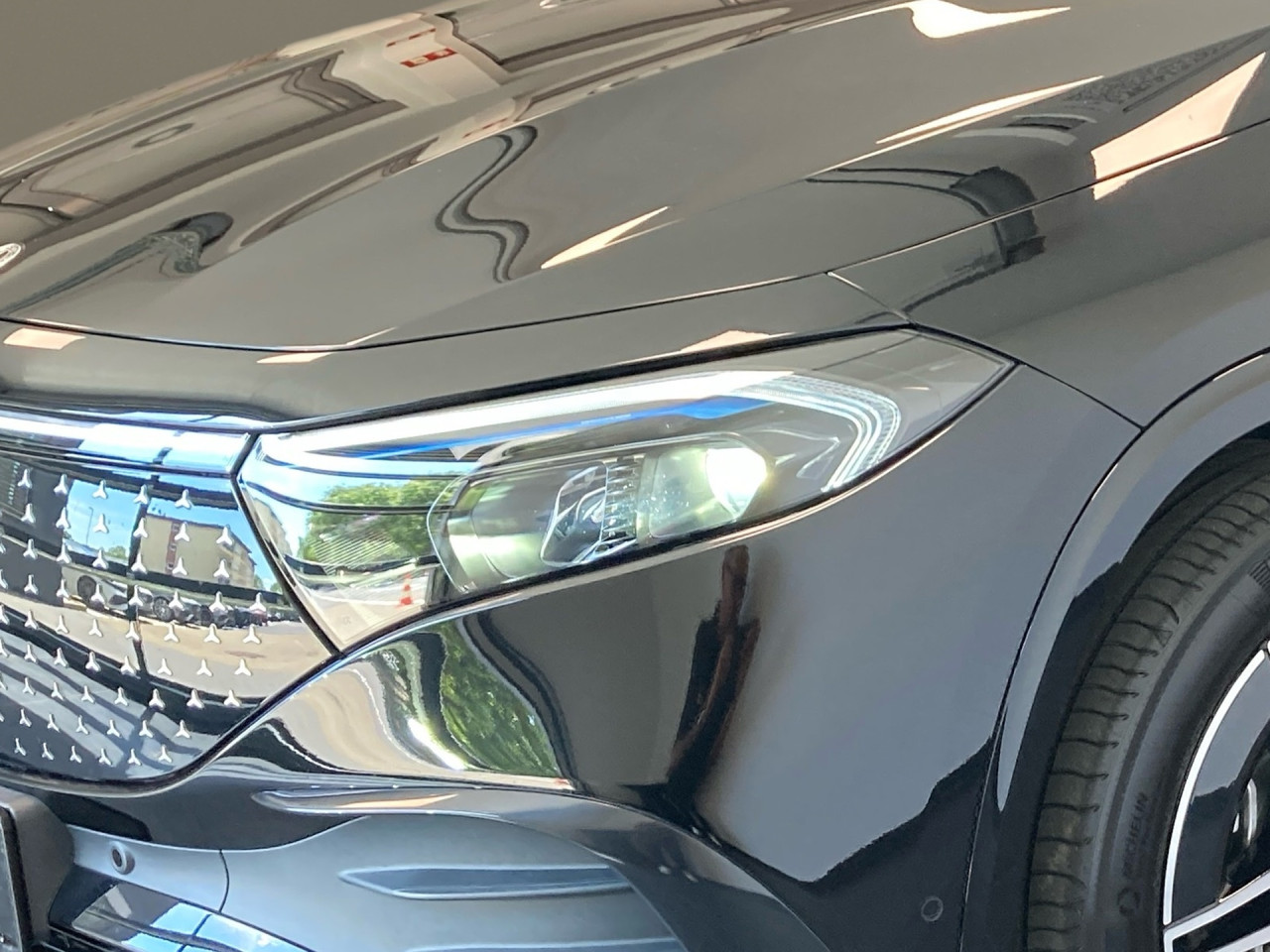 Getriebe: AutomatikgetriebeDetailangaben f&uuml;r XEV Fahrzeug: Batterietechnologie: Lithium-Ionen,  Nutzbare Batteriekapazit&auml;t: 70,0kWh,  Ladezeit (in Minuten): 390 (10% bis 100%),  Schnellladezeit (in Minuten): 35 (10% bis 80%)Ausstattungslinie: AMG Line Exterieur: Advanced Plus,  AMG Line Interieur: Advanced PlusAusstattungspakete: AMG Sportpaket,  Komfort Paket: Sitzkomfort-Paket,  Night-Paket,  Licht- und Sichtpaket,  SpiegelpaketAssistenzsysteme: Fernlichtassistent,  Aktiver Park-Assistent inkl. PARKTRONIC,  R&uuml;ckfahrkamera,  Berganfahrhilfe,  Spracheingabesystem,  M&uuml;digkeitserkennung,  Spurhalteassistent,  Bremsassistent,  COLLISION PREVENTION ASSIST,  Verkehrszeichenerkennung,  GespannstabilisierungLicht und Sicht: LED-Scheinwerfer,  Tagfahrlicht,  Regensensor,  Automatisch abblendender Innenspiegel,  W&auml;rmeschutzverglasung,  Ambientebeleuchtung mehrfarbig,  LichtsensorAudio &amp; Kommunikation: MBUX,  Navigationssystem,  Radio,  Multi-Funktions-Display,  Digitaler Radioempfang DAB,  Soundsystem,  USB Anschluss,  Mercedes connect me,  Handyvorbereitung Bluetooth,  Kabelloses Laden f&uuml;r Handys,  WLAN HotspotKomfort: Digitales Kombiinstrument,  Klimaautomatik,  Panorama-Schiebedach,  Fahrer-/Beifahrersitz elektrisch,  Memoryfunktion Fahrer-/Beifahrersitz,  Lordosenst&uuml;tze Fahrer/Beifahrer,  Sitzheizung Fahrer/Beifahrer,  Sportsitze,  Armauflage hinten,  Servolenkung,  Lenks&auml;ule verstellbar,  HANDS-FREE ACCESS,  Start-Stopp System,  Zentralver. mit Fernbedienung,  Fensterheber elektrisch,  EASY-PACK Heckklappe,  DYNAMIC SELECT,  Getr&auml;nkehalter vornInterieur: Sitze Kunstleder Ledernachbildung ARTICO / Mikrofaser MICROCUT schwarz,  Innenfarbe schwarz,  Multifunktions-Sport-/Lederlenkrad,  Bordcomputer,  R&uuml;cksitze klappbar,  Dekoreinlagen: 56H Zierelemente Star Pattern hinterleuchtet, 331 Zierelement hinterleuchtet,  Lenkrad-SchaltwippenExterieur: Anh&auml;ngerkupplung schwenkbar,  Touchscreen Bedienung,  AMG Leichtmetallfelgen 18 Zoll,  Au&szlig;enspiegel elekt. anklappbar,  Dachreling: schwarz,  Reifenpannenset,  Notrufsystem,  Ladekabel Mode 3 (Typ 2/2),  Wechsel-/Gleichstromladesystem (AC/DC Laden),  FahrzeugpersonalisierungSicherheit: i-Size Kindersitzbefestigung,  Fu&szlig;g&auml;ngerschutzsystem,  Fahrer- /Beifahrerairbag,  Seitenairbag vorn und hinten,  Knieairbag Fahrer,  Traktionskontrolle,  Elektr. Stabilit&auml;tsprogramm ESP,  Reifendruckkontrolle,  Wegfahrsperre,  Au&szlig;entemperatur Anzeige,  Antiblockiersystem ABS,  Bremsverschlei&szlig;anzeige,  Notbremsassistent,  Akustischer Umfeldschutz,  Totwinkel-AssistentWeitere Ausstattung: Laderaum-Paket,  PDB Advanced-Plus-Paket mit  Digitalen Extras,  39U Digitales Extra: Remote und Charging Services Premium,  B05 ECO AssistentSonstige Ma&szlig;e und Gewichte: Nutzlast: 415 kg,  zul&auml;ssiges Gesamtgewicht: 2.395 kg,  Radstand: 2.729 mmIrrt&uuml;mer und &Auml;nderungen vorbehalten