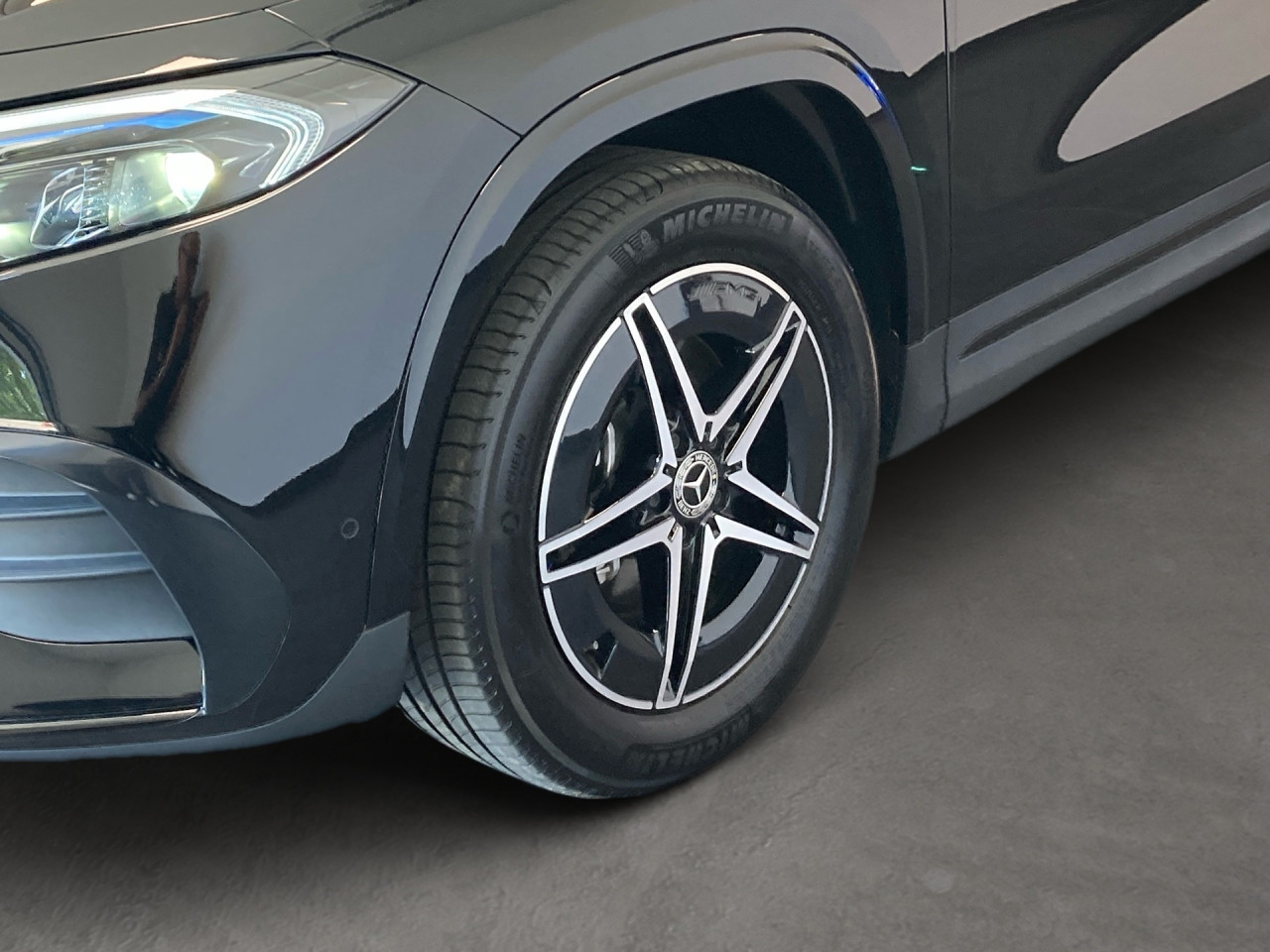 Getriebe: AutomatikgetriebeDetailangaben f&uuml;r XEV Fahrzeug: Batterietechnologie: Lithium-Ionen,  Nutzbare Batteriekapazit&auml;t: 70,0kWh,  Ladezeit (in Minuten): 390 (10% bis 100%),  Schnellladezeit (in Minuten): 35 (10% bis 80%)Ausstattungslinie: AMG Line Exterieur: Advanced Plus,  AMG Line Interieur: Advanced PlusAusstattungspakete: AMG Sportpaket,  Komfort Paket: Sitzkomfort-Paket,  Night-Paket,  Licht- und Sichtpaket,  SpiegelpaketAssistenzsysteme: Fernlichtassistent,  Aktiver Park-Assistent inkl. PARKTRONIC,  R&uuml;ckfahrkamera,  Berganfahrhilfe,  Spracheingabesystem,  M&uuml;digkeitserkennung,  Spurhalteassistent,  Bremsassistent,  COLLISION PREVENTION ASSIST,  Verkehrszeichenerkennung,  GespannstabilisierungLicht und Sicht: LED-Scheinwerfer,  Tagfahrlicht,  Regensensor,  Automatisch abblendender Innenspiegel,  W&auml;rmeschutzverglasung,  Ambientebeleuchtung mehrfarbig,  LichtsensorAudio &amp; Kommunikation: MBUX,  Navigationssystem,  Radio,  Multi-Funktions-Display,  Digitaler Radioempfang DAB,  Soundsystem,  USB Anschluss,  Mercedes connect me,  Handyvorbereitung Bluetooth,  Kabelloses Laden f&uuml;r Handys,  WLAN HotspotKomfort: Digitales Kombiinstrument,  Klimaautomatik,  Panorama-Schiebedach,  Fahrer-/Beifahrersitz elektrisch,  Memoryfunktion Fahrer-/Beifahrersitz,  Lordosenst&uuml;tze Fahrer/Beifahrer,  Sitzheizung Fahrer/Beifahrer,  Sportsitze,  Armauflage hinten,  Servolenkung,  Lenks&auml;ule verstellbar,  HANDS-FREE ACCESS,  Start-Stopp System,  Zentralver. mit Fernbedienung,  Fensterheber elektrisch,  EASY-PACK Heckklappe,  DYNAMIC SELECT,  Getr&auml;nkehalter vornInterieur: Sitze Kunstleder Ledernachbildung ARTICO / Mikrofaser MICROCUT schwarz,  Innenfarbe schwarz,  Multifunktions-Sport-/Lederlenkrad,  Bordcomputer,  R&uuml;cksitze klappbar,  Dekoreinlagen: 56H Zierelemente Star Pattern hinterleuchtet, 331 Zierelement hinterleuchtet,  Lenkrad-SchaltwippenExterieur: Anh&auml;ngerkupplung schwenkbar,  Touchscreen Bedienung,  AMG Leichtmetallfelgen 18 Zoll,  Au&szlig;enspiegel elekt. anklappbar,  Dachreling: schwarz,  Reifenpannenset,  Notrufsystem,  Ladekabel Mode 3 (Typ 2/2),  Wechsel-/Gleichstromladesystem (AC/DC Laden),  FahrzeugpersonalisierungSicherheit: i-Size Kindersitzbefestigung,  Fu&szlig;g&auml;ngerschutzsystem,  Fahrer- /Beifahrerairbag,  Seitenairbag vorn und hinten,  Knieairbag Fahrer,  Traktionskontrolle,  Elektr. Stabilit&auml;tsprogramm ESP,  Reifendruckkontrolle,  Wegfahrsperre,  Au&szlig;entemperatur Anzeige,  Antiblockiersystem ABS,  Bremsverschlei&szlig;anzeige,  Notbremsassistent,  Akustischer Umfeldschutz,  Totwinkel-AssistentWeitere Ausstattung: Laderaum-Paket,  PDB Advanced-Plus-Paket mit  Digitalen Extras,  39U Digitales Extra: Remote und Charging Services Premium,  B05 ECO AssistentSonstige Ma&szlig;e und Gewichte: Nutzlast: 415 kg,  zul&auml;ssiges Gesamtgewicht: 2.395 kg,  Radstand: 2.729 mmIrrt&uuml;mer und &Auml;nderungen vorbehalten