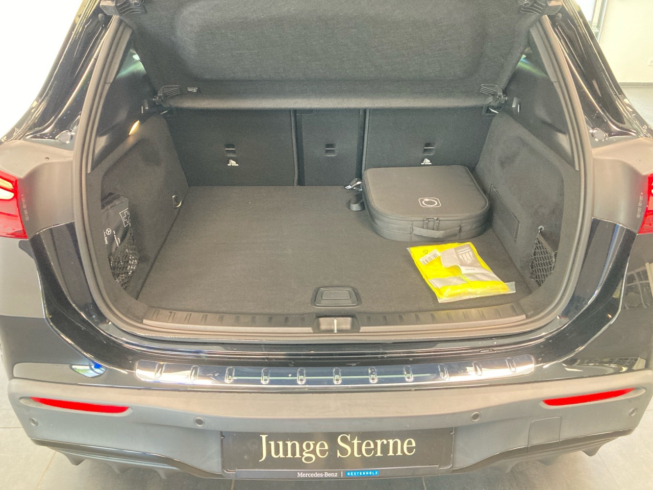 Getriebe: AutomatikgetriebeDetailangaben f&uuml;r XEV Fahrzeug: Batterietechnologie: Lithium-Ionen,  Nutzbare Batteriekapazit&auml;t: 70,0kWh,  Ladezeit (in Minuten): 390 (10% bis 100%),  Schnellladezeit (in Minuten): 35 (10% bis 80%)Ausstattungslinie: AMG Line Exterieur: Advanced Plus,  AMG Line Interieur: Advanced PlusAusstattungspakete: AMG Sportpaket,  Komfort Paket: Sitzkomfort-Paket,  Night-Paket,  Licht- und Sichtpaket,  SpiegelpaketAssistenzsysteme: Fernlichtassistent,  Aktiver Park-Assistent inkl. PARKTRONIC,  R&uuml;ckfahrkamera,  Berganfahrhilfe,  Spracheingabesystem,  M&uuml;digkeitserkennung,  Spurhalteassistent,  Bremsassistent,  COLLISION PREVENTION ASSIST,  Verkehrszeichenerkennung,  GespannstabilisierungLicht und Sicht: LED-Scheinwerfer,  Tagfahrlicht,  Regensensor,  Automatisch abblendender Innenspiegel,  W&auml;rmeschutzverglasung,  Ambientebeleuchtung mehrfarbig,  LichtsensorAudio &amp; Kommunikation: MBUX,  Navigationssystem,  Radio,  Multi-Funktions-Display,  Digitaler Radioempfang DAB,  Soundsystem,  USB Anschluss,  Mercedes connect me,  Handyvorbereitung Bluetooth,  Kabelloses Laden f&uuml;r Handys,  WLAN HotspotKomfort: Digitales Kombiinstrument,  Klimaautomatik,  Panorama-Schiebedach,  Fahrer-/Beifahrersitz elektrisch,  Memoryfunktion Fahrer-/Beifahrersitz,  Lordosenst&uuml;tze Fahrer/Beifahrer,  Sitzheizung Fahrer/Beifahrer,  Sportsitze,  Armauflage hinten,  Servolenkung,  Lenks&auml;ule verstellbar,  HANDS-FREE ACCESS,  Start-Stopp System,  Zentralver. mit Fernbedienung,  Fensterheber elektrisch,  EASY-PACK Heckklappe,  DYNAMIC SELECT,  Getr&auml;nkehalter vornInterieur: Sitze Kunstleder Ledernachbildung ARTICO / Mikrofaser MICROCUT schwarz,  Innenfarbe schwarz,  Multifunktions-Sport-/Lederlenkrad,  Bordcomputer,  R&uuml;cksitze klappbar,  Dekoreinlagen: 56H Zierelemente Star Pattern hinterleuchtet, 331 Zierelement hinterleuchtet,  Lenkrad-SchaltwippenExterieur: Anh&auml;ngerkupplung schwenkbar,  Touchscreen Bedienung,  AMG Leichtmetallfelgen 18 Zoll,  Au&szlig;enspiegel elekt. anklappbar,  Dachreling: schwarz,  Reifenpannenset,  Notrufsystem,  Ladekabel Mode 3 (Typ 2/2),  Wechsel-/Gleichstromladesystem (AC/DC Laden),  FahrzeugpersonalisierungSicherheit: i-Size Kindersitzbefestigung,  Fu&szlig;g&auml;ngerschutzsystem,  Fahrer- /Beifahrerairbag,  Seitenairbag vorn und hinten,  Knieairbag Fahrer,  Traktionskontrolle,  Elektr. Stabilit&auml;tsprogramm ESP,  Reifendruckkontrolle,  Wegfahrsperre,  Au&szlig;entemperatur Anzeige,  Antiblockiersystem ABS,  Bremsverschlei&szlig;anzeige,  Notbremsassistent,  Akustischer Umfeldschutz,  Totwinkel-AssistentWeitere Ausstattung: Laderaum-Paket,  PDB Advanced-Plus-Paket mit  Digitalen Extras,  39U Digitales Extra: Remote und Charging Services Premium,  B05 ECO AssistentSonstige Ma&szlig;e und Gewichte: Nutzlast: 415 kg,  zul&auml;ssiges Gesamtgewicht: 2.395 kg,  Radstand: 2.729 mmIrrt&uuml;mer und &Auml;nderungen vorbehalten