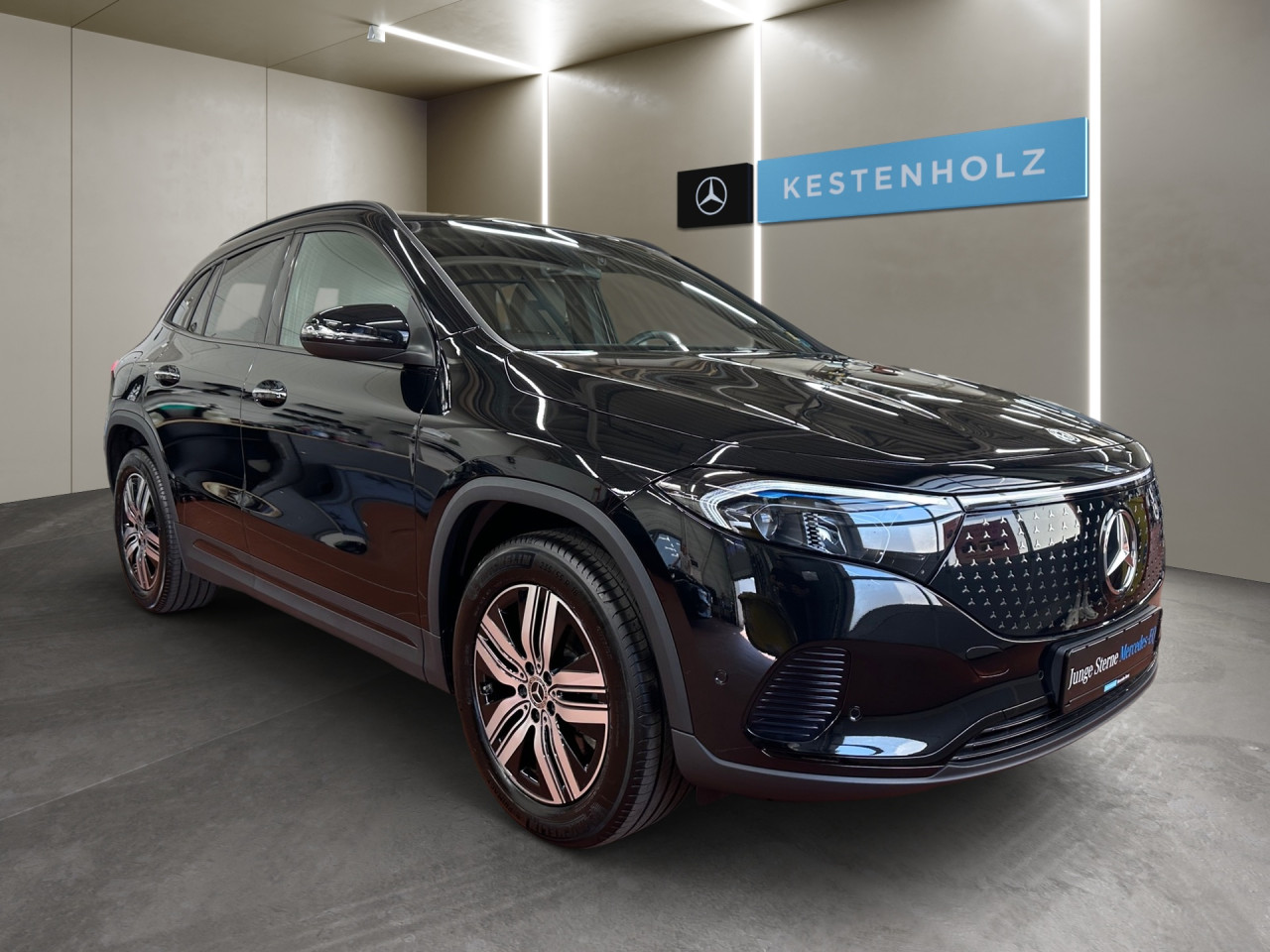 Getriebe: AutomatikgetriebeDetailangaben f&uuml;r XEV Fahrzeug: Batterietechnologie: Lithium-Ionen,  Nutzbare Batteriekapazit&auml;t: 66,5kWh,  Ladezeit (in Minuten): 375 (10% bis 100%),  Schnellladezeit (in Minuten): 32 (10% bis 80%)Ausstattungspakete: Winterpaket,  Komfort Paket: Sitzkomfort-Paket,  Night-Paket,  Licht- und Sichtpaket,  SpiegelpaketAssistenzsysteme: Fernlichtassistent,  Aktiver Park-Assistent inkl. PARKTRONIC,  R&uuml;ckfahrkamera,  DISTRONIC,  Berganfahrhilfe,  Spracheingabesystem,  M&uuml;digkeitserkennung,  Spurhalteassistent mit aktivem Lenk-Assistent,  Fahrerassistenzpaket,  COLLISION PREVENTION ASSIST,  Verkehrszeichenerkennung m. Geschwindigkeitslimit-AssistentLicht und Sicht: LED-Scheinwerfer,  Tagfahrlicht,  Regensensor,  Automatisch abblendender Innenspiegel,  W&auml;rmeschutzverglasung,  Ambientebeleuchtung mehrfarbig,  LichtsensorAudio &amp; Kommunikation: MBUX,  Navigationssystem,  Radio,  Multi-Funktions-Display,  Digitaler Radioempfang DAB,  Soundsystem,  USB Anschluss,  Mercedes connect me,  Handyvorbereitung Bluetooth,  Android Auto u. Apple CarPlay,  Kabelloses Laden f&uuml;r Handys,  WLAN HotspotKomfort: Digitales Kombiinstrument,  Klimaautomatik,  Lordosenst&uuml;tze Fahrer/Beifahrer,  Sitzheizung Fahrer/Beifahrer,  Komfortsitze,  Armauflage hinten,  Servolenkung,  Lenks&auml;ule verstellbar,  HANDS-FREE ACCESS,  Start-Stopp System,  Zentralver. mit Fernbedienung,  Fensterheber elektrisch,  EASY-PACK Heckklappe,  DYNAMIC SELECT,  Getr&auml;nkehalter vornInterieur: Sitze Stoff Ledernachbildung ARTICO / Stoff Cupertino zweifarbig ros&eacute;gold / titangrau pearl,  Innenfarbe gold,  Multifunktions-Sport-/Lederlenkrad,  Lenkradheizung,  Bordcomputer,  R&uuml;cksitze klappbar,  Dekoreinlagen: 331 Zierelement hinterleuchtet, 56H Zierelemente Star Pattern hinterleuchtet,  Lenkrad-SchaltwippenExterieur: Touchscreen Bedienung,  Leichtmetallfelgen 18 Zoll,  Au&szlig;enspiegel elekt. anklappbar,  Dachreling: schwarz,  Reifenpannenset,  Notrufsystem,  Ladekabel Mode 3 (Typ 2/2),  Wechsel-/Gleichstromladesystem (AC/DC Laden),  Stauassistent,  FahrzeugpersonalisierungSicherheit: i-Size Kindersitzbefestigung,  Fu&szlig;g&auml;ngerschutzsystem,  Fahrer- /Beifahrerairbag,  Seitenairbag vorn und hinten,  Knieairbag Fahrer,  Traktionskontrolle,  Elektr. Stabilit&auml;tsprogramm ESP,  Reifendruckkontrolle,  Wegfahrsperre,  Au&szlig;entemperatur Anzeige,  Antiblockiersystem ABS,  Bremsverschlei&szlig;anzeige,  Proaktives Insassenschutzsystem,  Notbremsassistent,  Akustischer Umfeldschutz,  Totwinkel-AssistentWeitere Ausstattung: PTD Electric Art,  321 Fingerabdrucksensor,  39U Remote und Charging Services Premium,  PSJ Electric Art Advanced Plus,  Laderaum-Paket,  B05 ECO AssistentSonstige Ma&szlig;e und Gewichte: Nutzlast: 425 kg,  zul&auml;ssiges Gesamtgewicht: 2.470 kg,  Radstand: 2.729 mmIrrt&uuml;mer und &Auml;nderungen vorbehalten