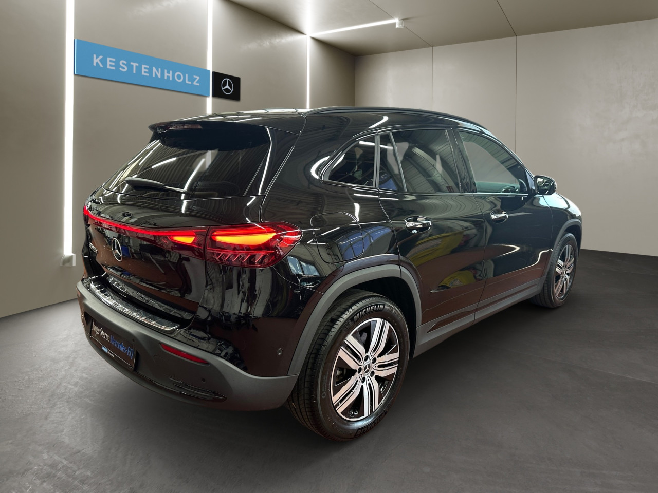 Getriebe: AutomatikgetriebeDetailangaben f&uuml;r XEV Fahrzeug: Batterietechnologie: Lithium-Ionen,  Nutzbare Batteriekapazit&auml;t: 66,5kWh,  Ladezeit (in Minuten): 375 (10% bis 100%),  Schnellladezeit (in Minuten): 32 (10% bis 80%)Ausstattungspakete: Winterpaket,  Komfort Paket: Sitzkomfort-Paket,  Night-Paket,  Licht- und Sichtpaket,  SpiegelpaketAssistenzsysteme: Fernlichtassistent,  Aktiver Park-Assistent inkl. PARKTRONIC,  R&uuml;ckfahrkamera,  DISTRONIC,  Berganfahrhilfe,  Spracheingabesystem,  M&uuml;digkeitserkennung,  Spurhalteassistent mit aktivem Lenk-Assistent,  Fahrerassistenzpaket,  COLLISION PREVENTION ASSIST,  Verkehrszeichenerkennung m. Geschwindigkeitslimit-AssistentLicht und Sicht: LED-Scheinwerfer,  Tagfahrlicht,  Regensensor,  Automatisch abblendender Innenspiegel,  W&auml;rmeschutzverglasung,  Ambientebeleuchtung mehrfarbig,  LichtsensorAudio &amp; Kommunikation: MBUX,  Navigationssystem,  Radio,  Multi-Funktions-Display,  Digitaler Radioempfang DAB,  Soundsystem,  USB Anschluss,  Mercedes connect me,  Handyvorbereitung Bluetooth,  Android Auto u. Apple CarPlay,  Kabelloses Laden f&uuml;r Handys,  WLAN HotspotKomfort: Digitales Kombiinstrument,  Klimaautomatik,  Lordosenst&uuml;tze Fahrer/Beifahrer,  Sitzheizung Fahrer/Beifahrer,  Komfortsitze,  Armauflage hinten,  Servolenkung,  Lenks&auml;ule verstellbar,  HANDS-FREE ACCESS,  Start-Stopp System,  Zentralver. mit Fernbedienung,  Fensterheber elektrisch,  EASY-PACK Heckklappe,  DYNAMIC SELECT,  Getr&auml;nkehalter vornInterieur: Sitze Stoff Ledernachbildung ARTICO / Stoff Cupertino zweifarbig ros&eacute;gold / titangrau pearl,  Innenfarbe gold,  Multifunktions-Sport-/Lederlenkrad,  Lenkradheizung,  Bordcomputer,  R&uuml;cksitze klappbar,  Dekoreinlagen: 331 Zierelement hinterleuchtet, 56H Zierelemente Star Pattern hinterleuchtet,  Lenkrad-SchaltwippenExterieur: Touchscreen Bedienung,  Leichtmetallfelgen 18 Zoll,  Au&szlig;enspiegel elekt. anklappbar,  Dachreling: schwarz,  Reifenpannenset,  Notrufsystem,  Ladekabel Mode 3 (Typ 2/2),  Wechsel-/Gleichstromladesystem (AC/DC Laden),  Stauassistent,  FahrzeugpersonalisierungSicherheit: i-Size Kindersitzbefestigung,  Fu&szlig;g&auml;ngerschutzsystem,  Fahrer- /Beifahrerairbag,  Seitenairbag vorn und hinten,  Knieairbag Fahrer,  Traktionskontrolle,  Elektr. Stabilit&auml;tsprogramm ESP,  Reifendruckkontrolle,  Wegfahrsperre,  Au&szlig;entemperatur Anzeige,  Antiblockiersystem ABS,  Bremsverschlei&szlig;anzeige,  Proaktives Insassenschutzsystem,  Notbremsassistent,  Akustischer Umfeldschutz,  Totwinkel-AssistentWeitere Ausstattung: PTD Electric Art,  321 Fingerabdrucksensor,  39U Remote und Charging Services Premium,  PSJ Electric Art Advanced Plus,  Laderaum-Paket,  B05 ECO AssistentSonstige Ma&szlig;e und Gewichte: Nutzlast: 425 kg,  zul&auml;ssiges Gesamtgewicht: 2.470 kg,  Radstand: 2.729 mmIrrt&uuml;mer und &Auml;nderungen vorbehalten