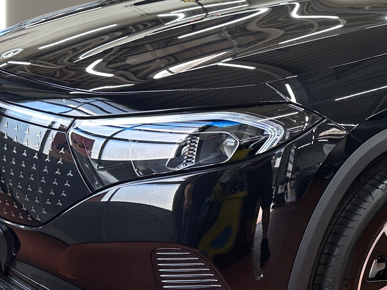 Getriebe: AutomatikgetriebeDetailangaben f&uuml;r XEV Fahrzeug: Batterietechnologie: Lithium-Ionen,  Nutzbare Batteriekapazit&auml;t: 66,5kWh,  Ladezeit (in Minuten): 375 (10% bis 100%),  Schnellladezeit (in Minuten): 32 (10% bis 80%)Ausstattungspakete: Winterpaket,  Komfort Paket: Sitzkomfort-Paket,  Night-Paket,  Licht- und Sichtpaket,  SpiegelpaketAssistenzsysteme: Fernlichtassistent,  Aktiver Park-Assistent inkl. PARKTRONIC,  R&uuml;ckfahrkamera,  DISTRONIC,  Berganfahrhilfe,  Spracheingabesystem,  M&uuml;digkeitserkennung,  Spurhalteassistent mit aktivem Lenk-Assistent,  Fahrerassistenzpaket,  COLLISION PREVENTION ASSIST,  Verkehrszeichenerkennung m. Geschwindigkeitslimit-AssistentLicht und Sicht: LED-Scheinwerfer,  Tagfahrlicht,  Regensensor,  Automatisch abblendender Innenspiegel,  W&auml;rmeschutzverglasung,  Ambientebeleuchtung mehrfarbig,  LichtsensorAudio &amp; Kommunikation: MBUX,  Navigationssystem,  Radio,  Multi-Funktions-Display,  Digitaler Radioempfang DAB,  Soundsystem,  USB Anschluss,  Mercedes connect me,  Handyvorbereitung Bluetooth,  Android Auto u. Apple CarPlay,  Kabelloses Laden f&uuml;r Handys,  WLAN HotspotKomfort: Digitales Kombiinstrument,  Klimaautomatik,  Lordosenst&uuml;tze Fahrer/Beifahrer,  Sitzheizung Fahrer/Beifahrer,  Komfortsitze,  Armauflage hinten,  Servolenkung,  Lenks&auml;ule verstellbar,  HANDS-FREE ACCESS,  Start-Stopp System,  Zentralver. mit Fernbedienung,  Fensterheber elektrisch,  EASY-PACK Heckklappe,  DYNAMIC SELECT,  Getr&auml;nkehalter vornInterieur: Sitze Stoff Ledernachbildung ARTICO / Stoff Cupertino zweifarbig ros&eacute;gold / titangrau pearl,  Innenfarbe gold,  Multifunktions-Sport-/Lederlenkrad,  Lenkradheizung,  Bordcomputer,  R&uuml;cksitze klappbar,  Dekoreinlagen: 331 Zierelement hinterleuchtet, 56H Zierelemente Star Pattern hinterleuchtet,  Lenkrad-SchaltwippenExterieur: Touchscreen Bedienung,  Leichtmetallfelgen 18 Zoll,  Au&szlig;enspiegel elekt. anklappbar,  Dachreling: schwarz,  Reifenpannenset,  Notrufsystem,  Ladekabel Mode 3 (Typ 2/2),  Wechsel-/Gleichstromladesystem (AC/DC Laden),  Stauassistent,  FahrzeugpersonalisierungSicherheit: i-Size Kindersitzbefestigung,  Fu&szlig;g&auml;ngerschutzsystem,  Fahrer- /Beifahrerairbag,  Seitenairbag vorn und hinten,  Knieairbag Fahrer,  Traktionskontrolle,  Elektr. Stabilit&auml;tsprogramm ESP,  Reifendruckkontrolle,  Wegfahrsperre,  Au&szlig;entemperatur Anzeige,  Antiblockiersystem ABS,  Bremsverschlei&szlig;anzeige,  Proaktives Insassenschutzsystem,  Notbremsassistent,  Akustischer Umfeldschutz,  Totwinkel-AssistentWeitere Ausstattung: PTD Electric Art,  321 Fingerabdrucksensor,  39U Remote und Charging Services Premium,  PSJ Electric Art Advanced Plus,  Laderaum-Paket,  B05 ECO AssistentSonstige Ma&szlig;e und Gewichte: Nutzlast: 425 kg,  zul&auml;ssiges Gesamtgewicht: 2.470 kg,  Radstand: 2.729 mmIrrt&uuml;mer und &Auml;nderungen vorbehalten