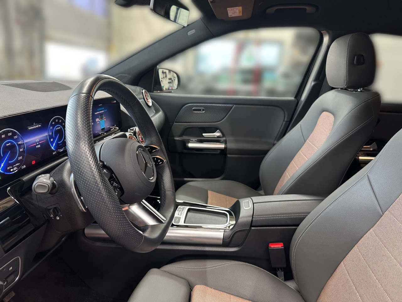 Getriebe: AutomatikgetriebeDetailangaben f&uuml;r XEV Fahrzeug: Batterietechnologie: Lithium-Ionen,  Nutzbare Batteriekapazit&auml;t: 66,5kWh,  Ladezeit (in Minuten): 375 (10% bis 100%),  Schnellladezeit (in Minuten): 32 (10% bis 80%)Ausstattungspakete: Winterpaket,  Komfort Paket: Sitzkomfort-Paket,  Night-Paket,  Licht- und Sichtpaket,  SpiegelpaketAssistenzsysteme: Fernlichtassistent,  Aktiver Park-Assistent inkl. PARKTRONIC,  R&uuml;ckfahrkamera,  DISTRONIC,  Berganfahrhilfe,  Spracheingabesystem,  M&uuml;digkeitserkennung,  Spurhalteassistent mit aktivem Lenk-Assistent,  Fahrerassistenzpaket,  COLLISION PREVENTION ASSIST,  Verkehrszeichenerkennung m. Geschwindigkeitslimit-AssistentLicht und Sicht: LED-Scheinwerfer,  Tagfahrlicht,  Regensensor,  Automatisch abblendender Innenspiegel,  W&auml;rmeschutzverglasung,  Ambientebeleuchtung mehrfarbig,  LichtsensorAudio &amp; Kommunikation: MBUX,  Navigationssystem,  Radio,  Multi-Funktions-Display,  Digitaler Radioempfang DAB,  Soundsystem,  USB Anschluss,  Mercedes connect me,  Handyvorbereitung Bluetooth,  Android Auto u. Apple CarPlay,  Kabelloses Laden f&uuml;r Handys,  WLAN HotspotKomfort: Digitales Kombiinstrument,  Klimaautomatik,  Lordosenst&uuml;tze Fahrer/Beifahrer,  Sitzheizung Fahrer/Beifahrer,  Komfortsitze,  Armauflage hinten,  Servolenkung,  Lenks&auml;ule verstellbar,  HANDS-FREE ACCESS,  Start-Stopp System,  Zentralver. mit Fernbedienung,  Fensterheber elektrisch,  EASY-PACK Heckklappe,  DYNAMIC SELECT,  Getr&auml;nkehalter vornInterieur: Sitze Stoff Ledernachbildung ARTICO / Stoff Cupertino zweifarbig ros&eacute;gold / titangrau pearl,  Innenfarbe gold,  Multifunktions-Sport-/Lederlenkrad,  Lenkradheizung,  Bordcomputer,  R&uuml;cksitze klappbar,  Dekoreinlagen: 331 Zierelement hinterleuchtet, 56H Zierelemente Star Pattern hinterleuchtet,  Lenkrad-SchaltwippenExterieur: Touchscreen Bedienung,  Leichtmetallfelgen 18 Zoll,  Au&szlig;enspiegel elekt. anklappbar,  Dachreling: schwarz,  Reifenpannenset,  Notrufsystem,  Ladekabel Mode 3 (Typ 2/2),  Wechsel-/Gleichstromladesystem (AC/DC Laden),  Stauassistent,  FahrzeugpersonalisierungSicherheit: i-Size Kindersitzbefestigung,  Fu&szlig;g&auml;ngerschutzsystem,  Fahrer- /Beifahrerairbag,  Seitenairbag vorn und hinten,  Knieairbag Fahrer,  Traktionskontrolle,  Elektr. Stabilit&auml;tsprogramm ESP,  Reifendruckkontrolle,  Wegfahrsperre,  Au&szlig;entemperatur Anzeige,  Antiblockiersystem ABS,  Bremsverschlei&szlig;anzeige,  Proaktives Insassenschutzsystem,  Notbremsassistent,  Akustischer Umfeldschutz,  Totwinkel-AssistentWeitere Ausstattung: PTD Electric Art,  321 Fingerabdrucksensor,  39U Remote und Charging Services Premium,  PSJ Electric Art Advanced Plus,  Laderaum-Paket,  B05 ECO AssistentSonstige Ma&szlig;e und Gewichte: Nutzlast: 425 kg,  zul&auml;ssiges Gesamtgewicht: 2.470 kg,  Radstand: 2.729 mmIrrt&uuml;mer und &Auml;nderungen vorbehalten