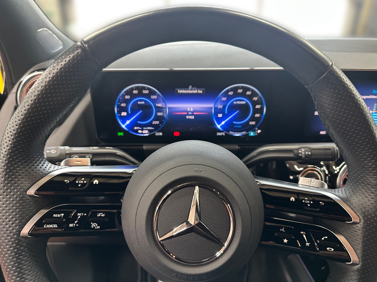 Getriebe: AutomatikgetriebeDetailangaben f&uuml;r XEV Fahrzeug: Batterietechnologie: Lithium-Ionen,  Nutzbare Batteriekapazit&auml;t: 66,5kWh,  Ladezeit (in Minuten): 375 (10% bis 100%),  Schnellladezeit (in Minuten): 32 (10% bis 80%)Ausstattungspakete: Winterpaket,  Komfort Paket: Sitzkomfort-Paket,  Night-Paket,  Licht- und Sichtpaket,  SpiegelpaketAssistenzsysteme: Fernlichtassistent,  Aktiver Park-Assistent inkl. PARKTRONIC,  R&uuml;ckfahrkamera,  DISTRONIC,  Berganfahrhilfe,  Spracheingabesystem,  M&uuml;digkeitserkennung,  Spurhalteassistent mit aktivem Lenk-Assistent,  Fahrerassistenzpaket,  COLLISION PREVENTION ASSIST,  Verkehrszeichenerkennung m. Geschwindigkeitslimit-AssistentLicht und Sicht: LED-Scheinwerfer,  Tagfahrlicht,  Regensensor,  Automatisch abblendender Innenspiegel,  W&auml;rmeschutzverglasung,  Ambientebeleuchtung mehrfarbig,  LichtsensorAudio &amp; Kommunikation: MBUX,  Navigationssystem,  Radio,  Multi-Funktions-Display,  Digitaler Radioempfang DAB,  Soundsystem,  USB Anschluss,  Mercedes connect me,  Handyvorbereitung Bluetooth,  Android Auto u. Apple CarPlay,  Kabelloses Laden f&uuml;r Handys,  WLAN HotspotKomfort: Digitales Kombiinstrument,  Klimaautomatik,  Lordosenst&uuml;tze Fahrer/Beifahrer,  Sitzheizung Fahrer/Beifahrer,  Komfortsitze,  Armauflage hinten,  Servolenkung,  Lenks&auml;ule verstellbar,  HANDS-FREE ACCESS,  Start-Stopp System,  Zentralver. mit Fernbedienung,  Fensterheber elektrisch,  EASY-PACK Heckklappe,  DYNAMIC SELECT,  Getr&auml;nkehalter vornInterieur: Sitze Stoff Ledernachbildung ARTICO / Stoff Cupertino zweifarbig ros&eacute;gold / titangrau pearl,  Innenfarbe gold,  Multifunktions-Sport-/Lederlenkrad,  Lenkradheizung,  Bordcomputer,  R&uuml;cksitze klappbar,  Dekoreinlagen: 331 Zierelement hinterleuchtet, 56H Zierelemente Star Pattern hinterleuchtet,  Lenkrad-SchaltwippenExterieur: Touchscreen Bedienung,  Leichtmetallfelgen 18 Zoll,  Au&szlig;enspiegel elekt. anklappbar,  Dachreling: schwarz,  Reifenpannenset,  Notrufsystem,  Ladekabel Mode 3 (Typ 2/2),  Wechsel-/Gleichstromladesystem (AC/DC Laden),  Stauassistent,  FahrzeugpersonalisierungSicherheit: i-Size Kindersitzbefestigung,  Fu&szlig;g&auml;ngerschutzsystem,  Fahrer- /Beifahrerairbag,  Seitenairbag vorn und hinten,  Knieairbag Fahrer,  Traktionskontrolle,  Elektr. Stabilit&auml;tsprogramm ESP,  Reifendruckkontrolle,  Wegfahrsperre,  Au&szlig;entemperatur Anzeige,  Antiblockiersystem ABS,  Bremsverschlei&szlig;anzeige,  Proaktives Insassenschutzsystem,  Notbremsassistent,  Akustischer Umfeldschutz,  Totwinkel-AssistentWeitere Ausstattung: PTD Electric Art,  321 Fingerabdrucksensor,  39U Remote und Charging Services Premium,  PSJ Electric Art Advanced Plus,  Laderaum-Paket,  B05 ECO AssistentSonstige Ma&szlig;e und Gewichte: Nutzlast: 425 kg,  zul&auml;ssiges Gesamtgewicht: 2.470 kg,  Radstand: 2.729 mmIrrt&uuml;mer und &Auml;nderungen vorbehalten