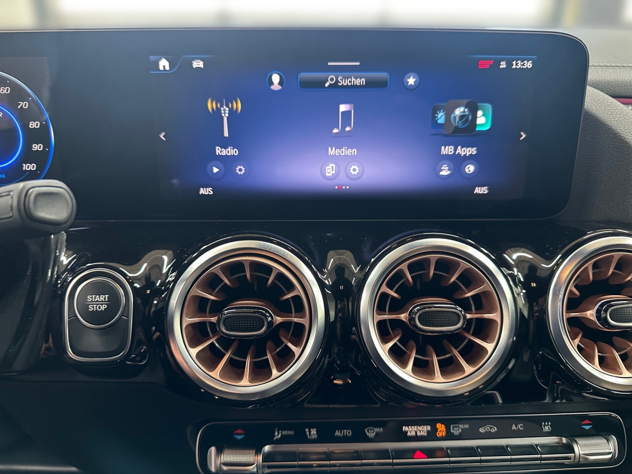 Getriebe: AutomatikgetriebeDetailangaben f&uuml;r XEV Fahrzeug: Batterietechnologie: Lithium-Ionen,  Nutzbare Batteriekapazit&auml;t: 66,5kWh,  Ladezeit (in Minuten): 375 (10% bis 100%),  Schnellladezeit (in Minuten): 32 (10% bis 80%)Ausstattungspakete: Winterpaket,  Komfort Paket: Sitzkomfort-Paket,  Night-Paket,  Licht- und Sichtpaket,  SpiegelpaketAssistenzsysteme: Fernlichtassistent,  Aktiver Park-Assistent inkl. PARKTRONIC,  R&uuml;ckfahrkamera,  DISTRONIC,  Berganfahrhilfe,  Spracheingabesystem,  M&uuml;digkeitserkennung,  Spurhalteassistent mit aktivem Lenk-Assistent,  Fahrerassistenzpaket,  COLLISION PREVENTION ASSIST,  Verkehrszeichenerkennung m. Geschwindigkeitslimit-AssistentLicht und Sicht: LED-Scheinwerfer,  Tagfahrlicht,  Regensensor,  Automatisch abblendender Innenspiegel,  W&auml;rmeschutzverglasung,  Ambientebeleuchtung mehrfarbig,  LichtsensorAudio &amp; Kommunikation: MBUX,  Navigationssystem,  Radio,  Multi-Funktions-Display,  Digitaler Radioempfang DAB,  Soundsystem,  USB Anschluss,  Mercedes connect me,  Handyvorbereitung Bluetooth,  Android Auto u. Apple CarPlay,  Kabelloses Laden f&uuml;r Handys,  WLAN HotspotKomfort: Digitales Kombiinstrument,  Klimaautomatik,  Lordosenst&uuml;tze Fahrer/Beifahrer,  Sitzheizung Fahrer/Beifahrer,  Komfortsitze,  Armauflage hinten,  Servolenkung,  Lenks&auml;ule verstellbar,  HANDS-FREE ACCESS,  Start-Stopp System,  Zentralver. mit Fernbedienung,  Fensterheber elektrisch,  EASY-PACK Heckklappe,  DYNAMIC SELECT,  Getr&auml;nkehalter vornInterieur: Sitze Stoff Ledernachbildung ARTICO / Stoff Cupertino zweifarbig ros&eacute;gold / titangrau pearl,  Innenfarbe gold,  Multifunktions-Sport-/Lederlenkrad,  Lenkradheizung,  Bordcomputer,  R&uuml;cksitze klappbar,  Dekoreinlagen: 331 Zierelement hinterleuchtet, 56H Zierelemente Star Pattern hinterleuchtet,  Lenkrad-SchaltwippenExterieur: Touchscreen Bedienung,  Leichtmetallfelgen 18 Zoll,  Au&szlig;enspiegel elekt. anklappbar,  Dachreling: schwarz,  Reifenpannenset,  Notrufsystem,  Ladekabel Mode 3 (Typ 2/2),  Wechsel-/Gleichstromladesystem (AC/DC Laden),  Stauassistent,  FahrzeugpersonalisierungSicherheit: i-Size Kindersitzbefestigung,  Fu&szlig;g&auml;ngerschutzsystem,  Fahrer- /Beifahrerairbag,  Seitenairbag vorn und hinten,  Knieairbag Fahrer,  Traktionskontrolle,  Elektr. Stabilit&auml;tsprogramm ESP,  Reifendruckkontrolle,  Wegfahrsperre,  Au&szlig;entemperatur Anzeige,  Antiblockiersystem ABS,  Bremsverschlei&szlig;anzeige,  Proaktives Insassenschutzsystem,  Notbremsassistent,  Akustischer Umfeldschutz,  Totwinkel-AssistentWeitere Ausstattung: PTD Electric Art,  321 Fingerabdrucksensor,  39U Remote und Charging Services Premium,  PSJ Electric Art Advanced Plus,  Laderaum-Paket,  B05 ECO AssistentSonstige Ma&szlig;e und Gewichte: Nutzlast: 425 kg,  zul&auml;ssiges Gesamtgewicht: 2.470 kg,  Radstand: 2.729 mmIrrt&uuml;mer und &Auml;nderungen vorbehalten