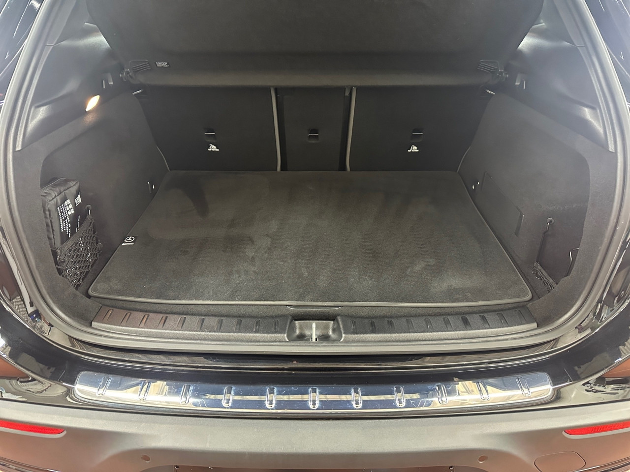 Getriebe: AutomatikgetriebeDetailangaben f&uuml;r XEV Fahrzeug: Batterietechnologie: Lithium-Ionen,  Nutzbare Batteriekapazit&auml;t: 66,5kWh,  Ladezeit (in Minuten): 375 (10% bis 100%),  Schnellladezeit (in Minuten): 32 (10% bis 80%)Ausstattungspakete: Winterpaket,  Komfort Paket: Sitzkomfort-Paket,  Night-Paket,  Licht- und Sichtpaket,  SpiegelpaketAssistenzsysteme: Fernlichtassistent,  Aktiver Park-Assistent inkl. PARKTRONIC,  R&uuml;ckfahrkamera,  DISTRONIC,  Berganfahrhilfe,  Spracheingabesystem,  M&uuml;digkeitserkennung,  Spurhalteassistent mit aktivem Lenk-Assistent,  Fahrerassistenzpaket,  COLLISION PREVENTION ASSIST,  Verkehrszeichenerkennung m. Geschwindigkeitslimit-AssistentLicht und Sicht: LED-Scheinwerfer,  Tagfahrlicht,  Regensensor,  Automatisch abblendender Innenspiegel,  W&auml;rmeschutzverglasung,  Ambientebeleuchtung mehrfarbig,  LichtsensorAudio &amp; Kommunikation: MBUX,  Navigationssystem,  Radio,  Multi-Funktions-Display,  Digitaler Radioempfang DAB,  Soundsystem,  USB Anschluss,  Mercedes connect me,  Handyvorbereitung Bluetooth,  Android Auto u. Apple CarPlay,  Kabelloses Laden f&uuml;r Handys,  WLAN HotspotKomfort: Digitales Kombiinstrument,  Klimaautomatik,  Lordosenst&uuml;tze Fahrer/Beifahrer,  Sitzheizung Fahrer/Beifahrer,  Komfortsitze,  Armauflage hinten,  Servolenkung,  Lenks&auml;ule verstellbar,  HANDS-FREE ACCESS,  Start-Stopp System,  Zentralver. mit Fernbedienung,  Fensterheber elektrisch,  EASY-PACK Heckklappe,  DYNAMIC SELECT,  Getr&auml;nkehalter vornInterieur: Sitze Stoff Ledernachbildung ARTICO / Stoff Cupertino zweifarbig ros&eacute;gold / titangrau pearl,  Innenfarbe gold,  Multifunktions-Sport-/Lederlenkrad,  Lenkradheizung,  Bordcomputer,  R&uuml;cksitze klappbar,  Dekoreinlagen: 331 Zierelement hinterleuchtet, 56H Zierelemente Star Pattern hinterleuchtet,  Lenkrad-SchaltwippenExterieur: Touchscreen Bedienung,  Leichtmetallfelgen 18 Zoll,  Au&szlig;enspiegel elekt. anklappbar,  Dachreling: schwarz,  Reifenpannenset,  Notrufsystem,  Ladekabel Mode 3 (Typ 2/2),  Wechsel-/Gleichstromladesystem (AC/DC Laden),  Stauassistent,  FahrzeugpersonalisierungSicherheit: i-Size Kindersitzbefestigung,  Fu&szlig;g&auml;ngerschutzsystem,  Fahrer- /Beifahrerairbag,  Seitenairbag vorn und hinten,  Knieairbag Fahrer,  Traktionskontrolle,  Elektr. Stabilit&auml;tsprogramm ESP,  Reifendruckkontrolle,  Wegfahrsperre,  Au&szlig;entemperatur Anzeige,  Antiblockiersystem ABS,  Bremsverschlei&szlig;anzeige,  Proaktives Insassenschutzsystem,  Notbremsassistent,  Akustischer Umfeldschutz,  Totwinkel-AssistentWeitere Ausstattung: PTD Electric Art,  321 Fingerabdrucksensor,  39U Remote und Charging Services Premium,  PSJ Electric Art Advanced Plus,  Laderaum-Paket,  B05 ECO AssistentSonstige Ma&szlig;e und Gewichte: Nutzlast: 425 kg,  zul&auml;ssiges Gesamtgewicht: 2.470 kg,  Radstand: 2.729 mmIrrt&uuml;mer und &Auml;nderungen vorbehalten
