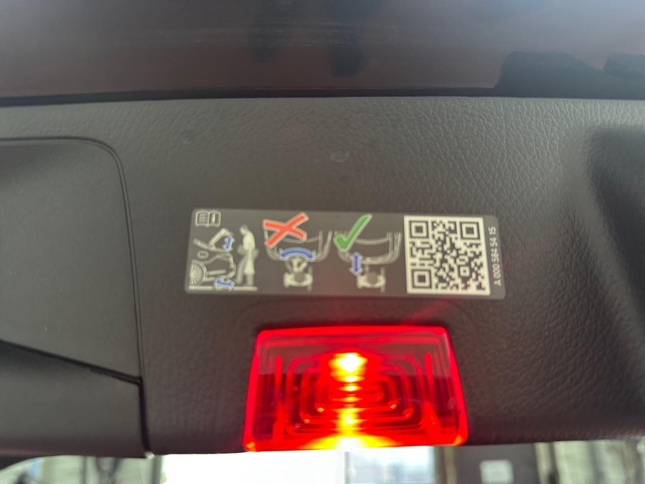 Getriebe: AutomatikgetriebeDetailangaben f&uuml;r XEV Fahrzeug: Batterietechnologie: Lithium-Ionen,  Nutzbare Batteriekapazit&auml;t: 66,5kWh,  Ladezeit (in Minuten): 375 (10% bis 100%),  Schnellladezeit (in Minuten): 32 (10% bis 80%)Ausstattungspakete: Winterpaket,  Komfort Paket: Sitzkomfort-Paket,  Night-Paket,  Licht- und Sichtpaket,  SpiegelpaketAssistenzsysteme: Fernlichtassistent,  Aktiver Park-Assistent inkl. PARKTRONIC,  R&uuml;ckfahrkamera,  DISTRONIC,  Berganfahrhilfe,  Spracheingabesystem,  M&uuml;digkeitserkennung,  Spurhalteassistent mit aktivem Lenk-Assistent,  Fahrerassistenzpaket,  COLLISION PREVENTION ASSIST,  Verkehrszeichenerkennung m. Geschwindigkeitslimit-AssistentLicht und Sicht: LED-Scheinwerfer,  Tagfahrlicht,  Regensensor,  Automatisch abblendender Innenspiegel,  W&auml;rmeschutzverglasung,  Ambientebeleuchtung mehrfarbig,  LichtsensorAudio &amp; Kommunikation: MBUX,  Navigationssystem,  Radio,  Multi-Funktions-Display,  Digitaler Radioempfang DAB,  Soundsystem,  USB Anschluss,  Mercedes connect me,  Handyvorbereitung Bluetooth,  Android Auto u. Apple CarPlay,  Kabelloses Laden f&uuml;r Handys,  WLAN HotspotKomfort: Digitales Kombiinstrument,  Klimaautomatik,  Lordosenst&uuml;tze Fahrer/Beifahrer,  Sitzheizung Fahrer/Beifahrer,  Komfortsitze,  Armauflage hinten,  Servolenkung,  Lenks&auml;ule verstellbar,  HANDS-FREE ACCESS,  Start-Stopp System,  Zentralver. mit Fernbedienung,  Fensterheber elektrisch,  EASY-PACK Heckklappe,  DYNAMIC SELECT,  Getr&auml;nkehalter vornInterieur: Sitze Stoff Ledernachbildung ARTICO / Stoff Cupertino zweifarbig ros&eacute;gold / titangrau pearl,  Innenfarbe gold,  Multifunktions-Sport-/Lederlenkrad,  Lenkradheizung,  Bordcomputer,  R&uuml;cksitze klappbar,  Dekoreinlagen: 331 Zierelement hinterleuchtet, 56H Zierelemente Star Pattern hinterleuchtet,  Lenkrad-SchaltwippenExterieur: Touchscreen Bedienung,  Leichtmetallfelgen 18 Zoll,  Au&szlig;enspiegel elekt. anklappbar,  Dachreling: schwarz,  Reifenpannenset,  Notrufsystem,  Ladekabel Mode 3 (Typ 2/2),  Wechsel-/Gleichstromladesystem (AC/DC Laden),  Stauassistent,  FahrzeugpersonalisierungSicherheit: i-Size Kindersitzbefestigung,  Fu&szlig;g&auml;ngerschutzsystem,  Fahrer- /Beifahrerairbag,  Seitenairbag vorn und hinten,  Knieairbag Fahrer,  Traktionskontrolle,  Elektr. Stabilit&auml;tsprogramm ESP,  Reifendruckkontrolle,  Wegfahrsperre,  Au&szlig;entemperatur Anzeige,  Antiblockiersystem ABS,  Bremsverschlei&szlig;anzeige,  Proaktives Insassenschutzsystem,  Notbremsassistent,  Akustischer Umfeldschutz,  Totwinkel-AssistentWeitere Ausstattung: PTD Electric Art,  321 Fingerabdrucksensor,  39U Remote und Charging Services Premium,  PSJ Electric Art Advanced Plus,  Laderaum-Paket,  B05 ECO AssistentSonstige Ma&szlig;e und Gewichte: Nutzlast: 425 kg,  zul&auml;ssiges Gesamtgewicht: 2.470 kg,  Radstand: 2.729 mmIrrt&uuml;mer und &Auml;nderungen vorbehalten