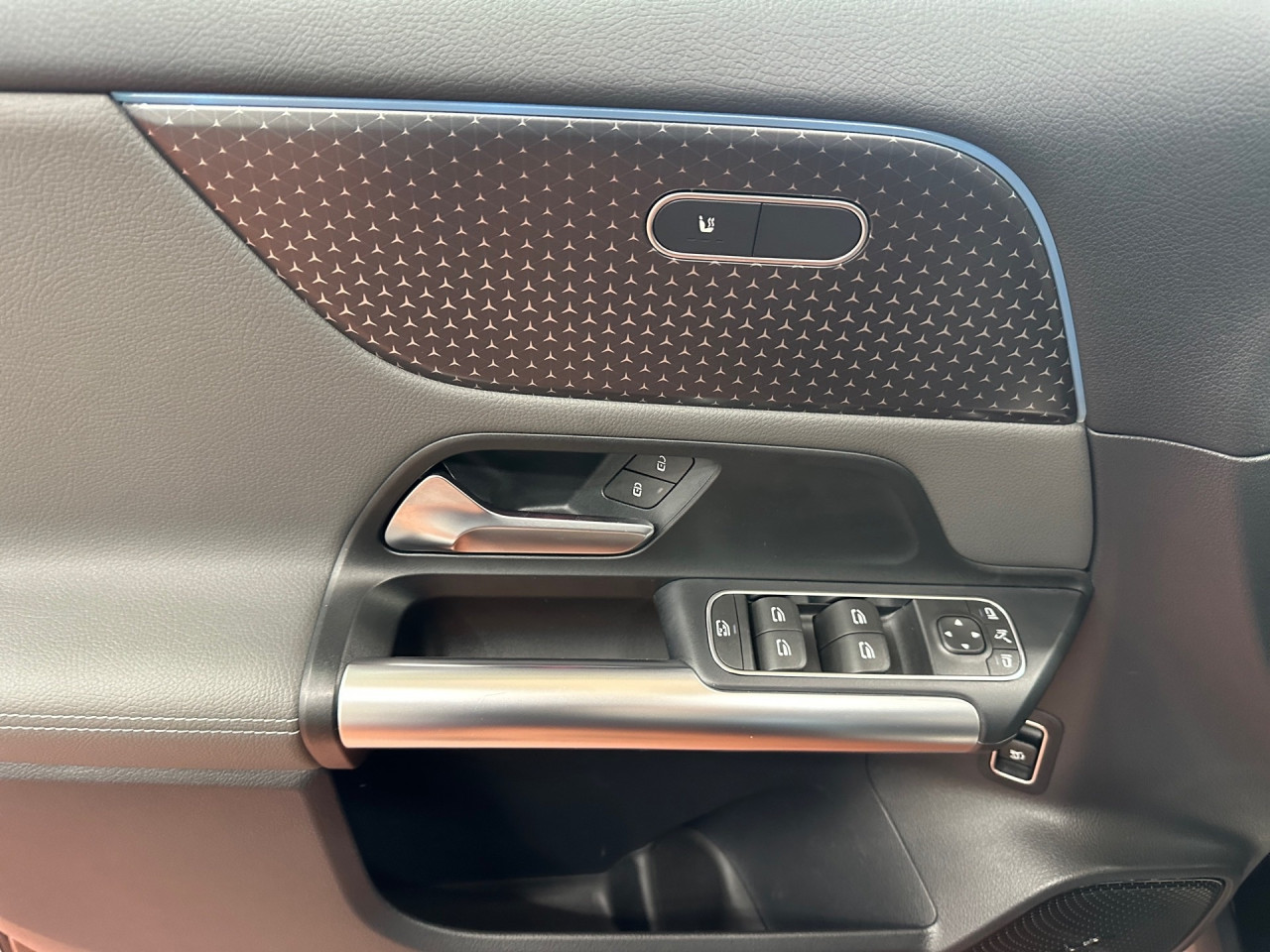 Getriebe: AutomatikgetriebeDetailangaben f&uuml;r XEV Fahrzeug: Batterietechnologie: Lithium-Ionen,  Nutzbare Batteriekapazit&auml;t: 66,5kWh,  Ladezeit (in Minuten): 375 (10% bis 100%),  Schnellladezeit (in Minuten): 32 (10% bis 80%)Ausstattungspakete: Winterpaket,  Komfort Paket: Sitzkomfort-Paket,  Night-Paket,  Licht- und Sichtpaket,  SpiegelpaketAssistenzsysteme: Fernlichtassistent,  Aktiver Park-Assistent inkl. PARKTRONIC,  R&uuml;ckfahrkamera,  DISTRONIC,  Berganfahrhilfe,  Spracheingabesystem,  M&uuml;digkeitserkennung,  Spurhalteassistent mit aktivem Lenk-Assistent,  Fahrerassistenzpaket,  COLLISION PREVENTION ASSIST,  Verkehrszeichenerkennung m. Geschwindigkeitslimit-AssistentLicht und Sicht: LED-Scheinwerfer,  Tagfahrlicht,  Regensensor,  Automatisch abblendender Innenspiegel,  W&auml;rmeschutzverglasung,  Ambientebeleuchtung mehrfarbig,  LichtsensorAudio &amp; Kommunikation: MBUX,  Navigationssystem,  Radio,  Multi-Funktions-Display,  Digitaler Radioempfang DAB,  Soundsystem,  USB Anschluss,  Mercedes connect me,  Handyvorbereitung Bluetooth,  Android Auto u. Apple CarPlay,  Kabelloses Laden f&uuml;r Handys,  WLAN HotspotKomfort: Digitales Kombiinstrument,  Klimaautomatik,  Lordosenst&uuml;tze Fahrer/Beifahrer,  Sitzheizung Fahrer/Beifahrer,  Komfortsitze,  Armauflage hinten,  Servolenkung,  Lenks&auml;ule verstellbar,  HANDS-FREE ACCESS,  Start-Stopp System,  Zentralver. mit Fernbedienung,  Fensterheber elektrisch,  EASY-PACK Heckklappe,  DYNAMIC SELECT,  Getr&auml;nkehalter vornInterieur: Sitze Stoff Ledernachbildung ARTICO / Stoff Cupertino zweifarbig ros&eacute;gold / titangrau pearl,  Innenfarbe gold,  Multifunktions-Sport-/Lederlenkrad,  Lenkradheizung,  Bordcomputer,  R&uuml;cksitze klappbar,  Dekoreinlagen: 331 Zierelement hinterleuchtet, 56H Zierelemente Star Pattern hinterleuchtet,  Lenkrad-SchaltwippenExterieur: Touchscreen Bedienung,  Leichtmetallfelgen 18 Zoll,  Au&szlig;enspiegel elekt. anklappbar,  Dachreling: schwarz,  Reifenpannenset,  Notrufsystem,  Ladekabel Mode 3 (Typ 2/2),  Wechsel-/Gleichstromladesystem (AC/DC Laden),  Stauassistent,  FahrzeugpersonalisierungSicherheit: i-Size Kindersitzbefestigung,  Fu&szlig;g&auml;ngerschutzsystem,  Fahrer- /Beifahrerairbag,  Seitenairbag vorn und hinten,  Knieairbag Fahrer,  Traktionskontrolle,  Elektr. Stabilit&auml;tsprogramm ESP,  Reifendruckkontrolle,  Wegfahrsperre,  Au&szlig;entemperatur Anzeige,  Antiblockiersystem ABS,  Bremsverschlei&szlig;anzeige,  Proaktives Insassenschutzsystem,  Notbremsassistent,  Akustischer Umfeldschutz,  Totwinkel-AssistentWeitere Ausstattung: PTD Electric Art,  321 Fingerabdrucksensor,  39U Remote und Charging Services Premium,  PSJ Electric Art Advanced Plus,  Laderaum-Paket,  B05 ECO AssistentSonstige Ma&szlig;e und Gewichte: Nutzlast: 425 kg,  zul&auml;ssiges Gesamtgewicht: 2.470 kg,  Radstand: 2.729 mmIrrt&uuml;mer und &Auml;nderungen vorbehalten