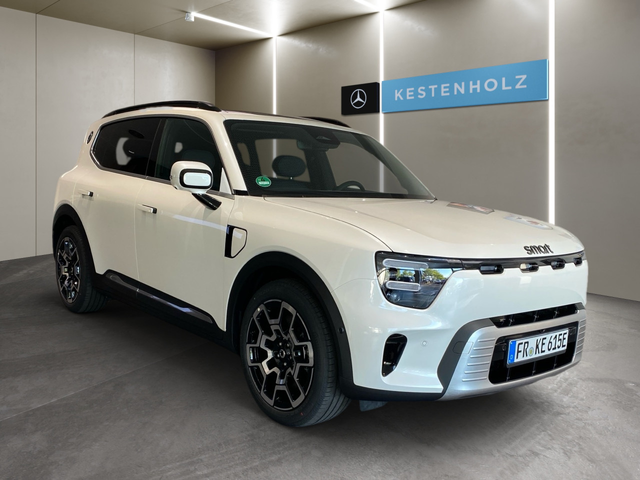 Getriebe: AutomatikgetriebeAssistenzsysteme: Einparkhilfe,  R&uuml;ckfahrkamera: 360&deg; Rundumsichtkamera,  Fahrlichtautomatik,  Spurhalteassistent,  Bremsassistent,  Kollisionswarnung,  Aufmerksamkeitsassistent,  VerkehrszeichenerkennungLicht und Sicht: LED-Scheinwerfer,  Regensensor,  Ambientebeleuchtung mehrfarbig,  LichtsensorAudio &amp; Kommunikation: Navigationssystem,  Radio,  Digitaler Radioempfang DAB,  Soundsystem,  Smartphone-App Integration,  Kabelloses Laden f&uuml;r HandysKomfort: Klimaanlage,  Schiebedach,  Fahrersitz elektrisch,  Memoryfunktion Fahrersitz,  Sitzheizung,  Easy-Entry Einstiegshilfe,  Servolenkung,  Keyless,  Fensterheber elektrisch,  Automatisch &ouml;ffnende HeckklappeInterieur: Sitze Kunstleder Shadow Black,  Innenfarbe schwarz,  BordcomputerExterieur: Leichtmetallfelgen 19 Zoll,  Au&szlig;enspiegel elekt.,  Bremsenergier&uuml;ckgewinnung,  LadekabelSicherheit: Fahrerairbag,  Traktionskontrolle,  Elektr. Stabilit&auml;tsprogramm ESP,  Reifendruckkontrolle,  Au&szlig;entemperatur Anzeige,  Antiblockiersystem ABSIrrt&uuml;mer und &Auml;nderungen vorbehalten