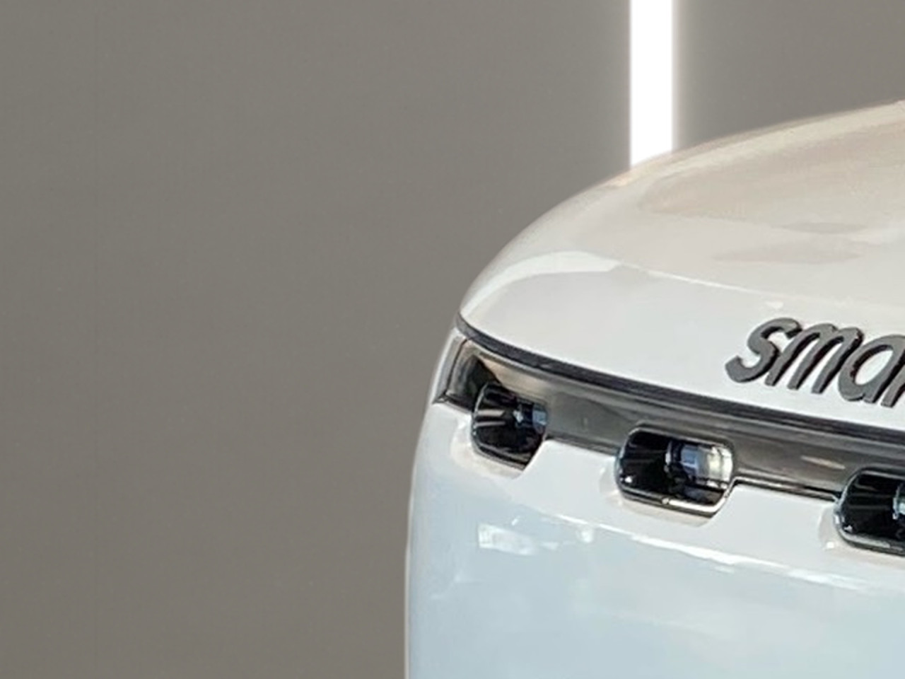 Getriebe: AutomatikgetriebeAssistenzsysteme: Einparkhilfe,  R&uuml;ckfahrkamera: 360&deg; Rundumsichtkamera,  Fahrlichtautomatik,  Spurhalteassistent,  Bremsassistent,  Kollisionswarnung,  Aufmerksamkeitsassistent,  VerkehrszeichenerkennungLicht und Sicht: LED-Scheinwerfer,  Regensensor,  Ambientebeleuchtung mehrfarbig,  LichtsensorAudio &amp; Kommunikation: Navigationssystem,  Radio,  Digitaler Radioempfang DAB,  Soundsystem,  Smartphone-App Integration,  Kabelloses Laden f&uuml;r HandysKomfort: Klimaanlage,  Schiebedach,  Fahrersitz elektrisch,  Memoryfunktion Fahrersitz,  Sitzheizung,  Easy-Entry Einstiegshilfe,  Servolenkung,  Keyless,  Fensterheber elektrisch,  Automatisch &ouml;ffnende HeckklappeInterieur: Sitze Kunstleder Shadow Black,  Innenfarbe schwarz,  BordcomputerExterieur: Leichtmetallfelgen 19 Zoll,  Au&szlig;enspiegel elekt.,  Bremsenergier&uuml;ckgewinnung,  LadekabelSicherheit: Fahrerairbag,  Traktionskontrolle,  Elektr. Stabilit&auml;tsprogramm ESP,  Reifendruckkontrolle,  Au&szlig;entemperatur Anzeige,  Antiblockiersystem ABSIrrt&uuml;mer und &Auml;nderungen vorbehalten