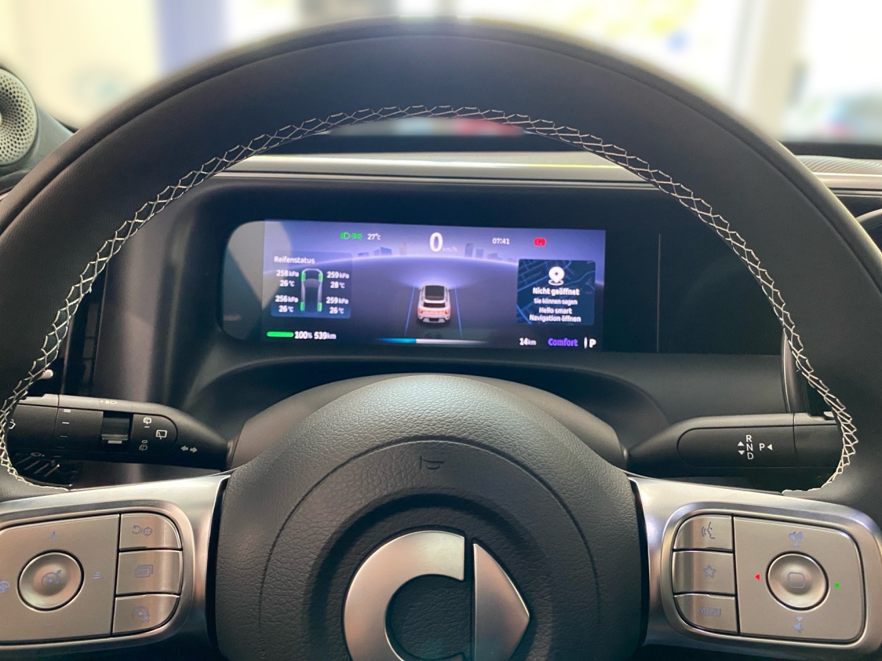 Getriebe: AutomatikgetriebeAssistenzsysteme: Einparkhilfe,  R&uuml;ckfahrkamera: 360&deg; Rundumsichtkamera,  Fahrlichtautomatik,  Spurhalteassistent,  Bremsassistent,  Kollisionswarnung,  Aufmerksamkeitsassistent,  VerkehrszeichenerkennungLicht und Sicht: LED-Scheinwerfer,  Regensensor,  Ambientebeleuchtung mehrfarbig,  LichtsensorAudio &amp; Kommunikation: Navigationssystem,  Radio,  Digitaler Radioempfang DAB,  Soundsystem,  Smartphone-App Integration,  Kabelloses Laden f&uuml;r HandysKomfort: Klimaanlage,  Schiebedach,  Fahrersitz elektrisch,  Memoryfunktion Fahrersitz,  Sitzheizung,  Easy-Entry Einstiegshilfe,  Servolenkung,  Keyless,  Fensterheber elektrisch,  Automatisch &ouml;ffnende HeckklappeInterieur: Sitze Kunstleder Shadow Black,  Innenfarbe schwarz,  BordcomputerExterieur: Leichtmetallfelgen 19 Zoll,  Au&szlig;enspiegel elekt.,  Bremsenergier&uuml;ckgewinnung,  LadekabelSicherheit: Fahrerairbag,  Traktionskontrolle,  Elektr. Stabilit&auml;tsprogramm ESP,  Reifendruckkontrolle,  Au&szlig;entemperatur Anzeige,  Antiblockiersystem ABSIrrt&uuml;mer und &Auml;nderungen vorbehalten