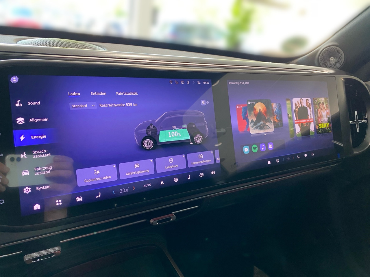 Getriebe: AutomatikgetriebeAssistenzsysteme: Einparkhilfe,  R&uuml;ckfahrkamera: 360&deg; Rundumsichtkamera,  Fahrlichtautomatik,  Spurhalteassistent,  Bremsassistent,  Kollisionswarnung,  Aufmerksamkeitsassistent,  VerkehrszeichenerkennungLicht und Sicht: LED-Scheinwerfer,  Regensensor,  Ambientebeleuchtung mehrfarbig,  LichtsensorAudio &amp; Kommunikation: Navigationssystem,  Radio,  Digitaler Radioempfang DAB,  Soundsystem,  Smartphone-App Integration,  Kabelloses Laden f&uuml;r HandysKomfort: Klimaanlage,  Schiebedach,  Fahrersitz elektrisch,  Memoryfunktion Fahrersitz,  Sitzheizung,  Easy-Entry Einstiegshilfe,  Servolenkung,  Keyless,  Fensterheber elektrisch,  Automatisch &ouml;ffnende HeckklappeInterieur: Sitze Kunstleder Shadow Black,  Innenfarbe schwarz,  BordcomputerExterieur: Leichtmetallfelgen 19 Zoll,  Au&szlig;enspiegel elekt.,  Bremsenergier&uuml;ckgewinnung,  LadekabelSicherheit: Fahrerairbag,  Traktionskontrolle,  Elektr. Stabilit&auml;tsprogramm ESP,  Reifendruckkontrolle,  Au&szlig;entemperatur Anzeige,  Antiblockiersystem ABSIrrt&uuml;mer und &Auml;nderungen vorbehalten