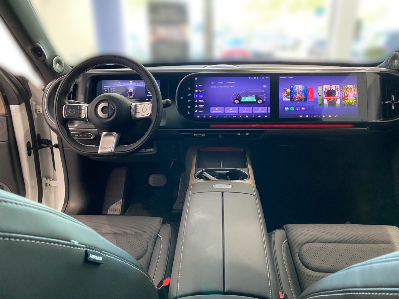 Getriebe: AutomatikgetriebeAssistenzsysteme: Einparkhilfe,  R&uuml;ckfahrkamera: 360&deg; Rundumsichtkamera,  Fahrlichtautomatik,  Spurhalteassistent,  Bremsassistent,  Kollisionswarnung,  Aufmerksamkeitsassistent,  VerkehrszeichenerkennungLicht und Sicht: LED-Scheinwerfer,  Regensensor,  Ambientebeleuchtung mehrfarbig,  LichtsensorAudio &amp; Kommunikation: Navigationssystem,  Radio,  Digitaler Radioempfang DAB,  Soundsystem,  Smartphone-App Integration,  Kabelloses Laden f&uuml;r HandysKomfort: Klimaanlage,  Schiebedach,  Fahrersitz elektrisch,  Memoryfunktion Fahrersitz,  Sitzheizung,  Easy-Entry Einstiegshilfe,  Servolenkung,  Keyless,  Fensterheber elektrisch,  Automatisch &ouml;ffnende HeckklappeInterieur: Sitze Kunstleder Shadow Black,  Innenfarbe schwarz,  BordcomputerExterieur: Leichtmetallfelgen 19 Zoll,  Au&szlig;enspiegel elekt.,  Bremsenergier&uuml;ckgewinnung,  LadekabelSicherheit: Fahrerairbag,  Traktionskontrolle,  Elektr. Stabilit&auml;tsprogramm ESP,  Reifendruckkontrolle,  Au&szlig;entemperatur Anzeige,  Antiblockiersystem ABSIrrt&uuml;mer und &Auml;nderungen vorbehalten