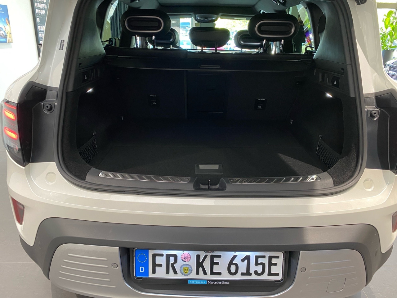 Getriebe: AutomatikgetriebeAssistenzsysteme: Einparkhilfe,  R&uuml;ckfahrkamera: 360&deg; Rundumsichtkamera,  Fahrlichtautomatik,  Spurhalteassistent,  Bremsassistent,  Kollisionswarnung,  Aufmerksamkeitsassistent,  VerkehrszeichenerkennungLicht und Sicht: LED-Scheinwerfer,  Regensensor,  Ambientebeleuchtung mehrfarbig,  LichtsensorAudio &amp; Kommunikation: Navigationssystem,  Radio,  Digitaler Radioempfang DAB,  Soundsystem,  Smartphone-App Integration,  Kabelloses Laden f&uuml;r HandysKomfort: Klimaanlage,  Schiebedach,  Fahrersitz elektrisch,  Memoryfunktion Fahrersitz,  Sitzheizung,  Easy-Entry Einstiegshilfe,  Servolenkung,  Keyless,  Fensterheber elektrisch,  Automatisch &ouml;ffnende HeckklappeInterieur: Sitze Kunstleder Shadow Black,  Innenfarbe schwarz,  BordcomputerExterieur: Leichtmetallfelgen 19 Zoll,  Au&szlig;enspiegel elekt.,  Bremsenergier&uuml;ckgewinnung,  LadekabelSicherheit: Fahrerairbag,  Traktionskontrolle,  Elektr. Stabilit&auml;tsprogramm ESP,  Reifendruckkontrolle,  Au&szlig;entemperatur Anzeige,  Antiblockiersystem ABSIrrt&uuml;mer und &Auml;nderungen vorbehalten