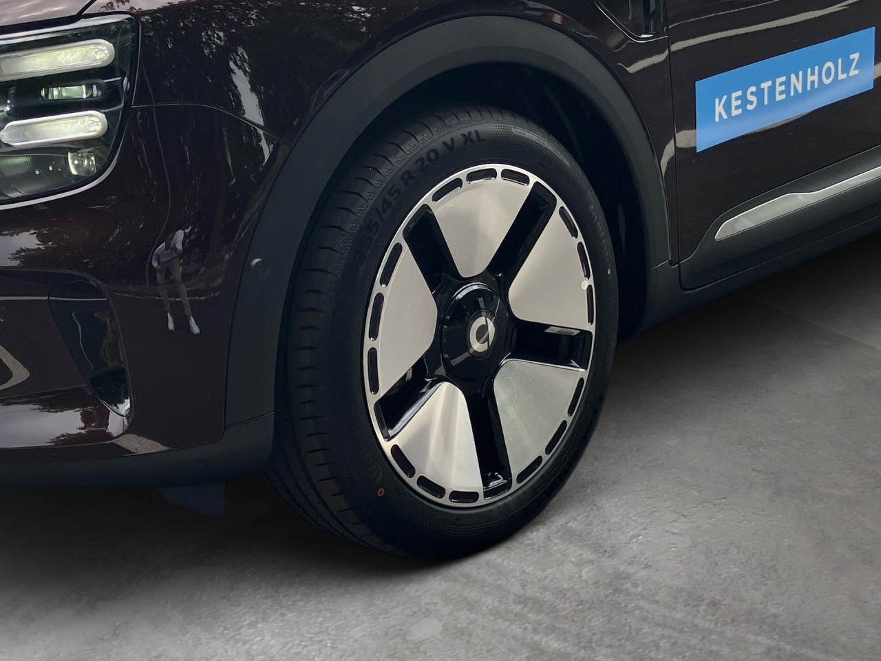 Getriebe: Automatikgetriebe, 1 GangAssistenzsysteme: Head-up-Display HUD,  selbstlenkende Einparkhilfe,  Automatische Distanzregelung ACC,  Spracheingabesystem,  Totwinkel-Assistent,  SpurhalteassistentLicht und Sicht: CyberSparks LED,  Regensensor,  Automatisch abblendender Innenspiegel,  Colorverglasung,  Dynamische LeuchtweitenregulierungAudio &amp; Kommunikation: Navigationssystem,  Multi-Funktions-Display 16:9,  Soundsystem: beats,  Bluetooth Audiostreaming,  Handyvorbereitung BluetoothKomfort: Klimaautomatik, 2 Zonen,  Panoramadach,  Fahrer-/Beifahrersitz elektrisch,  Memoryfunktion Fahrersitz,  Lordosenst&uuml;tze Fahrer,  Sitzheizung Fahrer/Beifahrer,  Easy-Entry Einstiegshilfe,  Armauflage hinten,  Servotronic,  Lenks&auml;ule verstellbar,  Keyless-Entry,  Zentralver. mit Fernbedienung,  Automatisch &ouml;ffnende HeckklappeInterieur: Sitze Leder schwarz,  Innenfarbe schwarz,  Multifunktionslenkrad,  Lenkradheizung,  R&uuml;cksitze klapp- und teilbar,  Laderaumabdeckung,  DurchladesystemExterieur: Leichtmetallfelgen 19 Zoll: Rotor,  Au&szlig;enspiegel elekt.,  DachrelingSicherheit: ISOFIX Kindersitzbefestigung,  Fahrer- /Beifahrerairbag,  Kopfairbag vorn und hinten,  Seitenairbag vorn,  TCS,  Elektr. Stabilit&auml;tsprogramm ESP: mit TSA,  Reifendruckkontrolle,  Diebstahlwarnanlage,  Wegfahrsperre,  Antiblockiersystem ABSIrrt&uuml;mer und &Auml;nderungen vorbehalten