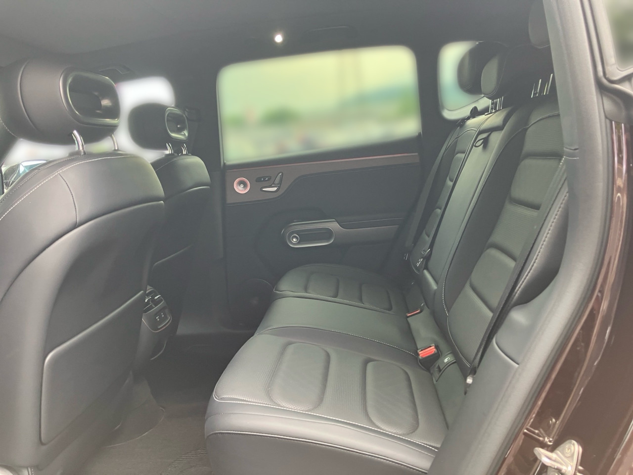 Getriebe: Automatikgetriebe, 1 GangAssistenzsysteme: Head-up-Display HUD,  selbstlenkende Einparkhilfe,  Automatische Distanzregelung ACC,  Spracheingabesystem,  Totwinkel-Assistent,  SpurhalteassistentLicht und Sicht: CyberSparks LED,  Regensensor,  Automatisch abblendender Innenspiegel,  Colorverglasung,  Dynamische LeuchtweitenregulierungAudio &amp; Kommunikation: Navigationssystem,  Multi-Funktions-Display 16:9,  Soundsystem: beats,  Bluetooth Audiostreaming,  Handyvorbereitung BluetoothKomfort: Klimaautomatik, 2 Zonen,  Panoramadach,  Fahrer-/Beifahrersitz elektrisch,  Memoryfunktion Fahrersitz,  Lordosenst&uuml;tze Fahrer,  Sitzheizung Fahrer/Beifahrer,  Easy-Entry Einstiegshilfe,  Armauflage hinten,  Servotronic,  Lenks&auml;ule verstellbar,  Keyless-Entry,  Zentralver. mit Fernbedienung,  Automatisch &ouml;ffnende HeckklappeInterieur: Sitze Leder schwarz,  Innenfarbe schwarz,  Multifunktionslenkrad,  Lenkradheizung,  R&uuml;cksitze klapp- und teilbar,  Laderaumabdeckung,  DurchladesystemExterieur: Leichtmetallfelgen 19 Zoll: Rotor,  Au&szlig;enspiegel elekt.,  DachrelingSicherheit: ISOFIX Kindersitzbefestigung,  Fahrer- /Beifahrerairbag,  Kopfairbag vorn und hinten,  Seitenairbag vorn,  TCS,  Elektr. Stabilit&auml;tsprogramm ESP: mit TSA,  Reifendruckkontrolle,  Diebstahlwarnanlage,  Wegfahrsperre,  Antiblockiersystem ABSIrrt&uuml;mer und &Auml;nderungen vorbehalten