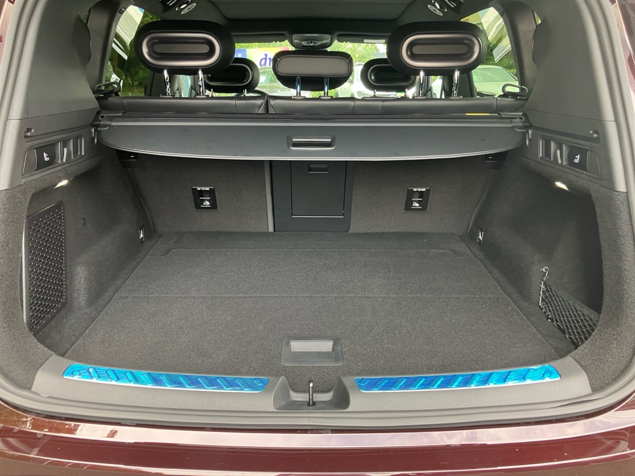 Getriebe: Automatikgetriebe, 1 GangAssistenzsysteme: Head-up-Display HUD,  selbstlenkende Einparkhilfe,  Automatische Distanzregelung ACC,  Spracheingabesystem,  Totwinkel-Assistent,  SpurhalteassistentLicht und Sicht: CyberSparks LED,  Regensensor,  Automatisch abblendender Innenspiegel,  Colorverglasung,  Dynamische LeuchtweitenregulierungAudio &amp; Kommunikation: Navigationssystem,  Multi-Funktions-Display 16:9,  Soundsystem: beats,  Bluetooth Audiostreaming,  Handyvorbereitung BluetoothKomfort: Klimaautomatik, 2 Zonen,  Panoramadach,  Fahrer-/Beifahrersitz elektrisch,  Memoryfunktion Fahrersitz,  Lordosenst&uuml;tze Fahrer,  Sitzheizung Fahrer/Beifahrer,  Easy-Entry Einstiegshilfe,  Armauflage hinten,  Servotronic,  Lenks&auml;ule verstellbar,  Keyless-Entry,  Zentralver. mit Fernbedienung,  Automatisch &ouml;ffnende HeckklappeInterieur: Sitze Leder schwarz,  Innenfarbe schwarz,  Multifunktionslenkrad,  Lenkradheizung,  R&uuml;cksitze klapp- und teilbar,  Laderaumabdeckung,  DurchladesystemExterieur: Leichtmetallfelgen 19 Zoll: Rotor,  Au&szlig;enspiegel elekt.,  DachrelingSicherheit: ISOFIX Kindersitzbefestigung,  Fahrer- /Beifahrerairbag,  Kopfairbag vorn und hinten,  Seitenairbag vorn,  TCS,  Elektr. Stabilit&auml;tsprogramm ESP: mit TSA,  Reifendruckkontrolle,  Diebstahlwarnanlage,  Wegfahrsperre,  Antiblockiersystem ABSIrrt&uuml;mer und &Auml;nderungen vorbehalten