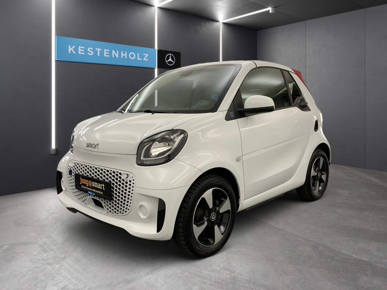 Getriebe: Automatikgetriebe, 1 GangDetailangaben f&uuml;r XEV Fahrzeug: Batterietechnologie: Lithium-Ionen,  Batteriezustand: 88%Assistenzsysteme: Einparkhilfe hinten,  Tempomat,  Berganfahrhilfe,  BremsassistentLicht und Sicht: LED-Tagfahrlicht,  ColorverglasungAudio &amp; Kommunikation: Radio: Digitales Radio DAB  f&uuml;r die Standards DAB DAB+ und DMB, 258 Radio Premium m. Sounds. Bose USA,  Digitaler Radioempfang DAB,  USB Anschluss,  Handyvorbereitung Bluetooth,  Smartphone-App IntegrationKomfort: Klimaautomatik,  Fahrersitz h&ouml;henverstellbar,  Sitzheizung Fahrer/Beifahrer,  Armauflage Fahrer/Beifahrer,  Lenks&auml;ule verstellbar,  Zentralver. mit Fernbedienung,  Fensterheber elektrisch 2-fachInterieur: Sitze passion,  Multifunktions-Lederlenkrad,  Bordcomputer,  LaderaumabdeckungExterieur: Leichtmetallfelgen 15 Zoll: Im 4-Speichen-Design,  Au&szlig;enspiegel elekt. und beheizt,  Verdeck elekt./hydr.,  Reifenpannenset,  GeschwindigkeitsbegrenzerSicherheit: i-Size Kindersitzbefestigung,  Fahrer- /Beifahrerairbag,  Seitenairbag vorn,  Knieairbag Fahrer,  Traktionskontrolle,  Elektr. Stabilit&auml;tsprogramm ESP,  Reifendruckverlust-Warnung,  Wegfahrsperre,  Antiblockiersystem ABSWeitere Ausstattung: B53 Fu&szlig;g&auml;ngersound,  P53 Passion plus Paket Japan,  K36 Kombiinstrument mit farbigem 8,9 cm (3,5) Display in TFT-Technologie,  P43 60 kw light package,  V77 Gep&auml;ckabdeckung (Rollo) u. Netz f&uuml;r Insassenschutz,  15U Smartphone-Integration Mirrorlink,  558 Bosnien-Herzegowina,  P23 Music Plus Package,  426 Getriebe AUTOTRONIC,  B51 Pannenset  mit Luftkompressor und Dichtmittel,  L (DIALOG-Code fuer interne Verwendung),  B49 Zusatzluftbeh&auml;lter,  B48 Anh&auml;ngerbremse,  2-Leitung,  Kupplungsk&ouml;pfe unten,  C68 Klappschl&uuml;ssel mit Funkfernbedienung,  Zweitschl&uuml;ssel mit feststehende,  C65 Stossf&auml;nger,  S38 Polsterung in Lerderoptik schwarz,  908 Bordlader 22kWSonstige Ma&szlig;e und Gewichte: Nutzlast: 215 kg,  zul&auml;ssiges Gesamtgewicht: 1.340 kg,  Radstand: 1.867 mmIrrt&uuml;mer und &Auml;nderungen vorbehalten