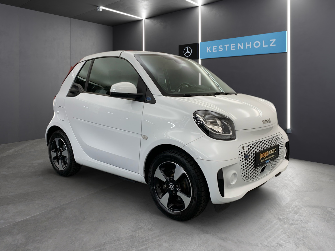 Getriebe: Automatikgetriebe, 1 GangDetailangaben f&uuml;r XEV Fahrzeug: Batterietechnologie: Lithium-Ionen,  Batteriezustand: 88%Assistenzsysteme: Einparkhilfe hinten,  Tempomat,  Berganfahrhilfe,  BremsassistentLicht und Sicht: LED-Tagfahrlicht,  ColorverglasungAudio &amp; Kommunikation: Radio: Digitales Radio DAB  f&uuml;r die Standards DAB DAB+ und DMB, 258 Radio Premium m. Sounds. Bose USA,  Digitaler Radioempfang DAB,  USB Anschluss,  Handyvorbereitung Bluetooth,  Smartphone-App IntegrationKomfort: Klimaautomatik,  Fahrersitz h&ouml;henverstellbar,  Sitzheizung Fahrer/Beifahrer,  Armauflage Fahrer/Beifahrer,  Lenks&auml;ule verstellbar,  Zentralver. mit Fernbedienung,  Fensterheber elektrisch 2-fachInterieur: Sitze passion,  Multifunktions-Lederlenkrad,  Bordcomputer,  LaderaumabdeckungExterieur: Leichtmetallfelgen 15 Zoll: Im 4-Speichen-Design,  Au&szlig;enspiegel elekt. und beheizt,  Verdeck elekt./hydr.,  Reifenpannenset,  GeschwindigkeitsbegrenzerSicherheit: i-Size Kindersitzbefestigung,  Fahrer- /Beifahrerairbag,  Seitenairbag vorn,  Knieairbag Fahrer,  Traktionskontrolle,  Elektr. Stabilit&auml;tsprogramm ESP,  Reifendruckverlust-Warnung,  Wegfahrsperre,  Antiblockiersystem ABSWeitere Ausstattung: B53 Fu&szlig;g&auml;ngersound,  P53 Passion plus Paket Japan,  K36 Kombiinstrument mit farbigem 8,9 cm (3,5) Display in TFT-Technologie,  P43 60 kw light package,  V77 Gep&auml;ckabdeckung (Rollo) u. Netz f&uuml;r Insassenschutz,  15U Smartphone-Integration Mirrorlink,  558 Bosnien-Herzegowina,  P23 Music Plus Package,  426 Getriebe AUTOTRONIC,  B51 Pannenset  mit Luftkompressor und Dichtmittel,  L (DIALOG-Code fuer interne Verwendung),  B49 Zusatzluftbeh&auml;lter,  B48 Anh&auml;ngerbremse,  2-Leitung,  Kupplungsk&ouml;pfe unten,  C68 Klappschl&uuml;ssel mit Funkfernbedienung,  Zweitschl&uuml;ssel mit feststehende,  C65 Stossf&auml;nger,  S38 Polsterung in Lerderoptik schwarz,  908 Bordlader 22kWSonstige Ma&szlig;e und Gewichte: Nutzlast: 215 kg,  zul&auml;ssiges Gesamtgewicht: 1.340 kg,  Radstand: 1.867 mmIrrt&uuml;mer und &Auml;nderungen vorbehalten