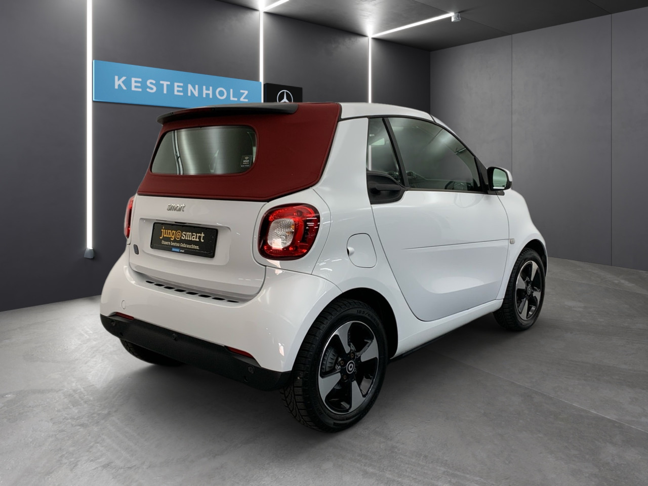 Getriebe: Automatikgetriebe, 1 GangDetailangaben f&uuml;r XEV Fahrzeug: Batterietechnologie: Lithium-Ionen,  Batteriezustand: 88%Assistenzsysteme: Einparkhilfe hinten,  Tempomat,  Berganfahrhilfe,  BremsassistentLicht und Sicht: LED-Tagfahrlicht,  ColorverglasungAudio &amp; Kommunikation: Radio: Digitales Radio DAB  f&uuml;r die Standards DAB DAB+ und DMB, 258 Radio Premium m. Sounds. Bose USA,  Digitaler Radioempfang DAB,  USB Anschluss,  Handyvorbereitung Bluetooth,  Smartphone-App IntegrationKomfort: Klimaautomatik,  Fahrersitz h&ouml;henverstellbar,  Sitzheizung Fahrer/Beifahrer,  Armauflage Fahrer/Beifahrer,  Lenks&auml;ule verstellbar,  Zentralver. mit Fernbedienung,  Fensterheber elektrisch 2-fachInterieur: Sitze passion,  Multifunktions-Lederlenkrad,  Bordcomputer,  LaderaumabdeckungExterieur: Leichtmetallfelgen 15 Zoll: Im 4-Speichen-Design,  Au&szlig;enspiegel elekt. und beheizt,  Verdeck elekt./hydr.,  Reifenpannenset,  GeschwindigkeitsbegrenzerSicherheit: i-Size Kindersitzbefestigung,  Fahrer- /Beifahrerairbag,  Seitenairbag vorn,  Knieairbag Fahrer,  Traktionskontrolle,  Elektr. Stabilit&auml;tsprogramm ESP,  Reifendruckverlust-Warnung,  Wegfahrsperre,  Antiblockiersystem ABSWeitere Ausstattung: B53 Fu&szlig;g&auml;ngersound,  P53 Passion plus Paket Japan,  K36 Kombiinstrument mit farbigem 8,9 cm (3,5) Display in TFT-Technologie,  P43 60 kw light package,  V77 Gep&auml;ckabdeckung (Rollo) u. Netz f&uuml;r Insassenschutz,  15U Smartphone-Integration Mirrorlink,  558 Bosnien-Herzegowina,  P23 Music Plus Package,  426 Getriebe AUTOTRONIC,  B51 Pannenset  mit Luftkompressor und Dichtmittel,  L (DIALOG-Code fuer interne Verwendung),  B49 Zusatzluftbeh&auml;lter,  B48 Anh&auml;ngerbremse,  2-Leitung,  Kupplungsk&ouml;pfe unten,  C68 Klappschl&uuml;ssel mit Funkfernbedienung,  Zweitschl&uuml;ssel mit feststehende,  C65 Stossf&auml;nger,  S38 Polsterung in Lerderoptik schwarz,  908 Bordlader 22kWSonstige Ma&szlig;e und Gewichte: Nutzlast: 215 kg,  zul&auml;ssiges Gesamtgewicht: 1.340 kg,  Radstand: 1.867 mmIrrt&uuml;mer und &Auml;nderungen vorbehalten