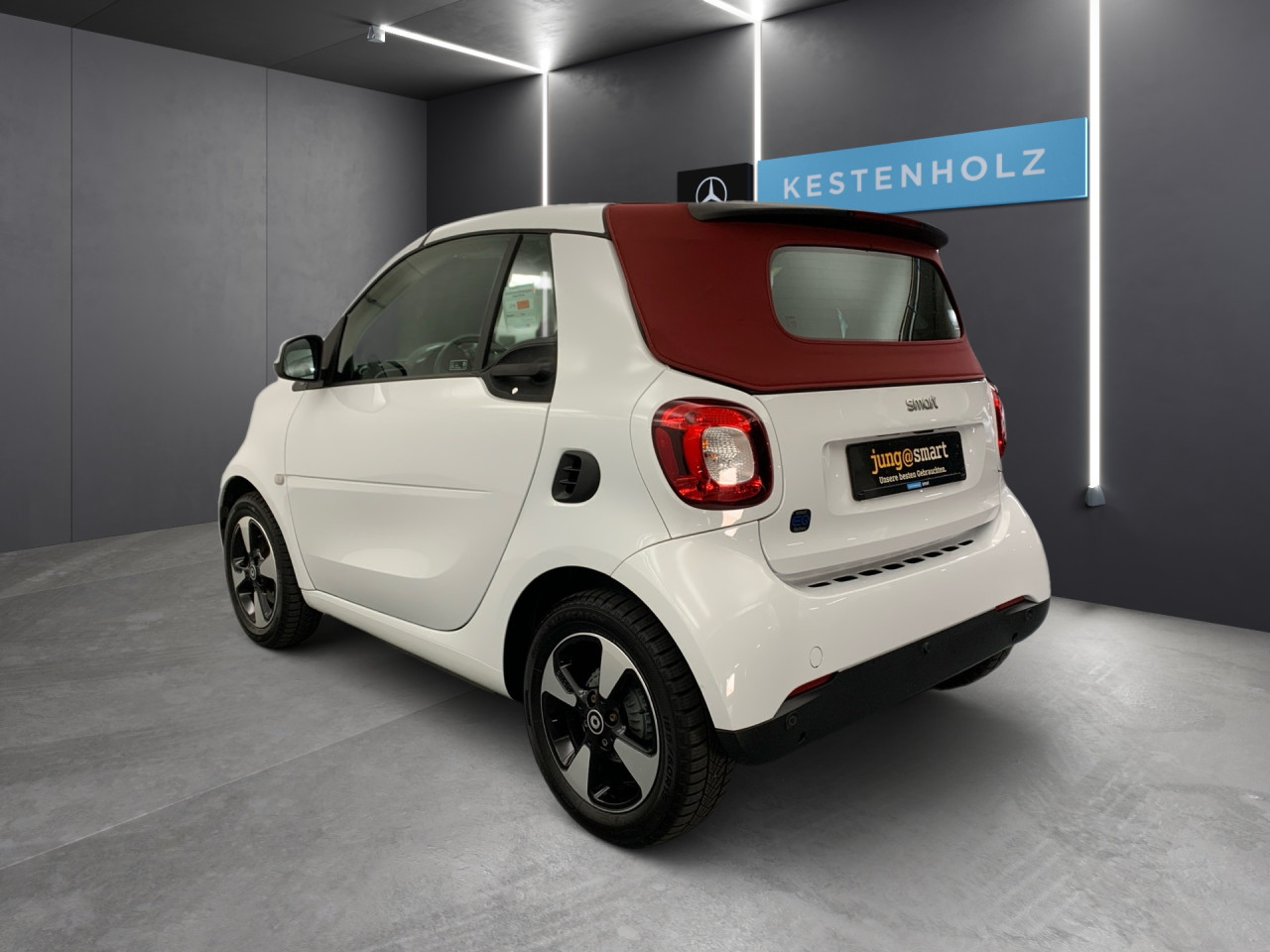 Getriebe: Automatikgetriebe, 1 GangDetailangaben f&uuml;r XEV Fahrzeug: Batterietechnologie: Lithium-Ionen,  Batteriezustand: 88%Assistenzsysteme: Einparkhilfe hinten,  Tempomat,  Berganfahrhilfe,  BremsassistentLicht und Sicht: LED-Tagfahrlicht,  ColorverglasungAudio &amp; Kommunikation: Radio: Digitales Radio DAB  f&uuml;r die Standards DAB DAB+ und DMB, 258 Radio Premium m. Sounds. Bose USA,  Digitaler Radioempfang DAB,  USB Anschluss,  Handyvorbereitung Bluetooth,  Smartphone-App IntegrationKomfort: Klimaautomatik,  Fahrersitz h&ouml;henverstellbar,  Sitzheizung Fahrer/Beifahrer,  Armauflage Fahrer/Beifahrer,  Lenks&auml;ule verstellbar,  Zentralver. mit Fernbedienung,  Fensterheber elektrisch 2-fachInterieur: Sitze passion,  Multifunktions-Lederlenkrad,  Bordcomputer,  LaderaumabdeckungExterieur: Leichtmetallfelgen 15 Zoll: Im 4-Speichen-Design,  Au&szlig;enspiegel elekt. und beheizt,  Verdeck elekt./hydr.,  Reifenpannenset,  GeschwindigkeitsbegrenzerSicherheit: i-Size Kindersitzbefestigung,  Fahrer- /Beifahrerairbag,  Seitenairbag vorn,  Knieairbag Fahrer,  Traktionskontrolle,  Elektr. Stabilit&auml;tsprogramm ESP,  Reifendruckverlust-Warnung,  Wegfahrsperre,  Antiblockiersystem ABSWeitere Ausstattung: B53 Fu&szlig;g&auml;ngersound,  P53 Passion plus Paket Japan,  K36 Kombiinstrument mit farbigem 8,9 cm (3,5) Display in TFT-Technologie,  P43 60 kw light package,  V77 Gep&auml;ckabdeckung (Rollo) u. Netz f&uuml;r Insassenschutz,  15U Smartphone-Integration Mirrorlink,  558 Bosnien-Herzegowina,  P23 Music Plus Package,  426 Getriebe AUTOTRONIC,  B51 Pannenset  mit Luftkompressor und Dichtmittel,  L (DIALOG-Code fuer interne Verwendung),  B49 Zusatzluftbeh&auml;lter,  B48 Anh&auml;ngerbremse,  2-Leitung,  Kupplungsk&ouml;pfe unten,  C68 Klappschl&uuml;ssel mit Funkfernbedienung,  Zweitschl&uuml;ssel mit feststehende,  C65 Stossf&auml;nger,  S38 Polsterung in Lerderoptik schwarz,  908 Bordlader 22kWSonstige Ma&szlig;e und Gewichte: Nutzlast: 215 kg,  zul&auml;ssiges Gesamtgewicht: 1.340 kg,  Radstand: 1.867 mmIrrt&uuml;mer und &Auml;nderungen vorbehalten