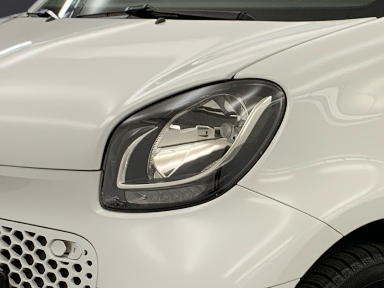 Getriebe: Automatikgetriebe, 1 GangDetailangaben f&uuml;r XEV Fahrzeug: Batterietechnologie: Lithium-Ionen,  Batteriezustand: 88%Assistenzsysteme: Einparkhilfe hinten,  Tempomat,  Berganfahrhilfe,  BremsassistentLicht und Sicht: LED-Tagfahrlicht,  ColorverglasungAudio &amp; Kommunikation: Radio: Digitales Radio DAB  f&uuml;r die Standards DAB DAB+ und DMB, 258 Radio Premium m. Sounds. Bose USA,  Digitaler Radioempfang DAB,  USB Anschluss,  Handyvorbereitung Bluetooth,  Smartphone-App IntegrationKomfort: Klimaautomatik,  Fahrersitz h&ouml;henverstellbar,  Sitzheizung Fahrer/Beifahrer,  Armauflage Fahrer/Beifahrer,  Lenks&auml;ule verstellbar,  Zentralver. mit Fernbedienung,  Fensterheber elektrisch 2-fachInterieur: Sitze passion,  Multifunktions-Lederlenkrad,  Bordcomputer,  LaderaumabdeckungExterieur: Leichtmetallfelgen 15 Zoll: Im 4-Speichen-Design,  Au&szlig;enspiegel elekt. und beheizt,  Verdeck elekt./hydr.,  Reifenpannenset,  GeschwindigkeitsbegrenzerSicherheit: i-Size Kindersitzbefestigung,  Fahrer- /Beifahrerairbag,  Seitenairbag vorn,  Knieairbag Fahrer,  Traktionskontrolle,  Elektr. Stabilit&auml;tsprogramm ESP,  Reifendruckverlust-Warnung,  Wegfahrsperre,  Antiblockiersystem ABSWeitere Ausstattung: B53 Fu&szlig;g&auml;ngersound,  P53 Passion plus Paket Japan,  K36 Kombiinstrument mit farbigem 8,9 cm (3,5) Display in TFT-Technologie,  P43 60 kw light package,  V77 Gep&auml;ckabdeckung (Rollo) u. Netz f&uuml;r Insassenschutz,  15U Smartphone-Integration Mirrorlink,  558 Bosnien-Herzegowina,  P23 Music Plus Package,  426 Getriebe AUTOTRONIC,  B51 Pannenset  mit Luftkompressor und Dichtmittel,  L (DIALOG-Code fuer interne Verwendung),  B49 Zusatzluftbeh&auml;lter,  B48 Anh&auml;ngerbremse,  2-Leitung,  Kupplungsk&ouml;pfe unten,  C68 Klappschl&uuml;ssel mit Funkfernbedienung,  Zweitschl&uuml;ssel mit feststehende,  C65 Stossf&auml;nger,  S38 Polsterung in Lerderoptik schwarz,  908 Bordlader 22kWSonstige Ma&szlig;e und Gewichte: Nutzlast: 215 kg,  zul&auml;ssiges Gesamtgewicht: 1.340 kg,  Radstand: 1.867 mmIrrt&uuml;mer und &Auml;nderungen vorbehalten