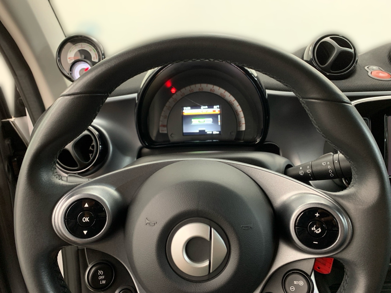 Getriebe: Automatikgetriebe, 1 GangDetailangaben f&uuml;r XEV Fahrzeug: Batterietechnologie: Lithium-Ionen,  Batteriezustand: 88%Assistenzsysteme: Einparkhilfe hinten,  Tempomat,  Berganfahrhilfe,  BremsassistentLicht und Sicht: LED-Tagfahrlicht,  ColorverglasungAudio &amp; Kommunikation: Radio: Digitales Radio DAB  f&uuml;r die Standards DAB DAB+ und DMB, 258 Radio Premium m. Sounds. Bose USA,  Digitaler Radioempfang DAB,  USB Anschluss,  Handyvorbereitung Bluetooth,  Smartphone-App IntegrationKomfort: Klimaautomatik,  Fahrersitz h&ouml;henverstellbar,  Sitzheizung Fahrer/Beifahrer,  Armauflage Fahrer/Beifahrer,  Lenks&auml;ule verstellbar,  Zentralver. mit Fernbedienung,  Fensterheber elektrisch 2-fachInterieur: Sitze passion,  Multifunktions-Lederlenkrad,  Bordcomputer,  LaderaumabdeckungExterieur: Leichtmetallfelgen 15 Zoll: Im 4-Speichen-Design,  Au&szlig;enspiegel elekt. und beheizt,  Verdeck elekt./hydr.,  Reifenpannenset,  GeschwindigkeitsbegrenzerSicherheit: i-Size Kindersitzbefestigung,  Fahrer- /Beifahrerairbag,  Seitenairbag vorn,  Knieairbag Fahrer,  Traktionskontrolle,  Elektr. Stabilit&auml;tsprogramm ESP,  Reifendruckverlust-Warnung,  Wegfahrsperre,  Antiblockiersystem ABSWeitere Ausstattung: B53 Fu&szlig;g&auml;ngersound,  P53 Passion plus Paket Japan,  K36 Kombiinstrument mit farbigem 8,9 cm (3,5) Display in TFT-Technologie,  P43 60 kw light package,  V77 Gep&auml;ckabdeckung (Rollo) u. Netz f&uuml;r Insassenschutz,  15U Smartphone-Integration Mirrorlink,  558 Bosnien-Herzegowina,  P23 Music Plus Package,  426 Getriebe AUTOTRONIC,  B51 Pannenset  mit Luftkompressor und Dichtmittel,  L (DIALOG-Code fuer interne Verwendung),  B49 Zusatzluftbeh&auml;lter,  B48 Anh&auml;ngerbremse,  2-Leitung,  Kupplungsk&ouml;pfe unten,  C68 Klappschl&uuml;ssel mit Funkfernbedienung,  Zweitschl&uuml;ssel mit feststehende,  C65 Stossf&auml;nger,  S38 Polsterung in Lerderoptik schwarz,  908 Bordlader 22kWSonstige Ma&szlig;e und Gewichte: Nutzlast: 215 kg,  zul&auml;ssiges Gesamtgewicht: 1.340 kg,  Radstand: 1.867 mmIrrt&uuml;mer und &Auml;nderungen vorbehalten