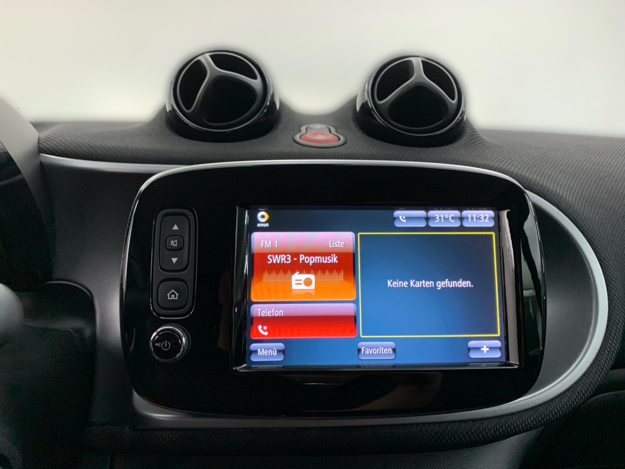 Getriebe: Automatikgetriebe, 1 GangDetailangaben f&uuml;r XEV Fahrzeug: Batterietechnologie: Lithium-Ionen,  Batteriezustand: 88%Assistenzsysteme: Einparkhilfe hinten,  Tempomat,  Berganfahrhilfe,  BremsassistentLicht und Sicht: LED-Tagfahrlicht,  ColorverglasungAudio &amp; Kommunikation: Radio: Digitales Radio DAB  f&uuml;r die Standards DAB DAB+ und DMB, 258 Radio Premium m. Sounds. Bose USA,  Digitaler Radioempfang DAB,  USB Anschluss,  Handyvorbereitung Bluetooth,  Smartphone-App IntegrationKomfort: Klimaautomatik,  Fahrersitz h&ouml;henverstellbar,  Sitzheizung Fahrer/Beifahrer,  Armauflage Fahrer/Beifahrer,  Lenks&auml;ule verstellbar,  Zentralver. mit Fernbedienung,  Fensterheber elektrisch 2-fachInterieur: Sitze passion,  Multifunktions-Lederlenkrad,  Bordcomputer,  LaderaumabdeckungExterieur: Leichtmetallfelgen 15 Zoll: Im 4-Speichen-Design,  Au&szlig;enspiegel elekt. und beheizt,  Verdeck elekt./hydr.,  Reifenpannenset,  GeschwindigkeitsbegrenzerSicherheit: i-Size Kindersitzbefestigung,  Fahrer- /Beifahrerairbag,  Seitenairbag vorn,  Knieairbag Fahrer,  Traktionskontrolle,  Elektr. Stabilit&auml;tsprogramm ESP,  Reifendruckverlust-Warnung,  Wegfahrsperre,  Antiblockiersystem ABSWeitere Ausstattung: B53 Fu&szlig;g&auml;ngersound,  P53 Passion plus Paket Japan,  K36 Kombiinstrument mit farbigem 8,9 cm (3,5) Display in TFT-Technologie,  P43 60 kw light package,  V77 Gep&auml;ckabdeckung (Rollo) u. Netz f&uuml;r Insassenschutz,  15U Smartphone-Integration Mirrorlink,  558 Bosnien-Herzegowina,  P23 Music Plus Package,  426 Getriebe AUTOTRONIC,  B51 Pannenset  mit Luftkompressor und Dichtmittel,  L (DIALOG-Code fuer interne Verwendung),  B49 Zusatzluftbeh&auml;lter,  B48 Anh&auml;ngerbremse,  2-Leitung,  Kupplungsk&ouml;pfe unten,  C68 Klappschl&uuml;ssel mit Funkfernbedienung,  Zweitschl&uuml;ssel mit feststehende,  C65 Stossf&auml;nger,  S38 Polsterung in Lerderoptik schwarz,  908 Bordlader 22kWSonstige Ma&szlig;e und Gewichte: Nutzlast: 215 kg,  zul&auml;ssiges Gesamtgewicht: 1.340 kg,  Radstand: 1.867 mmIrrt&uuml;mer und &Auml;nderungen vorbehalten