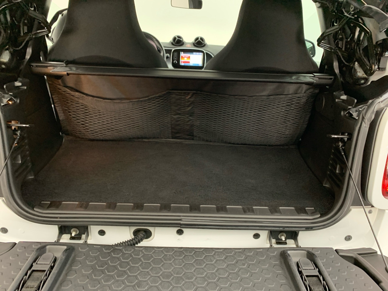 Getriebe: Automatikgetriebe, 1 GangDetailangaben f&uuml;r XEV Fahrzeug: Batterietechnologie: Lithium-Ionen,  Batteriezustand: 88%Assistenzsysteme: Einparkhilfe hinten,  Tempomat,  Berganfahrhilfe,  BremsassistentLicht und Sicht: LED-Tagfahrlicht,  ColorverglasungAudio &amp; Kommunikation: Radio: Digitales Radio DAB  f&uuml;r die Standards DAB DAB+ und DMB, 258 Radio Premium m. Sounds. Bose USA,  Digitaler Radioempfang DAB,  USB Anschluss,  Handyvorbereitung Bluetooth,  Smartphone-App IntegrationKomfort: Klimaautomatik,  Fahrersitz h&ouml;henverstellbar,  Sitzheizung Fahrer/Beifahrer,  Armauflage Fahrer/Beifahrer,  Lenks&auml;ule verstellbar,  Zentralver. mit Fernbedienung,  Fensterheber elektrisch 2-fachInterieur: Sitze passion,  Multifunktions-Lederlenkrad,  Bordcomputer,  LaderaumabdeckungExterieur: Leichtmetallfelgen 15 Zoll: Im 4-Speichen-Design,  Au&szlig;enspiegel elekt. und beheizt,  Verdeck elekt./hydr.,  Reifenpannenset,  GeschwindigkeitsbegrenzerSicherheit: i-Size Kindersitzbefestigung,  Fahrer- /Beifahrerairbag,  Seitenairbag vorn,  Knieairbag Fahrer,  Traktionskontrolle,  Elektr. Stabilit&auml;tsprogramm ESP,  Reifendruckverlust-Warnung,  Wegfahrsperre,  Antiblockiersystem ABSWeitere Ausstattung: B53 Fu&szlig;g&auml;ngersound,  P53 Passion plus Paket Japan,  K36 Kombiinstrument mit farbigem 8,9 cm (3,5) Display in TFT-Technologie,  P43 60 kw light package,  V77 Gep&auml;ckabdeckung (Rollo) u. Netz f&uuml;r Insassenschutz,  15U Smartphone-Integration Mirrorlink,  558 Bosnien-Herzegowina,  P23 Music Plus Package,  426 Getriebe AUTOTRONIC,  B51 Pannenset  mit Luftkompressor und Dichtmittel,  L (DIALOG-Code fuer interne Verwendung),  B49 Zusatzluftbeh&auml;lter,  B48 Anh&auml;ngerbremse,  2-Leitung,  Kupplungsk&ouml;pfe unten,  C68 Klappschl&uuml;ssel mit Funkfernbedienung,  Zweitschl&uuml;ssel mit feststehende,  C65 Stossf&auml;nger,  S38 Polsterung in Lerderoptik schwarz,  908 Bordlader 22kWSonstige Ma&szlig;e und Gewichte: Nutzlast: 215 kg,  zul&auml;ssiges Gesamtgewicht: 1.340 kg,  Radstand: 1.867 mmIrrt&uuml;mer und &Auml;nderungen vorbehalten