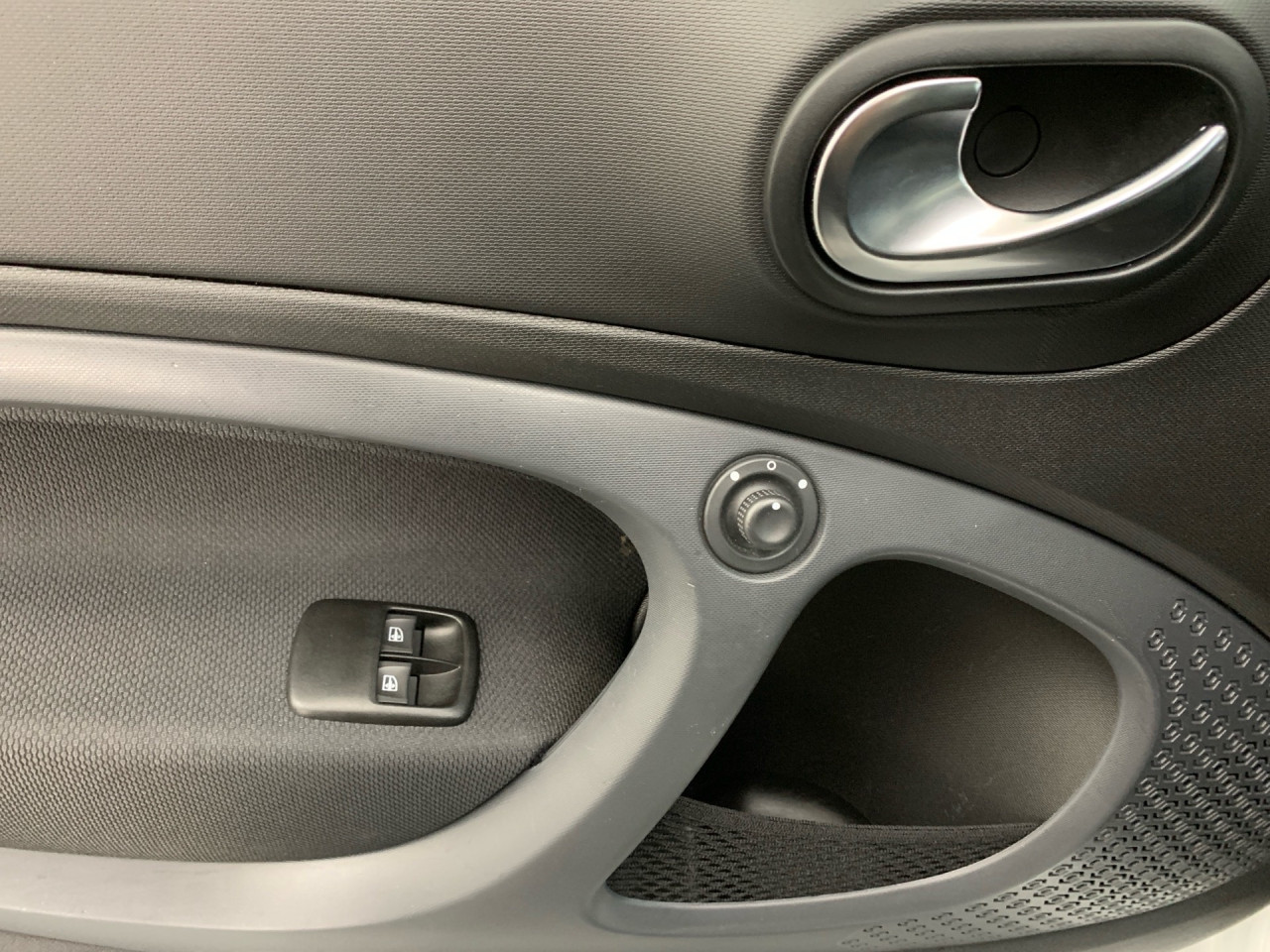 Getriebe: Automatikgetriebe, 1 GangDetailangaben f&uuml;r XEV Fahrzeug: Batterietechnologie: Lithium-Ionen,  Batteriezustand: 88%Assistenzsysteme: Einparkhilfe hinten,  Tempomat,  Berganfahrhilfe,  BremsassistentLicht und Sicht: LED-Tagfahrlicht,  ColorverglasungAudio &amp; Kommunikation: Radio: Digitales Radio DAB  f&uuml;r die Standards DAB DAB+ und DMB, 258 Radio Premium m. Sounds. Bose USA,  Digitaler Radioempfang DAB,  USB Anschluss,  Handyvorbereitung Bluetooth,  Smartphone-App IntegrationKomfort: Klimaautomatik,  Fahrersitz h&ouml;henverstellbar,  Sitzheizung Fahrer/Beifahrer,  Armauflage Fahrer/Beifahrer,  Lenks&auml;ule verstellbar,  Zentralver. mit Fernbedienung,  Fensterheber elektrisch 2-fachInterieur: Sitze passion,  Multifunktions-Lederlenkrad,  Bordcomputer,  LaderaumabdeckungExterieur: Leichtmetallfelgen 15 Zoll: Im 4-Speichen-Design,  Au&szlig;enspiegel elekt. und beheizt,  Verdeck elekt./hydr.,  Reifenpannenset,  GeschwindigkeitsbegrenzerSicherheit: i-Size Kindersitzbefestigung,  Fahrer- /Beifahrerairbag,  Seitenairbag vorn,  Knieairbag Fahrer,  Traktionskontrolle,  Elektr. Stabilit&auml;tsprogramm ESP,  Reifendruckverlust-Warnung,  Wegfahrsperre,  Antiblockiersystem ABSWeitere Ausstattung: B53 Fu&szlig;g&auml;ngersound,  P53 Passion plus Paket Japan,  K36 Kombiinstrument mit farbigem 8,9 cm (3,5) Display in TFT-Technologie,  P43 60 kw light package,  V77 Gep&auml;ckabdeckung (Rollo) u. Netz f&uuml;r Insassenschutz,  15U Smartphone-Integration Mirrorlink,  558 Bosnien-Herzegowina,  P23 Music Plus Package,  426 Getriebe AUTOTRONIC,  B51 Pannenset  mit Luftkompressor und Dichtmittel,  L (DIALOG-Code fuer interne Verwendung),  B49 Zusatzluftbeh&auml;lter,  B48 Anh&auml;ngerbremse,  2-Leitung,  Kupplungsk&ouml;pfe unten,  C68 Klappschl&uuml;ssel mit Funkfernbedienung,  Zweitschl&uuml;ssel mit feststehende,  C65 Stossf&auml;nger,  S38 Polsterung in Lerderoptik schwarz,  908 Bordlader 22kWSonstige Ma&szlig;e und Gewichte: Nutzlast: 215 kg,  zul&auml;ssiges Gesamtgewicht: 1.340 kg,  Radstand: 1.867 mmIrrt&uuml;mer und &Auml;nderungen vorbehalten