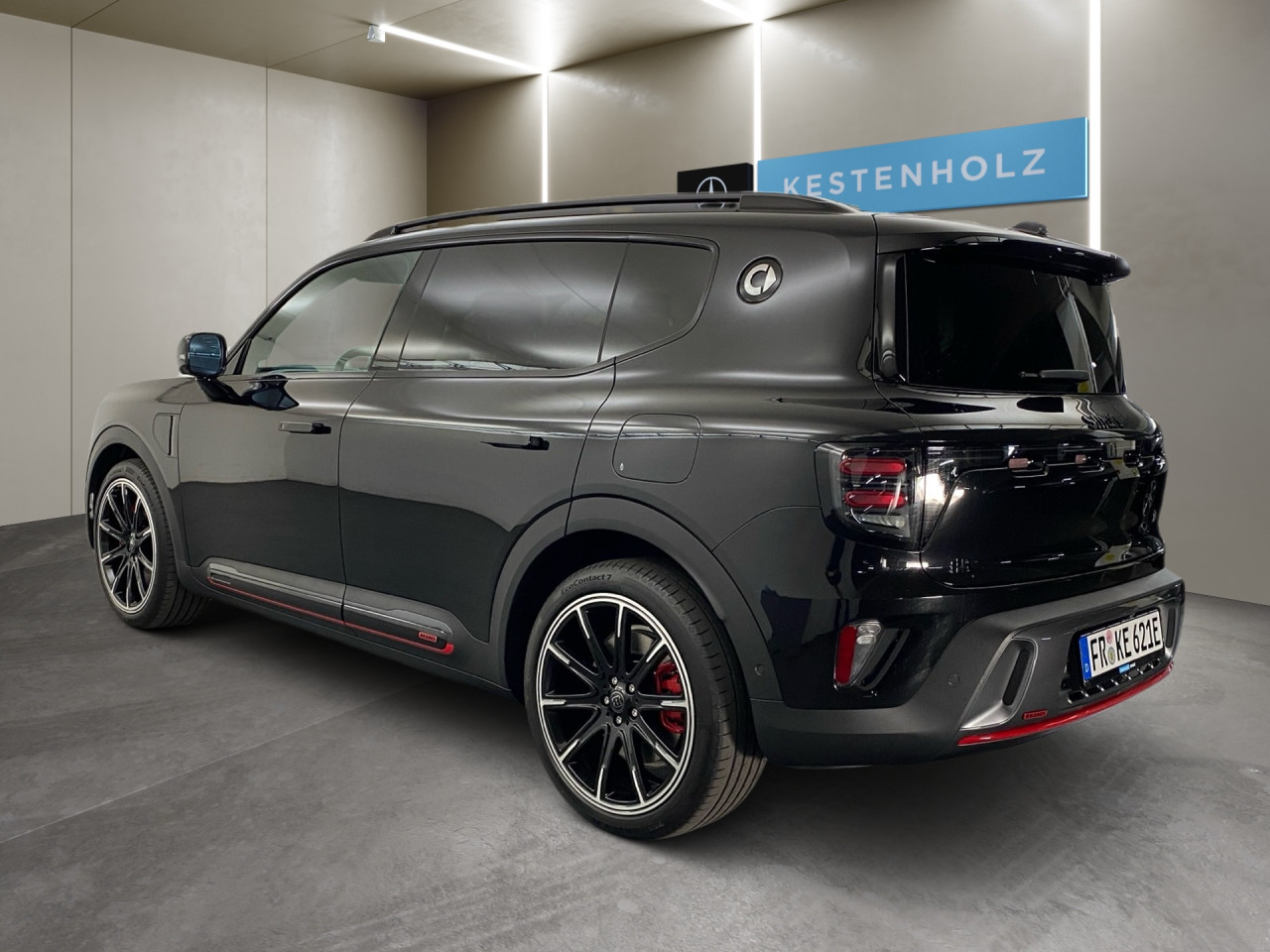Getriebe: Automatikgetriebe, 1 GangAusstattungslinie: Ausstattungslinie Exterieur: Brabus,  Ausstattungslinie Interieur: BrabusAusstattungspakete: SportpaketAssistenzsysteme: Head-up-Display HUD,  Fernlichtassistent,  Einparkhilfe,  R&uuml;ckfahrkamera: 360&deg; Rundumsichtkamera,  Fahrlichtautomatik,  Tempomat,  Berganfahrhilfe,  Spurhalteassistent,  Kollisionswarnung,  VerkehrszeichenerkennungLicht und Sicht: LED-Scheinwerfer,  Abbiegelicht,  Tagfahrlicht,  Regensensor,  Ambientebeleuchtung mehrfarbig,  LichtsensorAudio &amp; Kommunikation: Navigationssystem,  Radio,  Multi-Funktions-Display,  Digitaler Radioempfang DAB,  Soundsystem,  Kabelloses Laden f&uuml;r HandysKomfort: Digitales Kombiinstrument,  Klimaautomatik, 2 Zonen,  Panoramadach,  Fahrer-/Beifahrersitz elektrisch,  Memoryfunktion Fahrersitz,  Sitzheizung Fahrer/Beifahrer,  Easy-Entry Einstiegshilfe,  Servolenkung,  Keyless-Entry,  Zentralverriegelung,  Fensterheber elektrisch,  Automatisch &ouml;ffnende Heckklappe,  SitzklimatisierungInterieur: Sitze Teilleder Dinamica-Mikrofaser,  Innenfarbe schwarz,  Sportlenkrad,  BordcomputerExterieur: Touchscreen Bedienung,  Leichtmetallfelgen 19 Zoll,  Au&szlig;enspiegel elekt.,  NotrufsystemSicherheit: Fahrer- /Beifahrerairbag,  Elektr. Stabilit&auml;tsprogramm ESP,  Reifendruckkontrolle,  Au&szlig;entemperatur Anzeige,  Antiblockiersystem ABS,  Bremsverschlei&szlig;anzeige,  NotbremsassistentVerf&uuml;gbarkeit in Abstimmung mit VerkaufsberaterIrrt&uuml;mer und &Auml;nderungen vorbehalten