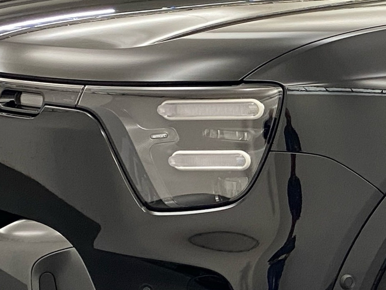 Getriebe: Automatikgetriebe, 1 GangAusstattungslinie: Ausstattungslinie Exterieur: Brabus,  Ausstattungslinie Interieur: BrabusAusstattungspakete: SportpaketAssistenzsysteme: Head-up-Display HUD,  Fernlichtassistent,  Einparkhilfe,  R&uuml;ckfahrkamera: 360&deg; Rundumsichtkamera,  Fahrlichtautomatik,  Tempomat,  Berganfahrhilfe,  Spurhalteassistent,  Kollisionswarnung,  VerkehrszeichenerkennungLicht und Sicht: LED-Scheinwerfer,  Abbiegelicht,  Tagfahrlicht,  Regensensor,  Ambientebeleuchtung mehrfarbig,  LichtsensorAudio &amp; Kommunikation: Navigationssystem,  Radio,  Multi-Funktions-Display,  Digitaler Radioempfang DAB,  Soundsystem,  Kabelloses Laden f&uuml;r HandysKomfort: Digitales Kombiinstrument,  Klimaautomatik, 2 Zonen,  Panoramadach,  Fahrer-/Beifahrersitz elektrisch,  Memoryfunktion Fahrersitz,  Sitzheizung Fahrer/Beifahrer,  Easy-Entry Einstiegshilfe,  Servolenkung,  Keyless-Entry,  Zentralverriegelung,  Fensterheber elektrisch,  Automatisch &ouml;ffnende Heckklappe,  SitzklimatisierungInterieur: Sitze Teilleder Dinamica-Mikrofaser,  Innenfarbe schwarz,  Sportlenkrad,  BordcomputerExterieur: Touchscreen Bedienung,  Leichtmetallfelgen 19 Zoll,  Au&szlig;enspiegel elekt.,  NotrufsystemSicherheit: Fahrer- /Beifahrerairbag,  Elektr. Stabilit&auml;tsprogramm ESP,  Reifendruckkontrolle,  Au&szlig;entemperatur Anzeige,  Antiblockiersystem ABS,  Bremsverschlei&szlig;anzeige,  NotbremsassistentVerf&uuml;gbarkeit in Abstimmung mit VerkaufsberaterIrrt&uuml;mer und &Auml;nderungen vorbehalten