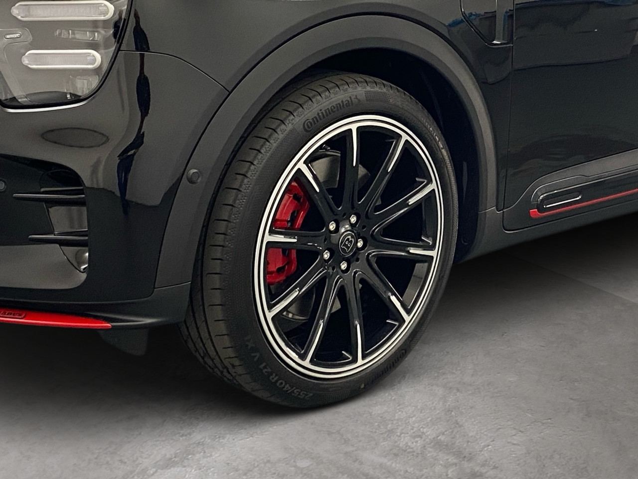 Getriebe: Automatikgetriebe, 1 GangAusstattungslinie: Ausstattungslinie Exterieur: Brabus,  Ausstattungslinie Interieur: BrabusAusstattungspakete: SportpaketAssistenzsysteme: Head-up-Display HUD,  Fernlichtassistent,  Einparkhilfe,  R&uuml;ckfahrkamera: 360&deg; Rundumsichtkamera,  Fahrlichtautomatik,  Tempomat,  Berganfahrhilfe,  Spurhalteassistent,  Kollisionswarnung,  VerkehrszeichenerkennungLicht und Sicht: LED-Scheinwerfer,  Abbiegelicht,  Tagfahrlicht,  Regensensor,  Ambientebeleuchtung mehrfarbig,  LichtsensorAudio &amp; Kommunikation: Navigationssystem,  Radio,  Multi-Funktions-Display,  Digitaler Radioempfang DAB,  Soundsystem,  Kabelloses Laden f&uuml;r HandysKomfort: Digitales Kombiinstrument,  Klimaautomatik, 2 Zonen,  Panoramadach,  Fahrer-/Beifahrersitz elektrisch,  Memoryfunktion Fahrersitz,  Sitzheizung Fahrer/Beifahrer,  Easy-Entry Einstiegshilfe,  Servolenkung,  Keyless-Entry,  Zentralverriegelung,  Fensterheber elektrisch,  Automatisch &ouml;ffnende Heckklappe,  SitzklimatisierungInterieur: Sitze Teilleder Dinamica-Mikrofaser,  Innenfarbe schwarz,  Sportlenkrad,  BordcomputerExterieur: Touchscreen Bedienung,  Leichtmetallfelgen 19 Zoll,  Au&szlig;enspiegel elekt.,  NotrufsystemSicherheit: Fahrer- /Beifahrerairbag,  Elektr. Stabilit&auml;tsprogramm ESP,  Reifendruckkontrolle,  Au&szlig;entemperatur Anzeige,  Antiblockiersystem ABS,  Bremsverschlei&szlig;anzeige,  NotbremsassistentVerf&uuml;gbarkeit in Abstimmung mit VerkaufsberaterIrrt&uuml;mer und &Auml;nderungen vorbehalten