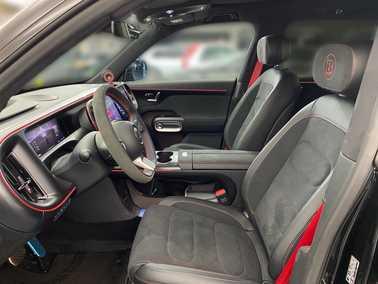 Getriebe: Automatikgetriebe, 1 GangAusstattungslinie: Ausstattungslinie Exterieur: Brabus,  Ausstattungslinie Interieur: BrabusAusstattungspakete: SportpaketAssistenzsysteme: Head-up-Display HUD,  Fernlichtassistent,  Einparkhilfe,  R&uuml;ckfahrkamera: 360&deg; Rundumsichtkamera,  Fahrlichtautomatik,  Tempomat,  Berganfahrhilfe,  Spurhalteassistent,  Kollisionswarnung,  VerkehrszeichenerkennungLicht und Sicht: LED-Scheinwerfer,  Abbiegelicht,  Tagfahrlicht,  Regensensor,  Ambientebeleuchtung mehrfarbig,  LichtsensorAudio &amp; Kommunikation: Navigationssystem,  Radio,  Multi-Funktions-Display,  Digitaler Radioempfang DAB,  Soundsystem,  Kabelloses Laden f&uuml;r HandysKomfort: Digitales Kombiinstrument,  Klimaautomatik, 2 Zonen,  Panoramadach,  Fahrer-/Beifahrersitz elektrisch,  Memoryfunktion Fahrersitz,  Sitzheizung Fahrer/Beifahrer,  Easy-Entry Einstiegshilfe,  Servolenkung,  Keyless-Entry,  Zentralverriegelung,  Fensterheber elektrisch,  Automatisch &ouml;ffnende Heckklappe,  SitzklimatisierungInterieur: Sitze Teilleder Dinamica-Mikrofaser,  Innenfarbe schwarz,  Sportlenkrad,  BordcomputerExterieur: Touchscreen Bedienung,  Leichtmetallfelgen 19 Zoll,  Au&szlig;enspiegel elekt.,  NotrufsystemSicherheit: Fahrer- /Beifahrerairbag,  Elektr. Stabilit&auml;tsprogramm ESP,  Reifendruckkontrolle,  Au&szlig;entemperatur Anzeige,  Antiblockiersystem ABS,  Bremsverschlei&szlig;anzeige,  NotbremsassistentVerf&uuml;gbarkeit in Abstimmung mit VerkaufsberaterIrrt&uuml;mer und &Auml;nderungen vorbehalten